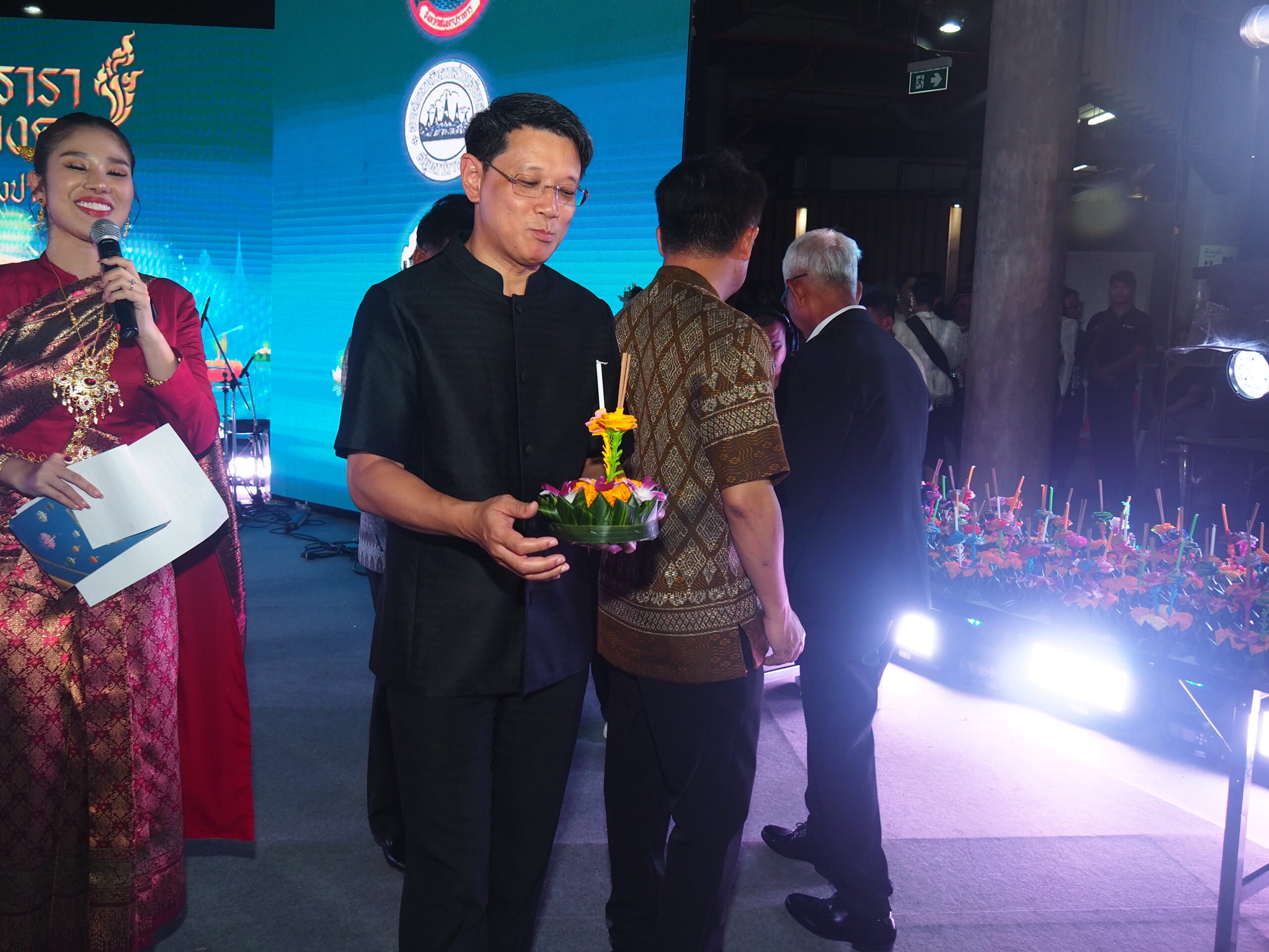 จังหวัดสมุทรปราการ ร่วมกับองค์การบริหารส่วนจังหวัดสมุทรปราการและเทศบาลนครสมุทรปราการ จัดงานลอยกระทงประจำปี 2568 ส่งเสริมการท่องเที่ยวและอนุรักษ์ประเพณีที่ดีงามของไทย . จังหวัดสมุทรปราการ ร่วมกับ องค์การบริหารส่วนจังหวัดสมุทรปราการและเทศบาลนครสมุทรปราการ จัดงานส่งเสริมการท่องเที่ยวเชิงวัฒนธรรมและประเพณีลอยกระทงจังหวัดสมุทรปราการ ประจำปี 2568 ภายใต้ชื่องาน “ศรัทธาธารา บูชาคงคา มิ่งมงคลเมืองปากน้ำ” บริเวณตลาดเชิงท่องเที่ยว ถนนท้ายบ้าน อำเภอเมืองฯ จังหวัดสมุทรปราการ โดยมี นายสยาม ศิริมงคล ผู้ว่าราชการจังหวัดสมุทรปราการ เป็นประธานเปิดงาน ภายในงานมีการประกวดนางนพมาศ การประกวดกระทงประเภทต่างๆ ก่อนเริ่มงานผู้ว่าราชการจังหวัดสมุทรปราการ ได้นำประชาชทุกหมู่เหล่าร่วมยืนสงบนิ่งเป็นเวลา 93 วินาที เพื่อแสดงความอาลัย และน้อมรำลึกในพระมหากรุณาธิคุณ สมเด็จพระนางเจ้าสิริกิติ์พระบรมราชินีนาถ พระบรมราชชนนีพันปี พระผู้เสด็จสู่สวรรคาลัย . ในส่วนของการดูแลความปลอดภัยให้กับประชาชนที่เดินทางมาร่วมงานลอยกระทงนั้น ได้มีการจัดเจ้าหน้าที่ตำรวจไว้ตามจุดต่างๆ เพื่อป้องกันปัญหาอาชญากรรม รวมทั้งกวดขันการเล่นประทัด พลุ ดอกไม้เพลิงและการจุดโคมลอย นอกจากนี้ยังได้จัดเจ้าหน้าที่คอยดูแลความปลอดภัยแก่ผู้ที่มาลอยกระทงบริเวณการจัดงานด้วย โดยกระทงส่วนใหญ่ที่ประชาชนนำมาลอยจะทำจากวัสดุธรรมชาติที่สามารถย่อยสลายได้ง่าย อาทิ กระทงที่ทำจากต้นกล้วยและใบตอง กระทงที่ทำจากเปลือกข้าวโพด กระทงที่ทำจากขนมปัง เพื่อร่วมอนุรักษ์สิ่งแวดล้อม/