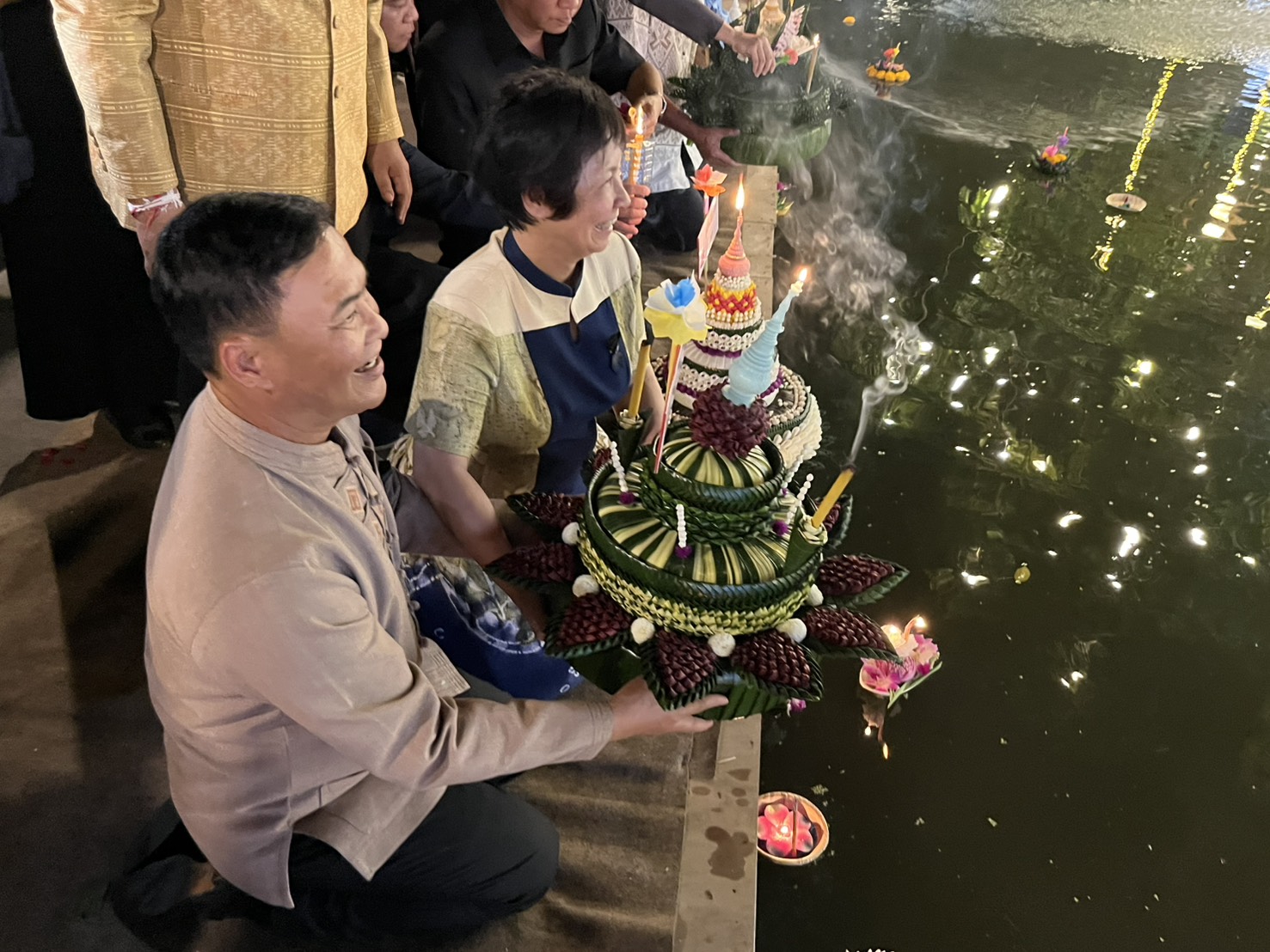  เทศบาลตำบลแพรกษา สืบสานประเพณีไทย “นฤมิตสายนที” ประเพณีลอยกระทง 2568 เทศบาลตำบลแพรกษา จัดงานส่งเสริมการอนุรักษ์ประเพณีไทย “นฤมิตสายนที” ประเพณีลอยกระทง 2568 รวมถึงสร้างความร่วมมือภายในชุมชน ก่อนเริ่มงานทางคณะผู้บริหาร นำโดย นางอรัญญา สุวรรณบุตร นายกเทศมนตรีตำบลแพรกษา พร้อมด้วย ดร. ยงยุทธ สุวรรณบุตร สมาชิกสภาผู้แทนราษฎรจังหวัดสมุทรปราการ เขต 2 สมัยที่ 25 นายวัฒนา เจริญจิตร นายอำเภอเมืองสมุทรปราการ ประธานในพิธีเปิดงาน นำคณะผู้บริหาร หัวหน้าส่วนราชการ คณะสมาชิกสภาเทศบาล คณะผู้บริหารสถานศึกษา คณะครู นักเรียน ตลอดจนประชาชนที่เดินทางมาร่วมงาน ร่วมยืนสงบนิ่งเป็นเวลา 93 วินาที เพื่อแสดงความอาลัย และน้อมรำลึกในพระมหากรุณาธิคุณ สมเด็จพระนางเจ้าสิริกิติ์พระบรมราชินีนาถ พระบรมราชชนนีพันปีหลวง พระผู้เสด็จสู่สวรรคาลัย ภายในงานได้มีการจัดนิทรรศการพระราชกรณียกิจของสมเด็จพระนางเจ้าสิริกิติ์พระบรมราชินีนาถ พระบรมราชชนนีพันปีหลวง รวมถึงการแสดงความสามารถดนตรีไทยของนักเรียนโรงเรียนแพรกษาวิเทศศึกษา (PWS) นอกจากนี้ ทางเทศบาลตำบลแพรกษา ยังได้มอบเงินสนับสนุนการประดิษฐ์กระทงของทางชุมชนทั้ง 16 ชุมชน ชุมชนละ 1,000 บาท รวมทั้งมอบเงินรางวัลแก่ชุมชนที่ชนะการประกวดกระทงประดิษฐ์ ซึ่งในปีนี้ชุมชนที่ชนะเลิศอันดับ 1 ได้แก่ ชุมชนเอื้ออาทร 1 เฟส 1 และรางวัลรองชนะเลิศอันดับ 1 คือ ชุมชนแสงปัญญา รางวัลรองชนะเลิศอันดับ 2 คือ ชุมชนเอื้ออาทร 1 เฟส 3 รางวัลชมเชยได้แก่ ชุมชนศุภาลัย และเอื้ออาทร 2 บรรยากาศภายในงานเป็นไปอย่างเรียบง่าย โดยมีการสร้างแหล่งน้ำจอลองเพื่อเปิดพื้นที่สระน้ำสำหรับลอยกระทง มีการประดับตกแต่งไฟสวยงาม มีเจ้าหน้าที่คอยอำนวยความสะดวกและดูแลความสงบเรียบร้อย โดยประชาชนที่มาร่วมงานต่างร่วมลอยกระทงเพื่อร่วมสืบสานประเพณีลอยกระทง ประจำปี2568