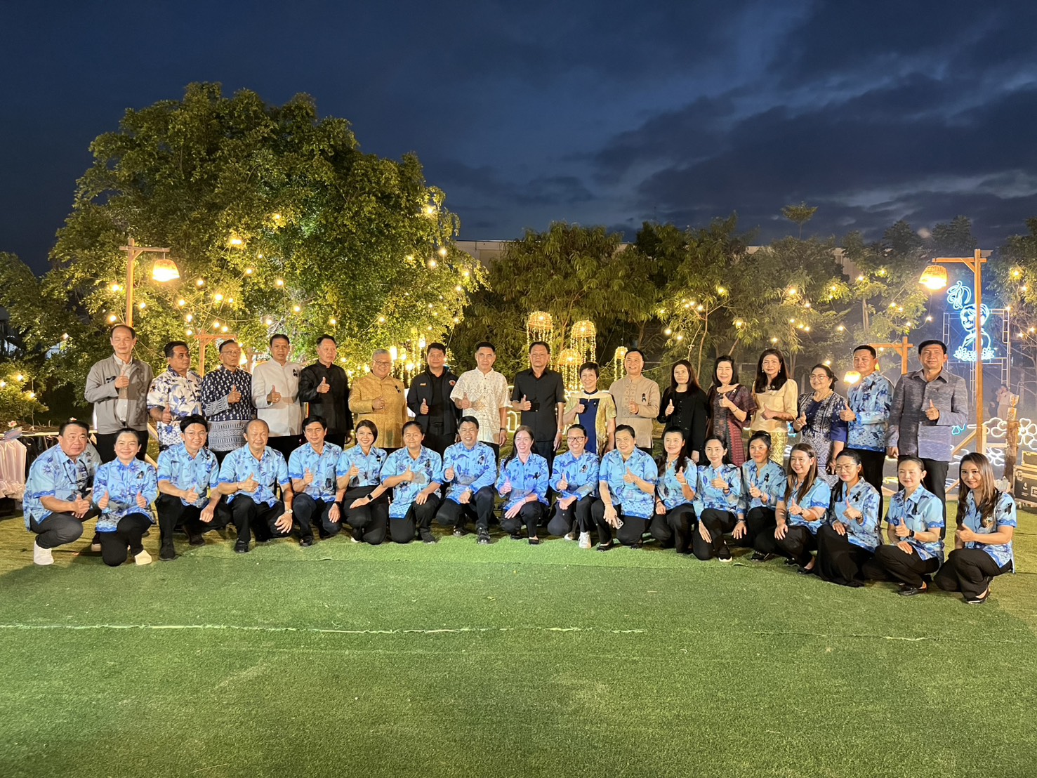  เทศบาลตำบลแพรกษา สืบสานประเพณีไทย “นฤมิตสายนที” ประเพณีลอยกระทง 2568 เทศบาลตำบลแพรกษา จัดงานส่งเสริมการอนุรักษ์ประเพณีไทย “นฤมิตสายนที” ประเพณีลอยกระทง 2568 รวมถึงสร้างความร่วมมือภายในชุมชน ก่อนเริ่มงานทางคณะผู้บริหาร นำโดย นางอรัญญา สุวรรณบุตร นายกเทศมนตรีตำบลแพรกษา พร้อมด้วย ดร. ยงยุทธ สุวรรณบุตร สมาชิกสภาผู้แทนราษฎรจังหวัดสมุทรปราการ เขต 2 สมัยที่ 25 นายวัฒนา เจริญจิตร นายอำเภอเมืองสมุทรปราการ ประธานในพิธีเปิดงาน นำคณะผู้บริหาร หัวหน้าส่วนราชการ คณะสมาชิกสภาเทศบาล คณะผู้บริหารสถานศึกษา คณะครู นักเรียน ตลอดจนประชาชนที่เดินทางมาร่วมงาน ร่วมยืนสงบนิ่งเป็นเวลา 93 วินาที เพื่อแสดงความอาลัย และน้อมรำลึกในพระมหากรุณาธิคุณ สมเด็จพระนางเจ้าสิริกิติ์พระบรมราชินีนาถ พระบรมราชชนนีพันปีหลวง พระผู้เสด็จสู่สวรรคาลัย ภายในงานได้มีการจัดนิทรรศการพระราชกรณียกิจของสมเด็จพระนางเจ้าสิริกิติ์พระบรมราชินีนาถ พระบรมราชชนนีพันปีหลวง รวมถึงการแสดงความสามารถดนตรีไทยของนักเรียนโรงเรียนแพรกษาวิเทศศึกษา (PWS) นอกจากนี้ ทางเทศบาลตำบลแพรกษา ยังได้มอบเงินสนับสนุนการประดิษฐ์กระทงของทางชุมชนทั้ง 16 ชุมชน ชุมชนละ 1,000 บาท รวมทั้งมอบเงินรางวัลแก่ชุมชนที่ชนะการประกวดกระทงประดิษฐ์ ซึ่งในปีนี้ชุมชนที่ชนะเลิศอันดับ 1 ได้แก่ ชุมชนเอื้ออาทร 1 เฟส 1 และรางวัลรองชนะเลิศอันดับ 1 คือ ชุมชนแสงปัญญา รางวัลรองชนะเลิศอันดับ 2 คือ ชุมชนเอื้ออาทร 1 เฟส 3 รางวัลชมเชยได้แก่ ชุมชนศุภาลัย และเอื้ออาทร 2 บรรยากาศภายในงานเป็นไปอย่างเรียบง่าย โดยมีการสร้างแหล่งน้ำจอลองเพื่อเปิดพื้นที่สระน้ำสำหรับลอยกระทง มีการประดับตกแต่งไฟสวยงาม มีเจ้าหน้าที่คอยอำนวยความสะดวกและดูแลความสงบเรียบร้อย โดยประชาชนที่มาร่วมงานต่างร่วมลอยกระทงเพื่อร่วมสืบสานประเพณีลอยกระทง ประจำปี2568