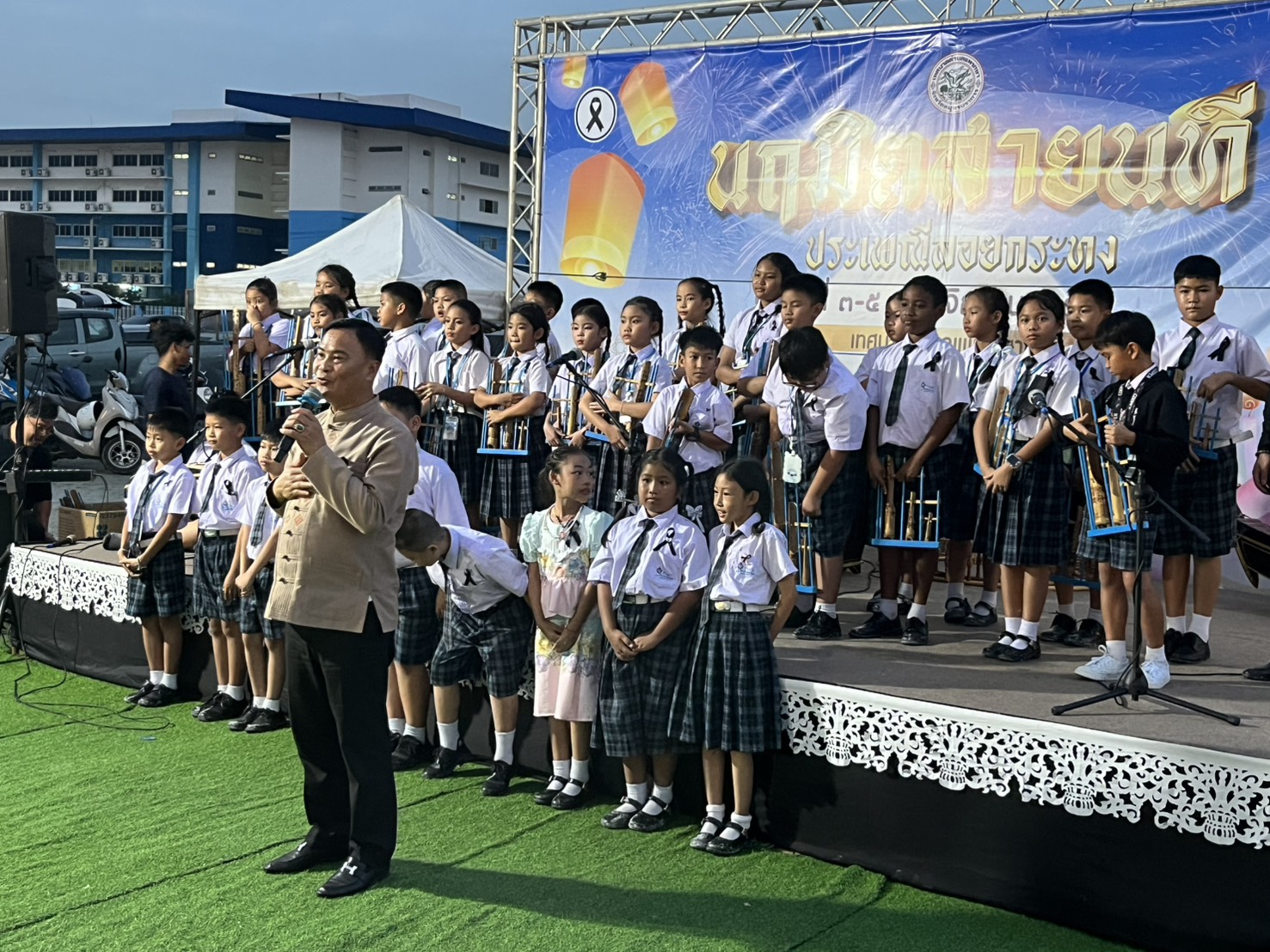  เทศบาลตำบลแพรกษา สืบสานประเพณีไทย “นฤมิตสายนที” ประเพณีลอยกระทง 2568 เทศบาลตำบลแพรกษา จัดงานส่งเสริมการอนุรักษ์ประเพณีไทย “นฤมิตสายนที” ประเพณีลอยกระทง 2568 รวมถึงสร้างความร่วมมือภายในชุมชน ก่อนเริ่มงานทางคณะผู้บริหาร นำโดย นางอรัญญา สุวรรณบุตร นายกเทศมนตรีตำบลแพรกษา พร้อมด้วย ดร. ยงยุทธ สุวรรณบุตร สมาชิกสภาผู้แทนราษฎรจังหวัดสมุทรปราการ เขต 2 สมัยที่ 25 นายวัฒนา เจริญจิตร นายอำเภอเมืองสมุทรปราการ ประธานในพิธีเปิดงาน นำคณะผู้บริหาร หัวหน้าส่วนราชการ คณะสมาชิกสภาเทศบาล คณะผู้บริหารสถานศึกษา คณะครู นักเรียน ตลอดจนประชาชนที่เดินทางมาร่วมงาน ร่วมยืนสงบนิ่งเป็นเวลา 93 วินาที เพื่อแสดงความอาลัย และน้อมรำลึกในพระมหากรุณาธิคุณ สมเด็จพระนางเจ้าสิริกิติ์พระบรมราชินีนาถ พระบรมราชชนนีพันปีหลวง พระผู้เสด็จสู่สวรรคาลัย ภายในงานได้มีการจัดนิทรรศการพระราชกรณียกิจของสมเด็จพระนางเจ้าสิริกิติ์พระบรมราชินีนาถ พระบรมราชชนนีพันปีหลวง รวมถึงการแสดงความสามารถดนตรีไทยของนักเรียนโรงเรียนแพรกษาวิเทศศึกษา (PWS) นอกจากนี้ ทางเทศบาลตำบลแพรกษา ยังได้มอบเงินสนับสนุนการประดิษฐ์กระทงของทางชุมชนทั้ง 16 ชุมชน ชุมชนละ 1,000 บาท รวมทั้งมอบเงินรางวัลแก่ชุมชนที่ชนะการประกวดกระทงประดิษฐ์ ซึ่งในปีนี้ชุมชนที่ชนะเลิศอันดับ 1 ได้แก่ ชุมชนเอื้ออาทร 1 เฟส 1 และรางวัลรองชนะเลิศอันดับ 1 คือ ชุมชนแสงปัญญา รางวัลรองชนะเลิศอันดับ 2 คือ ชุมชนเอื้ออาทร 1 เฟส 3 รางวัลชมเชยได้แก่ ชุมชนศุภาลัย และเอื้ออาทร 2 บรรยากาศภายในงานเป็นไปอย่างเรียบง่าย โดยมีการสร้างแหล่งน้ำจอลองเพื่อเปิดพื้นที่สระน้ำสำหรับลอยกระทง มีการประดับตกแต่งไฟสวยงาม มีเจ้าหน้าที่คอยอำนวยความสะดวกและดูแลความสงบเรียบร้อย โดยประชาชนที่มาร่วมงานต่างร่วมลอยกระทงเพื่อร่วมสืบสานประเพณีลอยกระทง ประจำปี2568