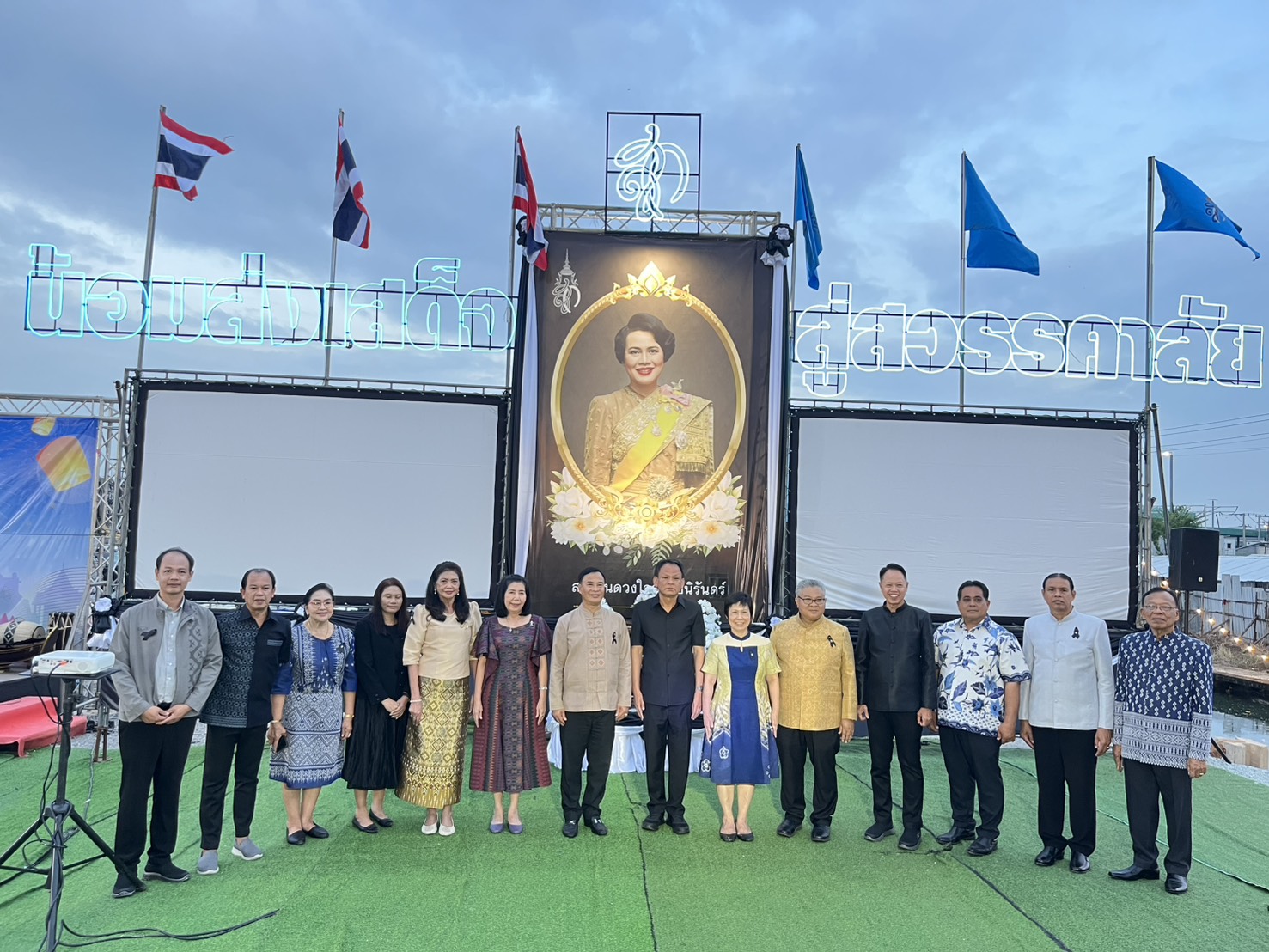  เทศบาลตำบลแพรกษา สืบสานประเพณีไทย “นฤมิตสายนที” ประเพณีลอยกระทง 2568 เทศบาลตำบลแพรกษา จัดงานส่งเสริมการอนุรักษ์ประเพณีไทย “นฤมิตสายนที” ประเพณีลอยกระทง 2568 รวมถึงสร้างความร่วมมือภายในชุมชน ก่อนเริ่มงานทางคณะผู้บริหาร นำโดย นางอรัญญา สุวรรณบุตร นายกเทศมนตรีตำบลแพรกษา พร้อมด้วย ดร. ยงยุทธ สุวรรณบุตร สมาชิกสภาผู้แทนราษฎรจังหวัดสมุทรปราการ เขต 2 สมัยที่ 25 นายวัฒนา เจริญจิตร นายอำเภอเมืองสมุทรปราการ ประธานในพิธีเปิดงาน นำคณะผู้บริหาร หัวหน้าส่วนราชการ คณะสมาชิกสภาเทศบาล คณะผู้บริหารสถานศึกษา คณะครู นักเรียน ตลอดจนประชาชนที่เดินทางมาร่วมงาน ร่วมยืนสงบนิ่งเป็นเวลา 93 วินาที เพื่อแสดงความอาลัย และน้อมรำลึกในพระมหากรุณาธิคุณ สมเด็จพระนางเจ้าสิริกิติ์พระบรมราชินีนาถ พระบรมราชชนนีพันปีหลวง พระผู้เสด็จสู่สวรรคาลัย ภายในงานได้มีการจัดนิทรรศการพระราชกรณียกิจของสมเด็จพระนางเจ้าสิริกิติ์พระบรมราชินีนาถ พระบรมราชชนนีพันปีหลวง รวมถึงการแสดงความสามารถดนตรีไทยของนักเรียนโรงเรียนแพรกษาวิเทศศึกษา (PWS) นอกจากนี้ ทางเทศบาลตำบลแพรกษา ยังได้มอบเงินสนับสนุนการประดิษฐ์กระทงของทางชุมชนทั้ง 16 ชุมชน ชุมชนละ 1,000 บาท รวมทั้งมอบเงินรางวัลแก่ชุมชนที่ชนะการประกวดกระทงประดิษฐ์ ซึ่งในปีนี้ชุมชนที่ชนะเลิศอันดับ 1 ได้แก่ ชุมชนเอื้ออาทร 1 เฟส 1 และรางวัลรองชนะเลิศอันดับ 1 คือ ชุมชนแสงปัญญา รางวัลรองชนะเลิศอันดับ 2 คือ ชุมชนเอื้ออาทร 1 เฟส 3 รางวัลชมเชยได้แก่ ชุมชนศุภาลัย และเอื้ออาทร 2 บรรยากาศภายในงานเป็นไปอย่างเรียบง่าย โดยมีการสร้างแหล่งน้ำจอลองเพื่อเปิดพื้นที่สระน้ำสำหรับลอยกระทง มีการประดับตกแต่งไฟสวยงาม มีเจ้าหน้าที่คอยอำนวยความสะดวกและดูแลความสงบเรียบร้อย โดยประชาชนที่มาร่วมงานต่างร่วมลอยกระทงเพื่อร่วมสืบสานประเพณีลอยกระทง ประจำปี2568