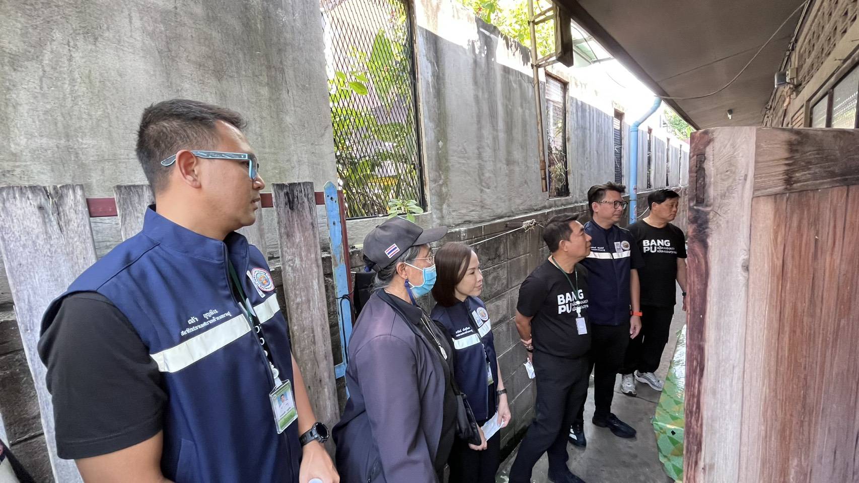  นายธีรพล ชุนเจริญ นายกเทศมนตรีตำบลบางปู พร้อมด้วยภริยา คุณศิริพร ยงค์สงวนชัย คณะผู้บริหาร ประธานสภาเทศบาล สมาชิกสภา หัวหน้าส่วนราชการและเจ้าหน้าที่เทศบาลฯ ลงพื้นที่ตาม “โครงการเทศบาลตำบลบางปูสนับสนุนผ้าอ้อมผู้ใหญ่และแผ่นรองชับการขับถ่ายสำหรับบุคคลที่มีภาวะพึ่งพิงและบุคคลที่มีภาวะกลั้นปัสสาวะหรืออุจจาระไม่ได้” โดยร่วมกับโรงพยาบาลส่งเสริมสุขภาพตำบล/สถานีบริการสาธารณสุขในพื้นที่เขตเทศบาลตำบลบางปู จำนวน 10 แห่ง และได้ให้กำลังใจกับผู้ที่ได้รับมอบรวมถึงผู้ดูแล 