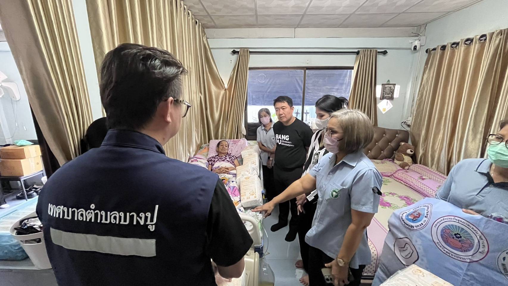  นายธีรพล ชุนเจริญ นายกเทศมนตรีตำบลบางปู พร้อมด้วยภริยา คุณศิริพร ยงค์สงวนชัย คณะผู้บริหาร ประธานสภาเทศบาล สมาชิกสภา หัวหน้าส่วนราชการและเจ้าหน้าที่เทศบาลฯ ลงพื้นที่ตาม “โครงการเทศบาลตำบลบางปูสนับสนุนผ้าอ้อมผู้ใหญ่และแผ่นรองชับการขับถ่ายสำหรับบุคคลที่มีภาวะพึ่งพิงและบุคคลที่มีภาวะกลั้นปัสสาวะหรืออุจจาระไม่ได้” โดยร่วมกับโรงพยาบาลส่งเสริมสุขภาพตำบล/สถานีบริการสาธารณสุขในพื้นที่เขตเทศบาลตำบลบางปู จำนวน 10 แห่ง และได้ให้กำลังใจกับผู้ที่ได้รับมอบรวมถึงผู้ดูแล 