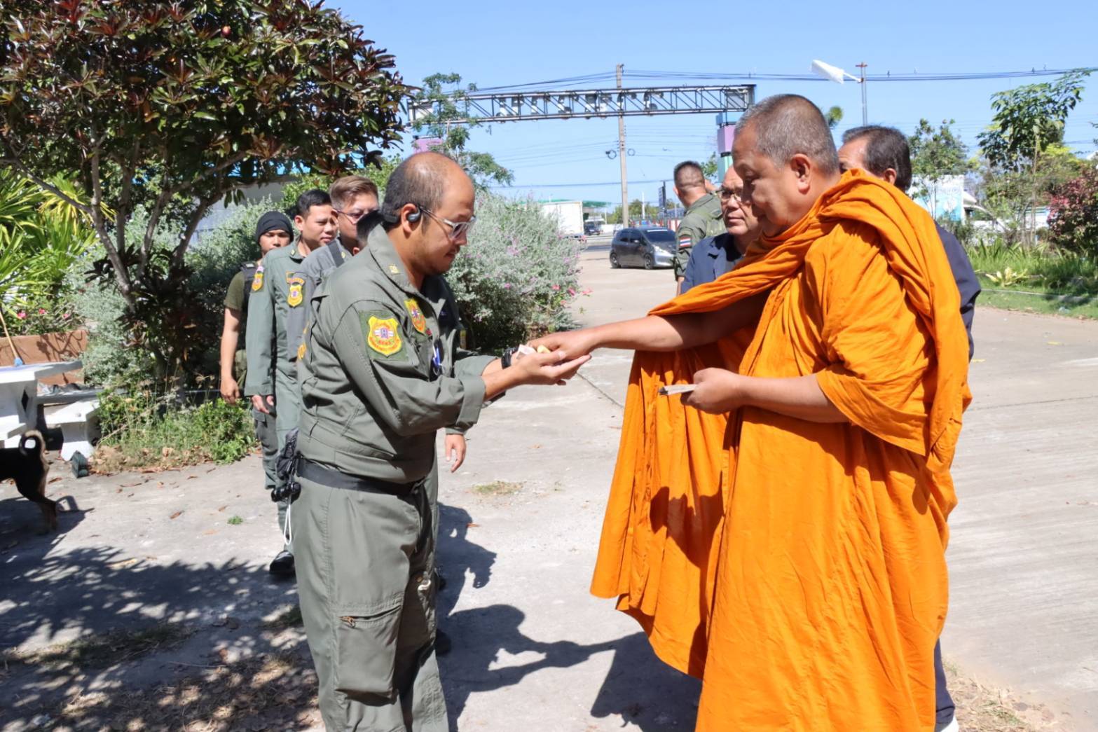 มอบสิ่งของ–เงินขวัญถุง ให้กำลังใจทหารชายแดน
