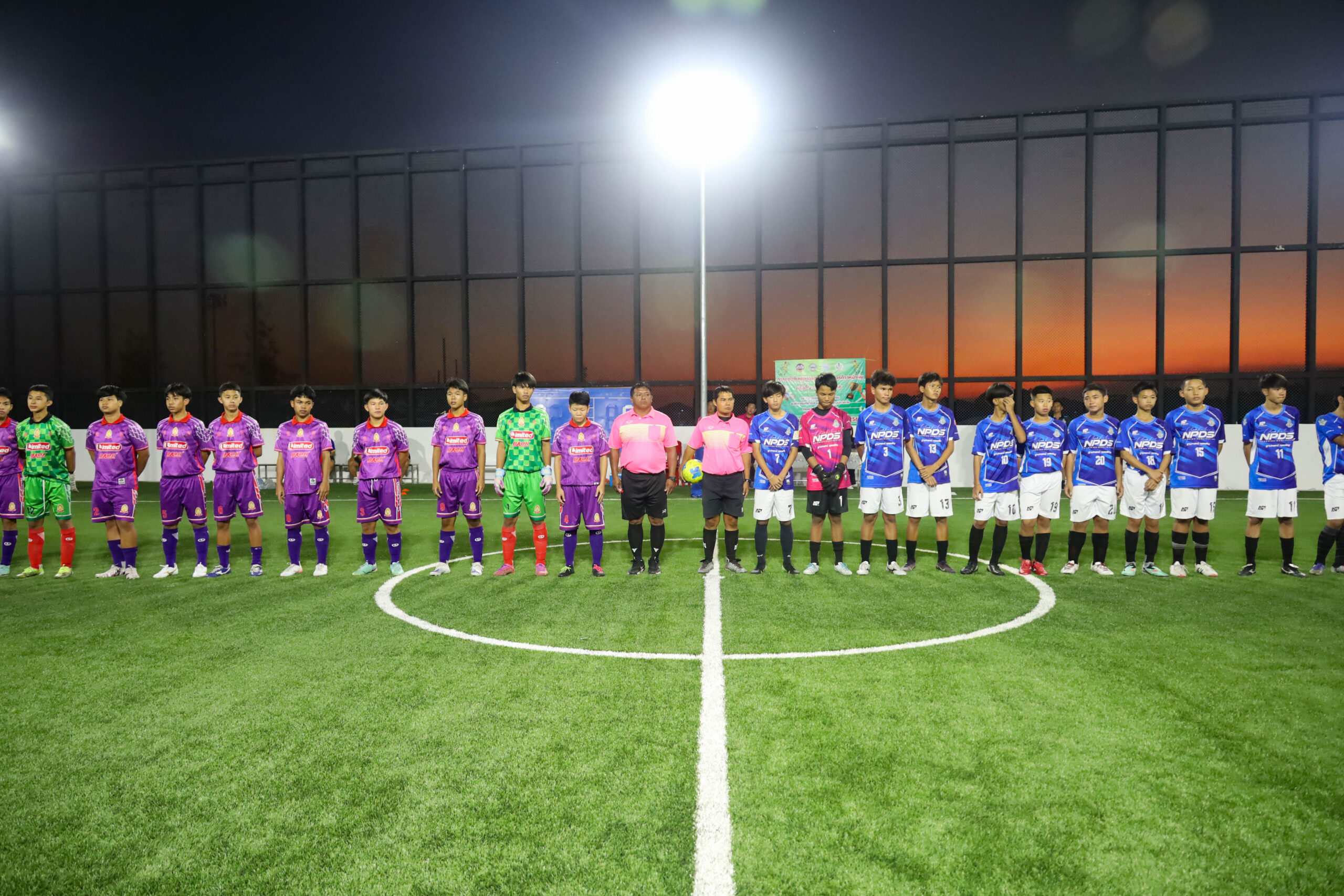 องค์การบริหารส่วนจังหวัดสมุทรปราการ ร่วมขับเคลื่อนกีฬาเยาวชน จัดการแข่งขันฟุตบอล 5 คน “สมุทรปราการก้าวหน้าคัพ” ครั้งที่ 2 ประจำปี 2568 องค์การบริหารส่วนจังหวัดสมุทรปราการ ร่วมกับสมาคมกีฬาแห่งจังหวัดสมุทรปราการ และสำนักงานการกีฬาแห่งประเทศไทย จัดการแข่งขันฟุตบอล 5 คน “สมุทรปราการก้าวหน้าคัพ” ครั้งที่ 2 ประจำปี 2568 ณ สนามฟุตบอลหญ้าเทียม องค์การบริหารส่วนจังหวัดสมุทรปราการ ตำบลท้ายบ้าน อำเภอเมืองสมุทรปราการ จังหวัดสมุทรปราการ ระหว่างวันที่ 10–21 ธันวาคม 2568 เพื่อส่งเสริมการใช้เวลาว่างอย่างสร้างสรรค์และพัฒนาศักยภาพด้านกีฬาของเยาวชนและประชาชนในพื้นที่ ในการนี้ นายสุนทร ปานแสงทอง นายกองค์การบริหารส่วนจังหวัดสมุทรปราการ ให้เกียรติเป็นประธานในพิธีเปิดและพิธีปิดการแข่งขัน พร้อมด้วยนายวรพร อัศวเหม รองนายกฯ และคณะผู้บริหารองค์การบริหารส่วนจังหวัดสมุทรปราการ เข้าร่วมในพิธีอย่างพร้อมเพรียง โดยมีนายไพบูรณ์ พินเที่ยง นายกสมาคมกีฬาแห่งจังหวัดสมุทรปราการ สมาชิกสภาองค์การบริหารส่วนจังหวัดสมุทรปราการ เป็นผู้กล่าวรายงานวัตถุประสงค์ของการจัดการแข่งขัน การแข่งขันครั้งนี้มีทีมเข้าร่วมทั้งสิ้น 21 ทีม แบ่งออกเป็น 3 รุ่นอายุ ได้แก่ รุ่นอายุไม่เกิน 10 ปี จำนวน 6 ทีม รุ่นอายุไม่เกิน 12 ปี จำนวน 7 ทีม และรุ่นอายุไม่เกิน 15 ปี จำนวน 8 ทีม เปิดโอกาสให้เยาวชนได้แสดงศักยภาพด้านกีฬา เสริมสร้างทักษะการทำงานเป็นทีม มีน้ำใจนักกีฬา และเรียนรู้การอยู่ร่วมกันในสังคม วัตถุประสงค์ของการจัดการแข่งขัน มุ่งเน้นให้เยาวชนและประชาชนผู้รักการกีฬาได้มีเวทีในการแสดงความสามารถ ส่งเสริมสุขภาพร่างกายและจิตใจ ตลอดจนสร้างความสามัคคีในชุมชน โดยรายได้หลังหักค่าใช้จ่ายจะนำไปเป็นทุนสนับสนุนการพัฒนากิจกรรมทางการกีฬาของสมาคมกีฬาแห่งจังหวัดสมุทรปราการ เพื่อยกระดับศักยภาพนักกีฬาและกิจกรรมกีฬาของจังหวัดให้เติบโตอย่างต่อเนื่อง ในโอกาสนี้ นายสุนทร ปานแสงทอง นายกองค์การบริหารส่วนจังหวัดสมุทรปราการ ได้กล่าวชื่นชมการดำเนินงานของคณะผู้จัดงานทุกฝ่าย พร้อมย้ำถึงความสำคัญของการส่งเสริมกีฬา ซึ่งถือเป็นภารกิจสำคัญของจังหวัดในการพัฒนาคุณภาพชีวิต สร้างโอกาสให้เยาวชน และเสริมสร้างภาพลักษณ์ที่ดีให้กับจังหวัดสมุทรปราการ พร้อมอวยพรให้ทุกทีมแข่งขันด้วยความมุ่งมั่น มีน้ำใจนักกีฬา และให้การแข่งขันในครั้งนี้ประสบความสำเร็จเป็นอย่างดี