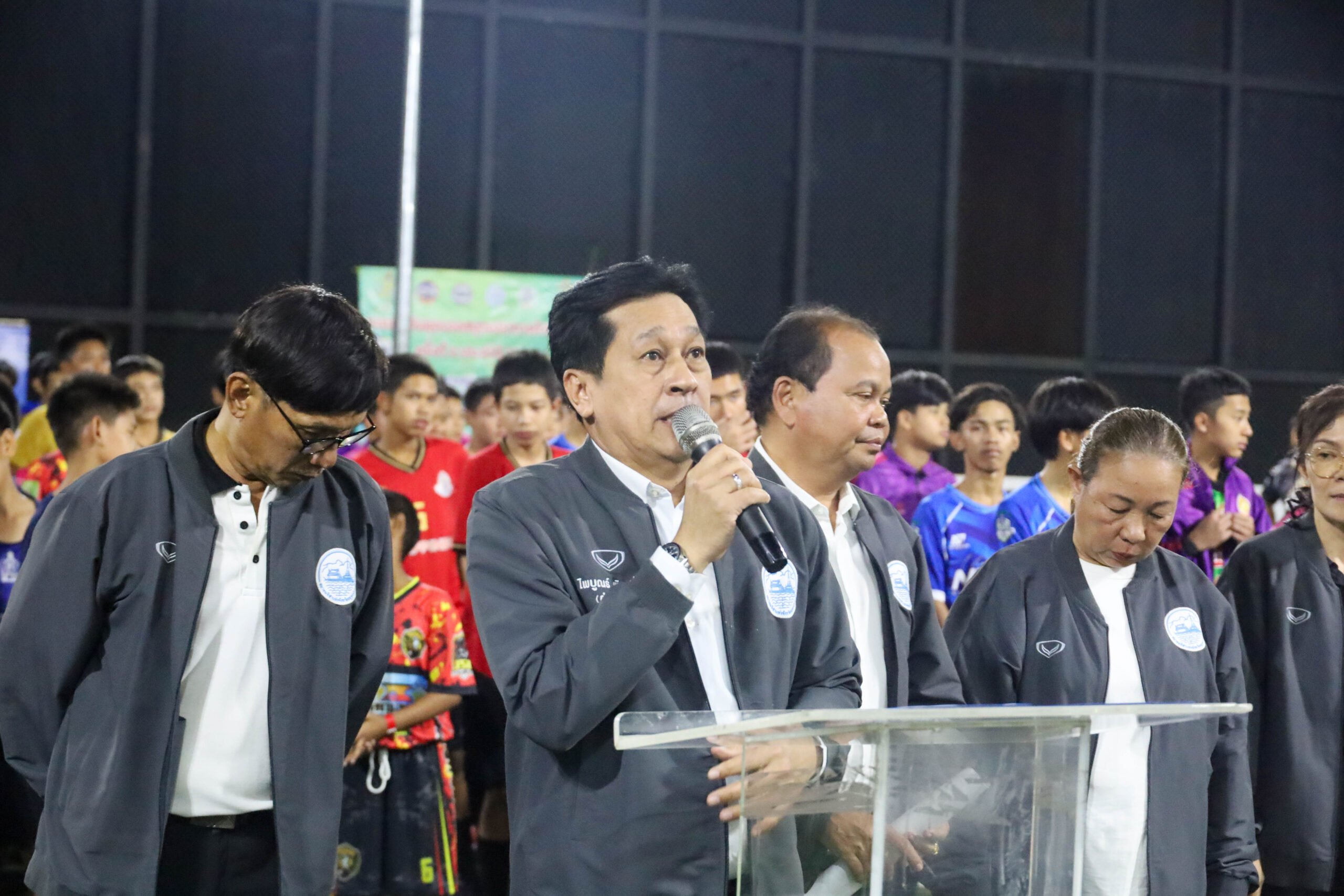 องค์การบริหารส่วนจังหวัดสมุทรปราการ ร่วมขับเคลื่อนกีฬาเยาวชน จัดการแข่งขันฟุตบอล 5 คน “สมุทรปราการก้าวหน้าคัพ” ครั้งที่ 2 ประจำปี 2568 องค์การบริหารส่วนจังหวัดสมุทรปราการ ร่วมกับสมาคมกีฬาแห่งจังหวัดสมุทรปราการ และสำนักงานการกีฬาแห่งประเทศไทย จัดการแข่งขันฟุตบอล 5 คน “สมุทรปราการก้าวหน้าคัพ” ครั้งที่ 2 ประจำปี 2568 ณ สนามฟุตบอลหญ้าเทียม องค์การบริหารส่วนจังหวัดสมุทรปราการ ตำบลท้ายบ้าน อำเภอเมืองสมุทรปราการ จังหวัดสมุทรปราการ ระหว่างวันที่ 10–21 ธันวาคม 2568 เพื่อส่งเสริมการใช้เวลาว่างอย่างสร้างสรรค์และพัฒนาศักยภาพด้านกีฬาของเยาวชนและประชาชนในพื้นที่ ในการนี้ นายสุนทร ปานแสงทอง นายกองค์การบริหารส่วนจังหวัดสมุทรปราการ ให้เกียรติเป็นประธานในพิธีเปิดและพิธีปิดการแข่งขัน พร้อมด้วยนายวรพร อัศวเหม รองนายกฯ และคณะผู้บริหารองค์การบริหารส่วนจังหวัดสมุทรปราการ เข้าร่วมในพิธีอย่างพร้อมเพรียง โดยมีนายไพบูรณ์ พินเที่ยง นายกสมาคมกีฬาแห่งจังหวัดสมุทรปราการ สมาชิกสภาองค์การบริหารส่วนจังหวัดสมุทรปราการ เป็นผู้กล่าวรายงานวัตถุประสงค์ของการจัดการแข่งขัน การแข่งขันครั้งนี้มีทีมเข้าร่วมทั้งสิ้น 21 ทีม แบ่งออกเป็น 3 รุ่นอายุ ได้แก่ รุ่นอายุไม่เกิน 10 ปี จำนวน 6 ทีม รุ่นอายุไม่เกิน 12 ปี จำนวน 7 ทีม และรุ่นอายุไม่เกิน 15 ปี จำนวน 8 ทีม เปิดโอกาสให้เยาวชนได้แสดงศักยภาพด้านกีฬา เสริมสร้างทักษะการทำงานเป็นทีม มีน้ำใจนักกีฬา และเรียนรู้การอยู่ร่วมกันในสังคม วัตถุประสงค์ของการจัดการแข่งขัน มุ่งเน้นให้เยาวชนและประชาชนผู้รักการกีฬาได้มีเวทีในการแสดงความสามารถ ส่งเสริมสุขภาพร่างกายและจิตใจ ตลอดจนสร้างความสามัคคีในชุมชน โดยรายได้หลังหักค่าใช้จ่ายจะนำไปเป็นทุนสนับสนุนการพัฒนากิจกรรมทางการกีฬาของสมาคมกีฬาแห่งจังหวัดสมุทรปราการ เพื่อยกระดับศักยภาพนักกีฬาและกิจกรรมกีฬาของจังหวัดให้เติบโตอย่างต่อเนื่อง ในโอกาสนี้ นายสุนทร ปานแสงทอง นายกองค์การบริหารส่วนจังหวัดสมุทรปราการ ได้กล่าวชื่นชมการดำเนินงานของคณะผู้จัดงานทุกฝ่าย พร้อมย้ำถึงความสำคัญของการส่งเสริมกีฬา ซึ่งถือเป็นภารกิจสำคัญของจังหวัดในการพัฒนาคุณภาพชีวิต สร้างโอกาสให้เยาวชน และเสริมสร้างภาพลักษณ์ที่ดีให้กับจังหวัดสมุทรปราการ พร้อมอวยพรให้ทุกทีมแข่งขันด้วยความมุ่งมั่น มีน้ำใจนักกีฬา และให้การแข่งขันในครั้งนี้ประสบความสำเร็จเป็นอย่างดี