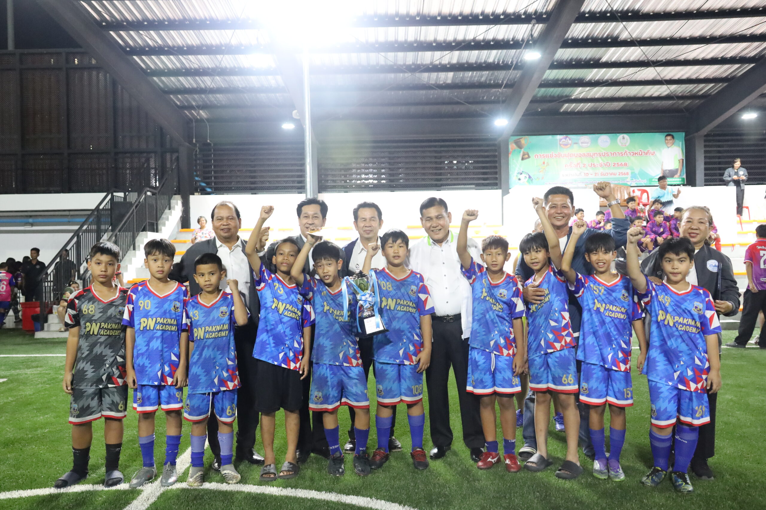 องค์การบริหารส่วนจังหวัดสมุทรปราการ ร่วมขับเคลื่อนกีฬาเยาวชน จัดการแข่งขันฟุตบอล 5 คน “สมุทรปราการก้าวหน้าคัพ” ครั้งที่ 2 ประจำปี 2568 องค์การบริหารส่วนจังหวัดสมุทรปราการ ร่วมกับสมาคมกีฬาแห่งจังหวัดสมุทรปราการ และสำนักงานการกีฬาแห่งประเทศไทย จัดการแข่งขันฟุตบอล 5 คน “สมุทรปราการก้าวหน้าคัพ” ครั้งที่ 2 ประจำปี 2568 ณ สนามฟุตบอลหญ้าเทียม องค์การบริหารส่วนจังหวัดสมุทรปราการ ตำบลท้ายบ้าน อำเภอเมืองสมุทรปราการ จังหวัดสมุทรปราการ ระหว่างวันที่ 10–21 ธันวาคม 2568 เพื่อส่งเสริมการใช้เวลาว่างอย่างสร้างสรรค์และพัฒนาศักยภาพด้านกีฬาของเยาวชนและประชาชนในพื้นที่ ในการนี้ นายสุนทร ปานแสงทอง นายกองค์การบริหารส่วนจังหวัดสมุทรปราการ ให้เกียรติเป็นประธานในพิธีเปิดและพิธีปิดการแข่งขัน พร้อมด้วยนายวรพร อัศวเหม รองนายกฯ และคณะผู้บริหารองค์การบริหารส่วนจังหวัดสมุทรปราการ เข้าร่วมในพิธีอย่างพร้อมเพรียง โดยมีนายไพบูรณ์ พินเที่ยง นายกสมาคมกีฬาแห่งจังหวัดสมุทรปราการ สมาชิกสภาองค์การบริหารส่วนจังหวัดสมุทรปราการ เป็นผู้กล่าวรายงานวัตถุประสงค์ของการจัดการแข่งขัน การแข่งขันครั้งนี้มีทีมเข้าร่วมทั้งสิ้น 21 ทีม แบ่งออกเป็น 3 รุ่นอายุ ได้แก่ รุ่นอายุไม่เกิน 10 ปี จำนวน 6 ทีม รุ่นอายุไม่เกิน 12 ปี จำนวน 7 ทีม และรุ่นอายุไม่เกิน 15 ปี จำนวน 8 ทีม เปิดโอกาสให้เยาวชนได้แสดงศักยภาพด้านกีฬา เสริมสร้างทักษะการทำงานเป็นทีม มีน้ำใจนักกีฬา และเรียนรู้การอยู่ร่วมกันในสังคม วัตถุประสงค์ของการจัดการแข่งขัน มุ่งเน้นให้เยาวชนและประชาชนผู้รักการกีฬาได้มีเวทีในการแสดงความสามารถ ส่งเสริมสุขภาพร่างกายและจิตใจ ตลอดจนสร้างความสามัคคีในชุมชน โดยรายได้หลังหักค่าใช้จ่ายจะนำไปเป็นทุนสนับสนุนการพัฒนากิจกรรมทางการกีฬาของสมาคมกีฬาแห่งจังหวัดสมุทรปราการ เพื่อยกระดับศักยภาพนักกีฬาและกิจกรรมกีฬาของจังหวัดให้เติบโตอย่างต่อเนื่อง ในโอกาสนี้ นายสุนทร ปานแสงทอง นายกองค์การบริหารส่วนจังหวัดสมุทรปราการ ได้กล่าวชื่นชมการดำเนินงานของคณะผู้จัดงานทุกฝ่าย พร้อมย้ำถึงความสำคัญของการส่งเสริมกีฬา ซึ่งถือเป็นภารกิจสำคัญของจังหวัดในการพัฒนาคุณภาพชีวิต สร้างโอกาสให้เยาวชน และเสริมสร้างภาพลักษณ์ที่ดีให้กับจังหวัดสมุทรปราการ พร้อมอวยพรให้ทุกทีมแข่งขันด้วยความมุ่งมั่น มีน้ำใจนักกีฬา และให้การแข่งขันในครั้งนี้ประสบความสำเร็จเป็นอย่างดี