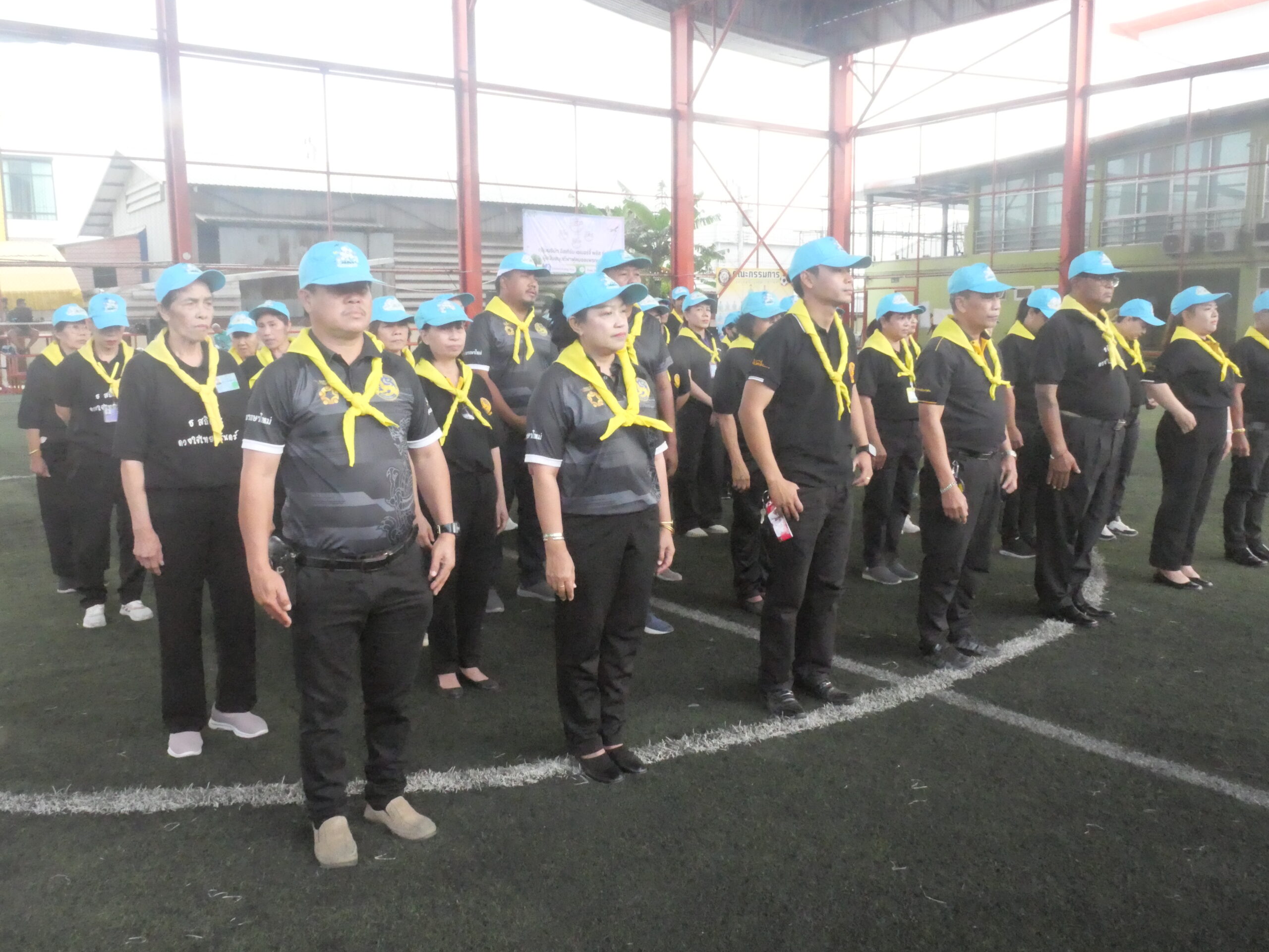  ทม.แพรกษาใหม่จัดแข่งฟุตบอล 5 ธันวา ต้านยาเสพติด วันที่ 5 ธันวาคม 2568 ณ สนามกีฬาฟุตบอลเทศบาลเมืองแพรกษาใหม่ ต.แพรกษาใหม่ อ.เมือง สมุทรปราการ เทศบาลเมืองแพรกษาใหม่ จัดการแข่งขันฟุตบอลเงินแสน 5 ธันวา ต้านยาเสพติด แพรกษาใหม่คัพ ครั้งที่ 5 ชิงถ้วยรางวัล นายอำนวย บุญริ้ว นายกเทศมนตรีเมืองแพรกษาใหม่ ผู้สนับสนุน นายอำนวย บุญริ้ว นายกเทศมนตรีเมืองแพรกษาใหม่ ประธานชมรมแพรกษาใหม่คัพ ผู้สนับสนุนการแข่งขันฟุตบอล 5 ธันวา ต้านยาเสพติด แพรกษาใหม่คัพ ครั้งที่ 5 โดยมี นายธนสัน วสันต์ กำนันตำบลแพรกษาใหม่ ผู้ดำเนินการจัดงานการแข่งขันกีฬา พร้อมด้วย เจ้าหน้าที่ฝ่ายปกครอง ตลอดจนนักกีฬาที่เข้าร่วมการแข่งขันทั้ง 12 ทีม ร่วมในพิธีเปิด การจัดการแข่งขันแข่งฟุตบอลในครั้งนี้ ทางชมรมฟุตบอลแพรกษาใหม่ เทศบาลเมืองแพรกษาใหม่ เจ้าหน้าที่ฝ่ายปกครองแพรกษาใหม่ ได้ร่วมกันจัดขึ้นตามโครงการ ฟุตบอล 5 ธันวา ต้านยาเสพติด แพรกษาใหม่คัพ ครั้งที่ 5 มี จำนวน 12 ทีม อาทิ ทีมผู้ใหญ่โซ่ ทีมน้องเพลง ทีม KRD ALL GTC ทีมผ่องโสภานุกูล ทีมลูกแม่เต๋า บาเรร่า เป็นต้น โดยชิงเงินรางวัล 100,000 บาท พร้อมถ้วยรางวัล นายอำนวย บุญริ้ว นายกเทศมนตรีเมืองแพรกษาใหม่ และเงินรางวัลทีมรองชนะเลิศ อันดับ 1 และรองชนะเลิศ อันดับ 2 เงินรางวัล 10,000 บาท (ทีมละ 5,000) ก่อนการแข่งขันฟุตบอลนายธนสัน วสันต์ กำนันตำบลแพรกษาใหม่ นำเจ้าหน้าที่ฝ่ายปกครอง ผู้ใหญ่บ้าน ผู้ช่วยผู้ใหญ่บ้าน ประชาชนจิตอาสา ร่วมทำกิจกรรมจิตอาสาเทิดพระเกียรติในหลวงรัชกาลที่ 9 เนื่องในวันที่ 5 ธันวาคม วันพ่อแห่งชาติ น้อมสำนึกในพระมหากรุณาธิคุณหาที่สุดมิได้ สำหรับทีมที่เข้ารอบชิงชนะเลิศการแข่งขัน กีฬาฟุตบอล 5 ธันวา ต้านยาเสพติด แพรกษาใหม่คัพ ครั้งที่ 5 เงินแสน ได้แก่ทีม สารวัตรโด่ ดอนเมือง ชิงกับ ทีมผู้ใหญ่โซ่ KRD ผลการแข่งขันคือ ทีมผู้ใหญ่โซ่ KRD ได้จุดโทษก่อนทดเวลาบาดเจ็บ ก่อนจะยิงจุดโทษทำให้ทีมผู้ใหญ่โซ่ KRD ชนะไป 3-2 