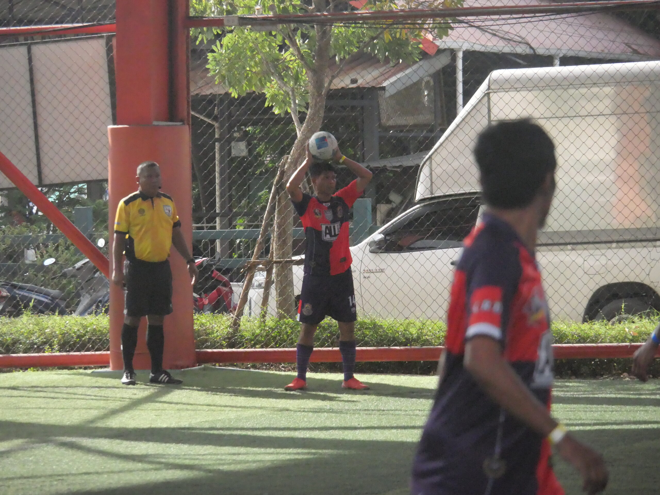  ทม.แพรกษาใหม่จัดแข่งฟุตบอล 5 ธันวา ต้านยาเสพติด วันที่ 5 ธันวาคม 2568 ณ สนามกีฬาฟุตบอลเทศบาลเมืองแพรกษาใหม่ ต.แพรกษาใหม่ อ.เมือง สมุทรปราการ เทศบาลเมืองแพรกษาใหม่ จัดการแข่งขันฟุตบอลเงินแสน 5 ธันวา ต้านยาเสพติด แพรกษาใหม่คัพ ครั้งที่ 5 ชิงถ้วยรางวัล นายอำนวย บุญริ้ว นายกเทศมนตรีเมืองแพรกษาใหม่ ผู้สนับสนุน นายอำนวย บุญริ้ว นายกเทศมนตรีเมืองแพรกษาใหม่ ประธานชมรมแพรกษาใหม่คัพ ผู้สนับสนุนการแข่งขันฟุตบอล 5 ธันวา ต้านยาเสพติด แพรกษาใหม่คัพ ครั้งที่ 5 โดยมี นายธนสัน วสันต์ กำนันตำบลแพรกษาใหม่ ผู้ดำเนินการจัดงานการแข่งขันกีฬา พร้อมด้วย เจ้าหน้าที่ฝ่ายปกครอง ตลอดจนนักกีฬาที่เข้าร่วมการแข่งขันทั้ง 12 ทีม ร่วมในพิธีเปิด การจัดการแข่งขันแข่งฟุตบอลในครั้งนี้ ทางชมรมฟุตบอลแพรกษาใหม่ เทศบาลเมืองแพรกษาใหม่ เจ้าหน้าที่ฝ่ายปกครองแพรกษาใหม่ ได้ร่วมกันจัดขึ้นตามโครงการ ฟุตบอล 5 ธันวา ต้านยาเสพติด แพรกษาใหม่คัพ ครั้งที่ 5 มี จำนวน 12 ทีม อาทิ ทีมผู้ใหญ่โซ่ ทีมน้องเพลง ทีม KRD ALL GTC ทีมผ่องโสภานุกูล ทีมลูกแม่เต๋า บาเรร่า เป็นต้น โดยชิงเงินรางวัล 100,000 บาท พร้อมถ้วยรางวัล นายอำนวย บุญริ้ว นายกเทศมนตรีเมืองแพรกษาใหม่ และเงินรางวัลทีมรองชนะเลิศ อันดับ 1 และรองชนะเลิศ อันดับ 2 เงินรางวัล 10,000 บาท (ทีมละ 5,000) ก่อนการแข่งขันฟุตบอลนายธนสัน วสันต์ กำนันตำบลแพรกษาใหม่ นำเจ้าหน้าที่ฝ่ายปกครอง ผู้ใหญ่บ้าน ผู้ช่วยผู้ใหญ่บ้าน ประชาชนจิตอาสา ร่วมทำกิจกรรมจิตอาสาเทิดพระเกียรติในหลวงรัชกาลที่ 9 เนื่องในวันที่ 5 ธันวาคม วันพ่อแห่งชาติ น้อมสำนึกในพระมหากรุณาธิคุณหาที่สุดมิได้ สำหรับทีมที่เข้ารอบชิงชนะเลิศการแข่งขัน กีฬาฟุตบอล 5 ธันวา ต้านยาเสพติด แพรกษาใหม่คัพ ครั้งที่ 5 เงินแสน ได้แก่ทีม สารวัตรโด่ ดอนเมือง ชิงกับ ทีมผู้ใหญ่โซ่ KRD ผลการแข่งขันคือ ทีมผู้ใหญ่โซ่ KRD ได้จุดโทษก่อนทดเวลาบาดเจ็บ ก่อนจะยิงจุดโทษทำให้ทีมผู้ใหญ่โซ่ KRD ชนะไป 3-2 