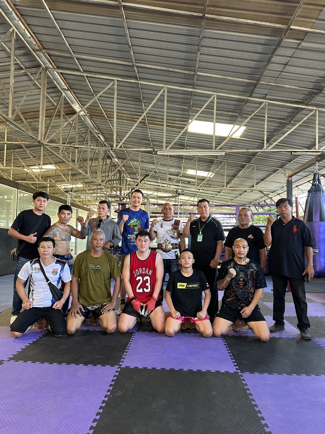 ต้อนรับครูมวยฉายา"หมัดสากเหล็ก" นายธนขาติ ยังประภากร อดีตสมาชิกสภาเทศบาลตำบลบางปู นายจรูญ ยังประภากร อดีตสมาชิกวุฒิสภาจังหวัดสมุทรปราการ (ที่ปรึกษารัฐมนตรีช่วยว่าการกระทรวงมหาไทย) ให้การต้องรับ ครูสำราญศักดิ์ เมืองสุริทนร์ ฉายา ”หมัดสากเหล็ก“  ตำนานแชมป์เปี่ยนของสนามมวยเวทีลุมพินีถึง 2 รุ่น 🏆แวะมาเยี่ยมและสอนทักษะมวยไทยพื้นฐานให้กับผู้ที่สนใจการต่อยมวย และส่งเสริมกีฬามวยในจังหวัดสมุทรปราการ ที่ ค่ายมมวย “ชาละวัน มวยไทยยิม” ฟาร์มจระเข้สมุทรปราการ