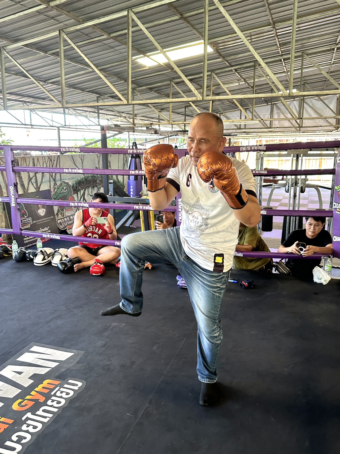 ต้อนรับครูมวยฉายา"หมัดสากเหล็ก" นายธนขาติ ยังประภากร อดีตสมาชิกสภาเทศบาลตำบลบางปู นายจรูญ ยังประภากร อดีตสมาชิกวุฒิสภาจังหวัดสมุทรปราการ (ที่ปรึกษารัฐมนตรีช่วยว่าการกระทรวงมหาไทย) ให้การต้องรับ ครูสำราญศักดิ์ เมืองสุริทนร์ ฉายา ”หมัดสากเหล็ก“  ตำนานแชมป์เปี่ยนของสนามมวยเวทีลุมพินีถึง 2 รุ่น 🏆แวะมาเยี่ยมและสอนทักษะมวยไทยพื้นฐานให้กับผู้ที่สนใจการต่อยมวย และส่งเสริมกีฬามวยในจังหวัดสมุทรปราการ ที่ ค่ายมมวย “ชาละวัน มวยไทยยิม” ฟาร์มจระเข้สมุทรปราการ