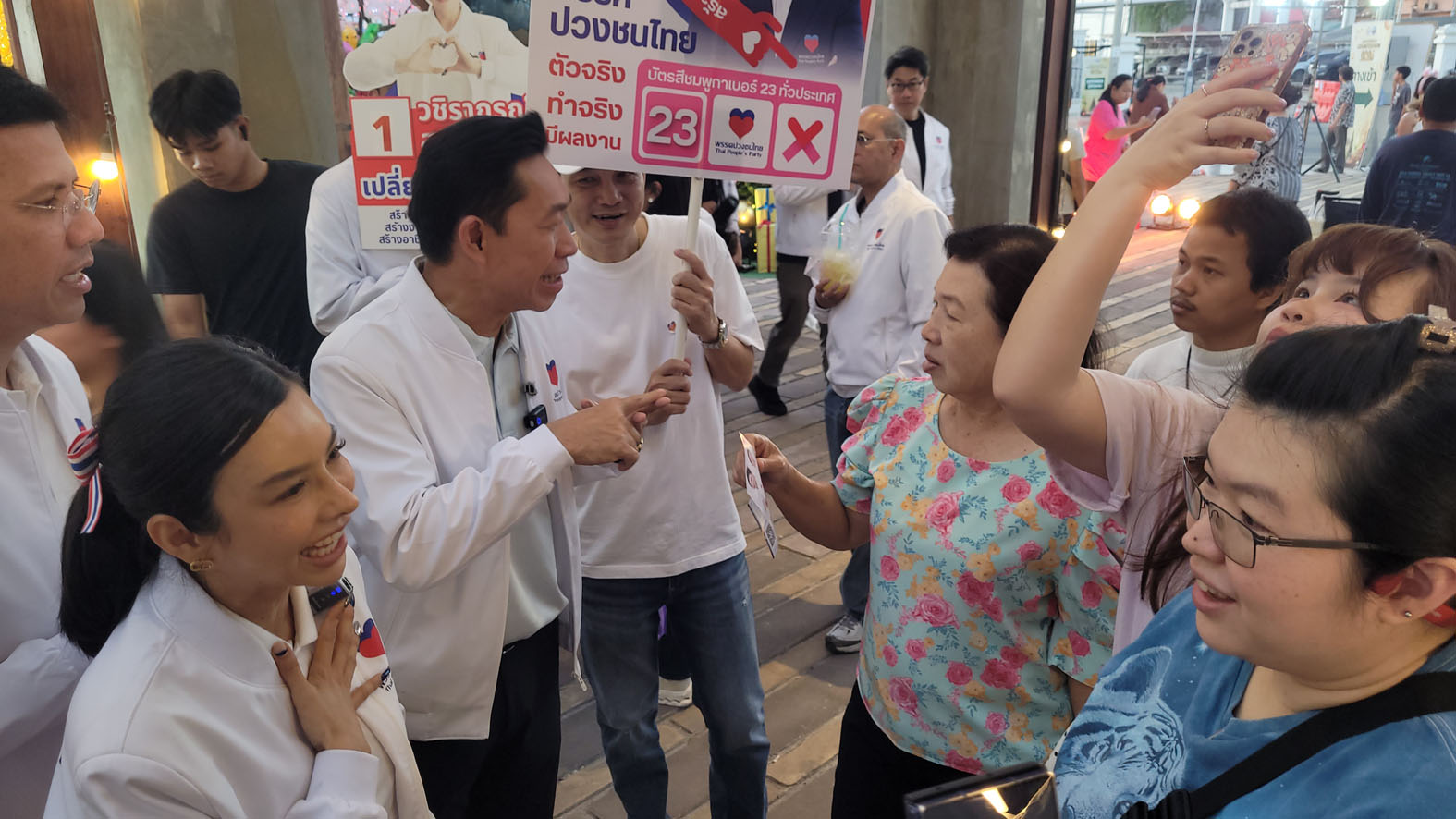 “อาร์ท” หัวหน้าพรรคปวงชนไทย ลุยสมุทรปราการ หนุน “วา” ชิง สส.เขต 1 ชูแก้ปัญหาปากท้อง–ลดเหลื่อมล้ำ          อาร์ท เอกสิทธิ์ คุณานันทกุล หัวหน้าพรรคปวงชนไทย ลงพื้นที่ตลาดปากน้ำ–ท้ายบ้าน ช่วย “วา” วชิราภรณ์ ผู้สมัคร สส.เขต 1 สมุทรปราการ เบอร์ 1 หาเสียง พบปะประชาชน รับฟังปัญหาเศรษฐกิจปากท้อง พร้อมประกาศเดินหน้าแก้ปัญหาแรงงานนอกระบบ ผู้สูงอายุ และปราบสแกมเมอร์อย่างจริงจัง          เมื่อเวลา 17.00 น. วันที่ 4 มกราคม 2569 นายเอกสิทธิ์ คุณานันทกุล หรือ “อาร์ท” หัวหน้าพรรคปวงชนไทย นำทีมผู้สมัครสมาชิกสภาผู้แทนราษฎร (สส.) จังหวัดสมุทรปราการ ลงพื้นที่ช่วย นางสาววชิราภรณ์ สุระหิรัญพล หรือ “วา” ผู้สมัคร สส. เขต 1 สมุทรปราการ เบอร์ 1 หาเสียงและพบปะพี่น้องประชาชนในพื้นที่          โดยเริ่มขบวนรถประชาสัมพันธ์จากวงเวียนท้ายบ้าน ผ่านตลาดปากน้ำ ก่อนวนกลับมาจอดที่ตลาดเชิงท่องเที่ยวท้ายบ้าน เพื่อพูดคุย แนะนำตัวผู้สมัคร และรับฟังปัญหาจากประชาชน จากนั้นเดินทางต่อไปหาเสียงที่ตลาดแบล็คมาร์เก็ต          นายเอกสิทธิ์ คุณานันทกุล หรือ “อาร์ท” หัวหน้าพรรคปวงชนไทย กล่าวว่า วันนี้ได้พาผู้สมัคร สส.จังหวัดสมุทรปราการ เขต1 เบอร์ 1 มาลงพื้นที่ วนรอบเมือง และตลาดปากน้ำ ได้รับการตอบรับอย่างดีมาก ซึ่งตนก็เป็นคนสมุทรปราการ ต้องการมานำเสนอตัวเอง ในการนำสส.ที่ดี เข้ามาทำงานบ้านเมือง เพื่อจะได้เห็นการเปลี่ยนแปลง ซึ่งก่อนหน้านี้อาจจะเจอ สส. ที่ยังไม่ถูกใจมากนัก แต่ครั้งนี้พวกตนพร้อมที่จะเข้ามาเปลี่ยนแปลงให้ดีขึ้น เพราะยุคนี้มีปัญหาเศรษฐกิจมากมาย คิดว่าถ้ารออีก3-4 ข้างหน้าคงไม่ทัน พรรคปวงชนไทยจึงเสนอตัวเข้ามาแก้ไข เพราะตนมี ประสบการณ์มากมายในการแก้ไขปัญหาเศรษฐกิจ สังคม หรือจะเป็นการเมือง เพื่อมาดูแลพี่น้องต่อไป วันนี้ปัญหาปากท้องคือเรื่องเร่งด่วน ที่จะต้องเร่งแก้ไข เพื่อยกระดับคุณภาพชีวิต จึงมีนโยบาย สร้างคน สร้างงาน สร้างอาชีพ และในวันนี้ที่ลงพื้นที่มีพี่น้องมาเล่าปัญหาให้ฟังมากมาย บางคนเป็นแรงงานนอกระบบ ทั้งพ่อค้าแม่ค้า ที่ผ่านมาบุคคลเหล่านี้คือคนที่เสียภาษีตลอด แต่ขาดการดูแลเพราะเป็นแรงงานนอกระบบ แรงงานอิสระ ต้องทำให้เขาเข้าถึงเงินกู้ และมีสิทธิการรักษาพยาบาลอย่างเต็มร้อย ซึ่งตนจะแก้ไขปัญหาเศรษฐกิจและปากท้องแต่วันแรกที่ได้เข้ามาทำงาน ต้องยอมรับว่า ที่ผ่านมาปัญหาความเหลื่อมล้ำในสังคมมีมาก หลายคนขาดโอกาส วันนี้คนที่ขาดโอกาสต้องได้รับโอกาส ที่ผ่านมารัฐบาลอาจจะดูแลไม่ทั่วถึง ผู้สูงอายุต้องดูแลเขาให้ดีดีที่สุด เงินที่ให้เดือนละ 600-700 อาจจะไม่พอเพียง นี่คือจุดที่ต้องพิจารณา ซึ่งเป็นจุดเล็ๆน้อย ที่อาจหลงลืมไป พรรคปวงชนไทยพร้อมที่จะเข้ามาแก้ไขปัญหา ทุกรูปแบบ บ้านปัญหาความมั่นคง ต้องขอชมเชยทหาร ปฏิบัติหน้าที่ได้ดีเยี่ยม ต่อมาต้องใช้การเจรจาด้านการทูตเบื้องต้น ถ้าเจรจาไม่จบด้านความมั่นคงก็ต้องตอบโต้ไปตามความเหมาะสม ซึ่งที่ผ่านมาถือว่าทำได้ดีเยี่ยม และได้มีการกดดันทางด้านเศรษฐกิจ ต้องยอมรับว่าดีมาก ทางพรรคส่งเสริมอยู่แล้ว อยากให้จบปัญหาได้โดยเร็วที่สุด โดยที่สูญเสียน้อยที่สุด เพื่อพี่น้องประชาชน อยากให้รัฐบาลรีบจบปัญหาที่มันลุกลาม ไม่ว่าจะเป็นปัญหาด้าน สแกมเมอร์ ต้องรีบปราบปรามจริงจัง ตนมองว่าประเทศไทยต้องเอาจริงกับเรื่องนี้ ซึ่งพรรคตนมีนโยบายต้องปราบปรามสแกมเมอร์อย่างจริงจัง ที่เป็นต้นตอของปัญหาทุกอย่าง ถ้าได้เป็นรัฐบาลจะดูแลซับพอร์ททหารแนวหน้า แต่จริงๆที่ผ่านมาดูแลทหารอย่างดี โดยเฉพาะทหารที่ประสบอุบัติเหตุ หลังการสู้รบ ต้องดูแลเขาเป็นอย่างดี ซึ่งตนก็มีแผนที่จะเข้าไปเยี่ยมทหารที่ได้รับบาดเจ็บจากการสู้รบ ซึ่งตนจะดูแลทั้งทหารและครอบครัวเขาต่อๆไป          นางสาววชิราภรณ์ สุระหิรัญพล หรือ วา ผู้สมัครสมาชิกสภาผู้แทนราษฎร (สส.) เขต 1 สมุทรปราการ บอกว่า แรงผลักดันจริงๆ เพราะตนได้มามานั่งคุยกับพี่อาร์ต ได้ฟังทัศนคติ ถึงเศรษฐกิจบ้านเมือง ตนจึงได้ถามกลับ ว่า “ชีวิตพี่สบายอยู่แล้วจะมาการเมืองทำไม“ ตนได้คำตอบว่า “ พี่เห็นบ้านเมืองไปต่อไม่ได้ “ เพราะฉะนั้นต้องมาช่วยคนไทยด้วยกันให้อยู่ได้แบบยั่งยืนและมั่นคง เปิดโอกาสให้ทุกคนเท่าเทียมกัน สร้างภูมิคุ้มกันที่ดีให้กับคนไทยทุกคน คนไทยมีภูมิคุ้มกัน คนไทยมีโอกาส คนไทยเป็นคนเก่ง มีจริยธรรมคุณธรรม ประเทศชาติเดินไปได้แน่นอน ไอดอลของตนคือพี่อาร์ต ขอฝากตัวด้วยนะคะ “วา” วชิราภรณ์ สุระหิรัญพล ผู้สมัคร สส.เขต1 สมุทรปราการ เบอร์ 1 ขอโอกาสเป็นกระบอกเสียงให้พี่น้องประชาชนชาวสมุทรปราการ ขอโอกาสเปลี่ยน ให้สมุทรปราการดีขึ้นกว่านี้ เพราะว่าพี่น้องชาวสมุทรปราการเป็นคนเก่ง แต่รายได้ไม่เพียงพอต่อรายจ่าย ขอโอกาสให้พรรคปวงชนไทยมาเป็นกระบอกเสียง ช่วยแก้ปัญหาให้พี่น้องทุกคน