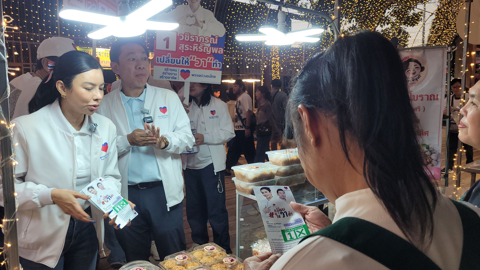 “อาร์ท” หัวหน้าพรรคปวงชนไทย ลุยสมุทรปราการ หนุน “วา” ชิง สส.เขต 1 ชูแก้ปัญหาปากท้อง–ลดเหลื่อมล้ำ          อาร์ท เอกสิทธิ์ คุณานันทกุล หัวหน้าพรรคปวงชนไทย ลงพื้นที่ตลาดปากน้ำ–ท้ายบ้าน ช่วย “วา” วชิราภรณ์ ผู้สมัคร สส.เขต 1 สมุทรปราการ เบอร์ 1 หาเสียง พบปะประชาชน รับฟังปัญหาเศรษฐกิจปากท้อง พร้อมประกาศเดินหน้าแก้ปัญหาแรงงานนอกระบบ ผู้สูงอายุ และปราบสแกมเมอร์อย่างจริงจัง          เมื่อเวลา 17.00 น. วันที่ 4 มกราคม 2569 นายเอกสิทธิ์ คุณานันทกุล หรือ “อาร์ท” หัวหน้าพรรคปวงชนไทย นำทีมผู้สมัครสมาชิกสภาผู้แทนราษฎร (สส.) จังหวัดสมุทรปราการ ลงพื้นที่ช่วย นางสาววชิราภรณ์ สุระหิรัญพล หรือ “วา” ผู้สมัคร สส. เขต 1 สมุทรปราการ เบอร์ 1 หาเสียงและพบปะพี่น้องประชาชนในพื้นที่          โดยเริ่มขบวนรถประชาสัมพันธ์จากวงเวียนท้ายบ้าน ผ่านตลาดปากน้ำ ก่อนวนกลับมาจอดที่ตลาดเชิงท่องเที่ยวท้ายบ้าน เพื่อพูดคุย แนะนำตัวผู้สมัคร และรับฟังปัญหาจากประชาชน จากนั้นเดินทางต่อไปหาเสียงที่ตลาดแบล็คมาร์เก็ต          นายเอกสิทธิ์ คุณานันทกุล หรือ “อาร์ท” หัวหน้าพรรคปวงชนไทย กล่าวว่า วันนี้ได้พาผู้สมัคร สส.จังหวัดสมุทรปราการ เขต1 เบอร์ 1 มาลงพื้นที่ วนรอบเมือง และตลาดปากน้ำ ได้รับการตอบรับอย่างดีมาก ซึ่งตนก็เป็นคนสมุทรปราการ ต้องการมานำเสนอตัวเอง ในการนำสส.ที่ดี เข้ามาทำงานบ้านเมือง เพื่อจะได้เห็นการเปลี่ยนแปลง ซึ่งก่อนหน้านี้อาจจะเจอ สส. ที่ยังไม่ถูกใจมากนัก แต่ครั้งนี้พวกตนพร้อมที่จะเข้ามาเปลี่ยนแปลงให้ดีขึ้น เพราะยุคนี้มีปัญหาเศรษฐกิจมากมาย คิดว่าถ้ารออีก3-4 ข้างหน้าคงไม่ทัน พรรคปวงชนไทยจึงเสนอตัวเข้ามาแก้ไข เพราะตนมี ประสบการณ์มากมายในการแก้ไขปัญหาเศรษฐกิจ สังคม หรือจะเป็นการเมือง เพื่อมาดูแลพี่น้องต่อไป วันนี้ปัญหาปากท้องคือเรื่องเร่งด่วน ที่จะต้องเร่งแก้ไข เพื่อยกระดับคุณภาพชีวิต จึงมีนโยบาย สร้างคน สร้างงาน สร้างอาชีพ และในวันนี้ที่ลงพื้นที่มีพี่น้องมาเล่าปัญหาให้ฟังมากมาย บางคนเป็นแรงงานนอกระบบ ทั้งพ่อค้าแม่ค้า ที่ผ่านมาบุคคลเหล่านี้คือคนที่เสียภาษีตลอด แต่ขาดการดูแลเพราะเป็นแรงงานนอกระบบ แรงงานอิสระ ต้องทำให้เขาเข้าถึงเงินกู้ และมีสิทธิการรักษาพยาบาลอย่างเต็มร้อย ซึ่งตนจะแก้ไขปัญหาเศรษฐกิจและปากท้องแต่วันแรกที่ได้เข้ามาทำงาน ต้องยอมรับว่า ที่ผ่านมาปัญหาความเหลื่อมล้ำในสังคมมีมาก หลายคนขาดโอกาส วันนี้คนที่ขาดโอกาสต้องได้รับโอกาส ที่ผ่านมารัฐบาลอาจจะดูแลไม่ทั่วถึง ผู้สูงอายุต้องดูแลเขาให้ดีดีที่สุด เงินที่ให้เดือนละ 600-700 อาจจะไม่พอเพียง นี่คือจุดที่ต้องพิจารณา ซึ่งเป็นจุดเล็ๆน้อย ที่อาจหลงลืมไป พรรคปวงชนไทยพร้อมที่จะเข้ามาแก้ไขปัญหา ทุกรูปแบบ บ้านปัญหาความมั่นคง ต้องขอชมเชยทหาร ปฏิบัติหน้าที่ได้ดีเยี่ยม ต่อมาต้องใช้การเจรจาด้านการทูตเบื้องต้น ถ้าเจรจาไม่จบด้านความมั่นคงก็ต้องตอบโต้ไปตามความเหมาะสม ซึ่งที่ผ่านมาถือว่าทำได้ดีเยี่ยม และได้มีการกดดันทางด้านเศรษฐกิจ ต้องยอมรับว่าดีมาก ทางพรรคส่งเสริมอยู่แล้ว อยากให้จบปัญหาได้โดยเร็วที่สุด โดยที่สูญเสียน้อยที่สุด เพื่อพี่น้องประชาชน อยากให้รัฐบาลรีบจบปัญหาที่มันลุกลาม ไม่ว่าจะเป็นปัญหาด้าน สแกมเมอร์ ต้องรีบปราบปรามจริงจัง ตนมองว่าประเทศไทยต้องเอาจริงกับเรื่องนี้ ซึ่งพรรคตนมีนโยบายต้องปราบปรามสแกมเมอร์อย่างจริงจัง ที่เป็นต้นตอของปัญหาทุกอย่าง ถ้าได้เป็นรัฐบาลจะดูแลซับพอร์ททหารแนวหน้า แต่จริงๆที่ผ่านมาดูแลทหารอย่างดี โดยเฉพาะทหารที่ประสบอุบัติเหตุ หลังการสู้รบ ต้องดูแลเขาเป็นอย่างดี ซึ่งตนก็มีแผนที่จะเข้าไปเยี่ยมทหารที่ได้รับบาดเจ็บจากการสู้รบ ซึ่งตนจะดูแลทั้งทหารและครอบครัวเขาต่อๆไป          นางสาววชิราภรณ์ สุระหิรัญพล หรือ วา ผู้สมัครสมาชิกสภาผู้แทนราษฎร (สส.) เขต 1 สมุทรปราการ บอกว่า แรงผลักดันจริงๆ เพราะตนได้มามานั่งคุยกับพี่อาร์ต ได้ฟังทัศนคติ ถึงเศรษฐกิจบ้านเมือง ตนจึงได้ถามกลับ ว่า “ชีวิตพี่สบายอยู่แล้วจะมาการเมืองทำไม“ ตนได้คำตอบว่า “ พี่เห็นบ้านเมืองไปต่อไม่ได้ “ เพราะฉะนั้นต้องมาช่วยคนไทยด้วยกันให้อยู่ได้แบบยั่งยืนและมั่นคง เปิดโอกาสให้ทุกคนเท่าเทียมกัน สร้างภูมิคุ้มกันที่ดีให้กับคนไทยทุกคน คนไทยมีภูมิคุ้มกัน คนไทยมีโอกาส คนไทยเป็นคนเก่ง มีจริยธรรมคุณธรรม ประเทศชาติเดินไปได้แน่นอน ไอดอลของตนคือพี่อาร์ต ขอฝากตัวด้วยนะคะ “วา” วชิราภรณ์ สุระหิรัญพล ผู้สมัคร สส.เขต1 สมุทรปราการ เบอร์ 1 ขอโอกาสเป็นกระบอกเสียงให้พี่น้องประชาชนชาวสมุทรปราการ ขอโอกาสเปลี่ยน ให้สมุทรปราการดีขึ้นกว่านี้ เพราะว่าพี่น้องชาวสมุทรปราการเป็นคนเก่ง แต่รายได้ไม่เพียงพอต่อรายจ่าย ขอโอกาสให้พรรคปวงชนไทยมาเป็นกระบอกเสียง ช่วยแก้ปัญหาให้พี่น้องทุกคน