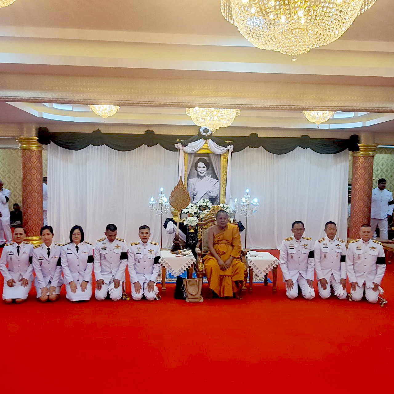 วัดบางพลีใหญ่กลางจัดพิธีบำเพ็ญกุศลถวายพระราชกุศลครบ 100 วัน "สตมวาร" เนื่องในวันสวรรคต สมเด็จพระบรมราชชนนีพันปีหลวง เมื่อเวลา 09.00 น. วันที่ 31มกราคม 2569 ที่ ศาลาการเปรียญ วัดบางพลีใหญ่กลาง อำเภอบางพลี จังหวัดสมุทรปราการ พระวชิรคณาทร (เจ้าคุณแจ้) เจ้าอาวาสวัดบางพลีใหญ่กลาง เป็นประธานฝ่ายสงฆ์พร้อมคณะพระภิกษุสงฆ์ วัดบางพลีใหญ่กลาง ประกอบพิธีบำเพ็ญกุศลครบ 100 วัน "สตมวาร" เนื่องในวันสวรรคต สมเด็จพระบรมราชชนนีพันปีหลวง เพื่อถวายเป็นพระราชกุศลแด่ สมเด็จพระนางเจ้าสิริกิติ์ พระบรมราชินีนาถ พระบรมราชชนนีพันปีหลวง โดยมีนายขจิตเวช แก้วน้อย นายอำเภอบางพลี เป็นประธานฝ่ายฆราวาส จุดเทียนธูปบูชาพระรัตนตรัย นายแพทย์ประภาส ผูกดวง นายแพทย์สาธารณสุขจังหวัดสมุทรปราการ จุดเครื่องทองน้อย หน้าโต๊ะหมู่บูชาพระบรมฉายาลักษณ์ของสมเด็จพระนางเจ้าสิริกิติ์ พระบรมราชินีนาถ พระบรมราชชนนีพันปีหลวง โดยมีพระสงฆ์ 12 รูป สวดเจริญพระพุทธมนต์ จากนั้นประกอบพิธีทอดผ้าไตรบังสุกุล พระสงฆ์สดับปกรณ์ กรวดน้ำ เพื่อถวายเป็นพระราชกุศล ภายในพิธีมีหัวหน้าส่วนราชการ หน่วยงานองค์กรปกครองส่วนท้องถิ่น ข้าราชการตำรวจ สภ.บางพลี สภ.บางปู สภ.บางแก้ว สภ.บางเสาธง สภ.สำโรงเหนือ องค์กรเอกชน โรงพยาบาลบางพลีสมุทรปราการ ศูนย์แพทย์ชุมชนวัดบางพลีใหญ่กลาง กู้ชีพฉุกเฉิน ร.พ.บางพลี สำนักงานเขตพื้นที่การศึกษาประถมศึกษา สมุทรปราการ เขต 2 กศน.อำเภอบางพลี รพ.สต.โรงเรียนวัดบางพลีใหญ่กลาง โรงเรียนราษฏร์บำรุง โรงเรียนปริญาญานุสรณ์ บางพลี คณะไวยาวัจกร วัดบางพลีใหญ่กลาง และพสกนิกรชาวอำเภอบางพลีหมู่เหล่า เข้าร่วมพิธี