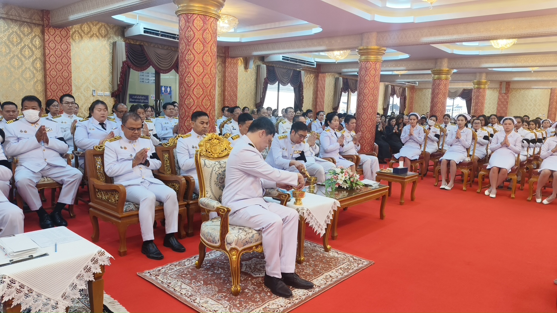 วัดบางพลีใหญ่กลางจัดพิธีบำเพ็ญกุศลถวายพระราชกุศลครบ 100 วัน "สตมวาร" เนื่องในวันสวรรคต สมเด็จพระบรมราชชนนีพันปีหลวง เมื่อเวลา 09.00 น. วันที่ 31มกราคม 2569 ที่ ศาลาการเปรียญ วัดบางพลีใหญ่กลาง อำเภอบางพลี จังหวัดสมุทรปราการ พระวชิรคณาทร (เจ้าคุณแจ้) เจ้าอาวาสวัดบางพลีใหญ่กลาง เป็นประธานฝ่ายสงฆ์พร้อมคณะพระภิกษุสงฆ์ วัดบางพลีใหญ่กลาง ประกอบพิธีบำเพ็ญกุศลครบ 100 วัน "สตมวาร" เนื่องในวันสวรรคต สมเด็จพระบรมราชชนนีพันปีหลวง เพื่อถวายเป็นพระราชกุศลแด่ สมเด็จพระนางเจ้าสิริกิติ์ พระบรมราชินีนาถ พระบรมราชชนนีพันปีหลวง โดยมีนายขจิตเวช แก้วน้อย นายอำเภอบางพลี เป็นประธานฝ่ายฆราวาส จุดเทียนธูปบูชาพระรัตนตรัย นายแพทย์ประภาส ผูกดวง นายแพทย์สาธารณสุขจังหวัดสมุทรปราการ จุดเครื่องทองน้อย หน้าโต๊ะหมู่บูชาพระบรมฉายาลักษณ์ของสมเด็จพระนางเจ้าสิริกิติ์ พระบรมราชินีนาถ พระบรมราชชนนีพันปีหลวง โดยมีพระสงฆ์ 12 รูป สวดเจริญพระพุทธมนต์ จากนั้นประกอบพิธีทอดผ้าไตรบังสุกุล พระสงฆ์สดับปกรณ์ กรวดน้ำ เพื่อถวายเป็นพระราชกุศล ภายในพิธีมีหัวหน้าส่วนราชการ หน่วยงานองค์กรปกครองส่วนท้องถิ่น ข้าราชการตำรวจ สภ.บางพลี สภ.บางปู สภ.บางแก้ว สภ.บางเสาธง สภ.สำโรงเหนือ องค์กรเอกชน โรงพยาบาลบางพลีสมุทรปราการ ศูนย์แพทย์ชุมชนวัดบางพลีใหญ่กลาง กู้ชีพฉุกเฉิน ร.พ.บางพลี สำนักงานเขตพื้นที่การศึกษาประถมศึกษา สมุทรปราการ เขต 2 กศน.อำเภอบางพลี รพ.สต.โรงเรียนวัดบางพลีใหญ่กลาง โรงเรียนราษฏร์บำรุง โรงเรียนปริญาญานุสรณ์ บางพลี คณะไวยาวัจกร วัดบางพลีใหญ่กลาง และพสกนิกรชาวอำเภอบางพลีหมู่เหล่า เข้าร่วมพิธี