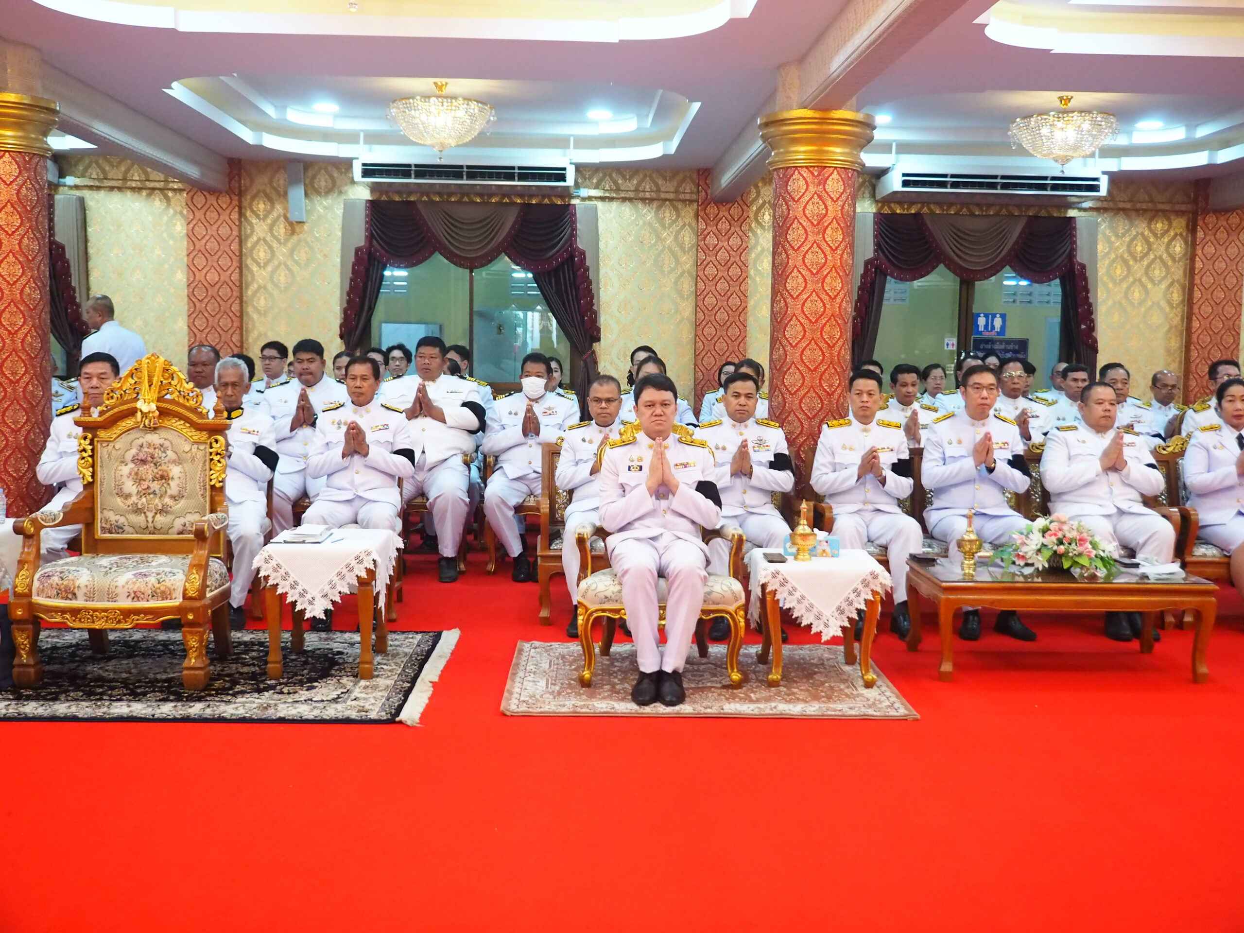 วัดบางพลีใหญ่กลางจัดพิธีบำเพ็ญกุศลถวายพระราชกุศลครบ 100 วัน "สตมวาร" เนื่องในวันสวรรคต สมเด็จพระบรมราชชนนีพันปีหลวง เมื่อเวลา 09.00 น. วันที่ 31มกราคม 2569 ที่ ศาลาการเปรียญ วัดบางพลีใหญ่กลาง อำเภอบางพลี จังหวัดสมุทรปราการ พระวชิรคณาทร (เจ้าคุณแจ้) เจ้าอาวาสวัดบางพลีใหญ่กลาง เป็นประธานฝ่ายสงฆ์พร้อมคณะพระภิกษุสงฆ์ วัดบางพลีใหญ่กลาง ประกอบพิธีบำเพ็ญกุศลครบ 100 วัน "สตมวาร" เนื่องในวันสวรรคต สมเด็จพระบรมราชชนนีพันปีหลวง เพื่อถวายเป็นพระราชกุศลแด่ สมเด็จพระนางเจ้าสิริกิติ์ พระบรมราชินีนาถ พระบรมราชชนนีพันปีหลวง โดยมีนายขจิตเวช แก้วน้อย นายอำเภอบางพลี เป็นประธานฝ่ายฆราวาส จุดเทียนธูปบูชาพระรัตนตรัย นายแพทย์ประภาส ผูกดวง นายแพทย์สาธารณสุขจังหวัดสมุทรปราการ จุดเครื่องทองน้อย หน้าโต๊ะหมู่บูชาพระบรมฉายาลักษณ์ของสมเด็จพระนางเจ้าสิริกิติ์ พระบรมราชินีนาถ พระบรมราชชนนีพันปีหลวง โดยมีพระสงฆ์ 12 รูป สวดเจริญพระพุทธมนต์ จากนั้นประกอบพิธีทอดผ้าไตรบังสุกุล พระสงฆ์สดับปกรณ์ กรวดน้ำ เพื่อถวายเป็นพระราชกุศล ภายในพิธีมีหัวหน้าส่วนราชการ หน่วยงานองค์กรปกครองส่วนท้องถิ่น ข้าราชการตำรวจ สภ.บางพลี สภ.บางปู สภ.บางแก้ว สภ.บางเสาธง สภ.สำโรงเหนือ องค์กรเอกชน โรงพยาบาลบางพลีสมุทรปราการ ศูนย์แพทย์ชุมชนวัดบางพลีใหญ่กลาง กู้ชีพฉุกเฉิน ร.พ.บางพลี สำนักงานเขตพื้นที่การศึกษาประถมศึกษา สมุทรปราการ เขต 2 กศน.อำเภอบางพลี รพ.สต.โรงเรียนวัดบางพลีใหญ่กลาง โรงเรียนราษฏร์บำรุง โรงเรียนปริญาญานุสรณ์ บางพลี คณะไวยาวัจกร วัดบางพลีใหญ่กลาง และพสกนิกรชาวอำเภอบางพลีหมู่เหล่า เข้าร่วมพิธี