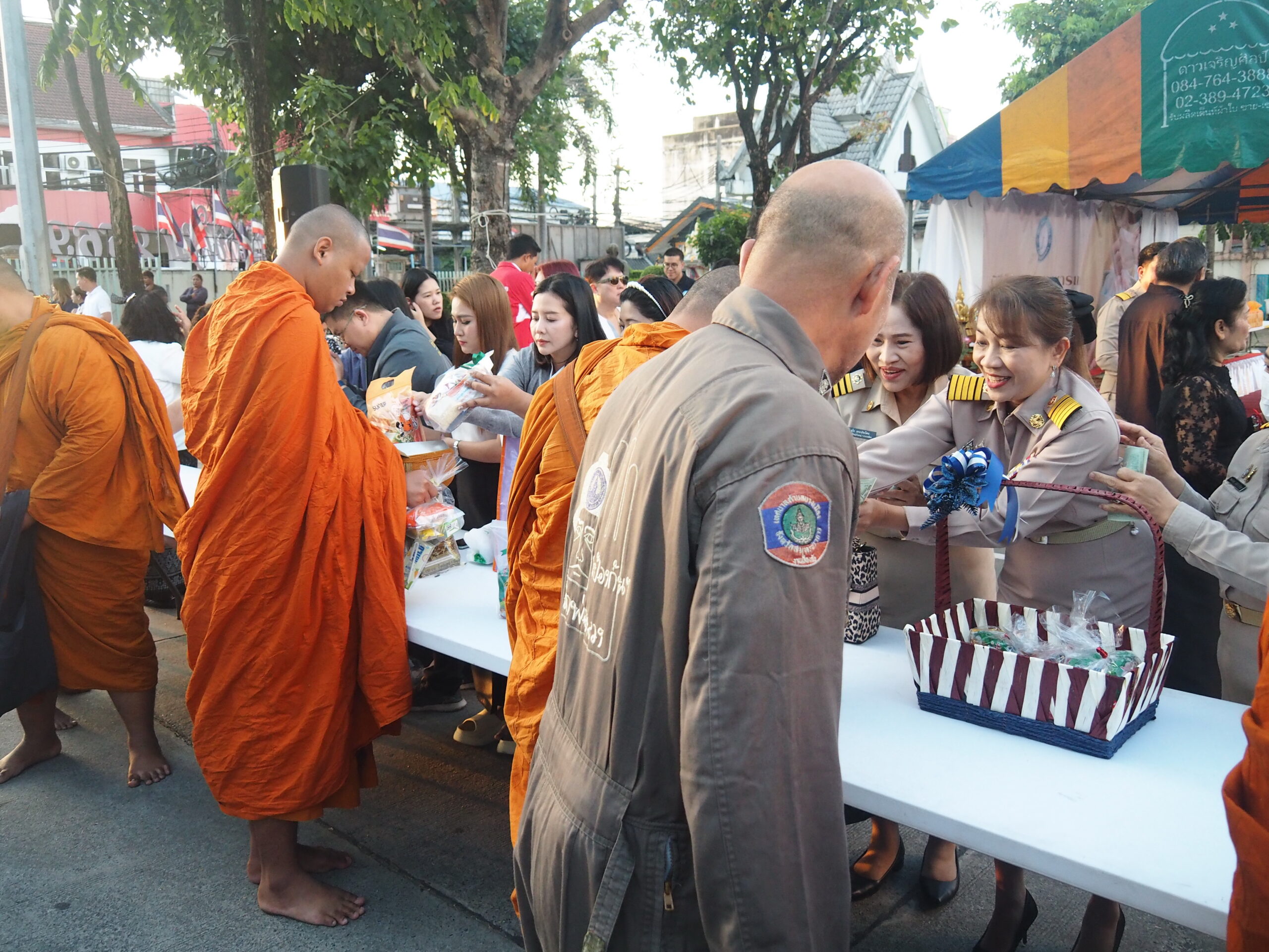 เทศบาลตำบลบางเมือง จัดพิธีทำบุญตักบาตรข้าวสารอาหารแห้ง เนื่องในประเพณีวันขึ้นปีใหม่ ประจำปีงบประมาณ 2569 วันที่ 7 มกราคม 2569 เวลา 07.00 น. เทศบาลตำบลบางเมือง โดยกองการศึกษา จัดพิธีทำบุญตักบาตรข้าวสารอาหารแห้ง เนื่องในประเพณีวันขึ้นปีใหม่ ประจำปีงบประมาณ 2569 ณ สำนักงานเทศบาลตำบลบางเมือง อำเภอเมือง จังหวัดสมุทรปราการ โดยมีคณะผู้บริหาร สมาชิกสภาเทศบาล หัวหน้าส่วนราชการ พนักงานเทศบาลตำบลบางเมือง ฝ่ายปกครอง กำนัน ผู้ใหญ่บ้าน และพ่อค้า ประชาชนชางตำบลบางเมือง เข้าร่วมพิธีทำบุญตักบาตรข้าวสารอาหารแห้ง ในโอกาสนี้ ได้นิมนต์พระภิกษุสงฆ์ จำนวน 9 รูป ออกรับบิณฑบาต เป็นการเริ่มต้นปีใหม่ด้วยการทำความดีและยึดมั่นในหลักคำสอนทางพระพุทธศาสนา ทั้งนี้ เทศบาลตำบลบางเมือง ได้สืบสานประเพณีการทำบุญตักบาตรในเดือนมกราคมของทุกปีมาอย่างต่อเนื่อง โดยถือเป็นกิจกรรมสำคัญที่เปิดโอกาสให้ส่วนราชการและประชาชนได้ร่วมกันประกอบพิธีทางศาสนา เพื่อความเป็นสิริมงคลแก่ตนเองและครอบครัว เสริมสร้างขวัญกำลังใจ และความสุขในการดำเนินชีวิตตลอดปีใหม่