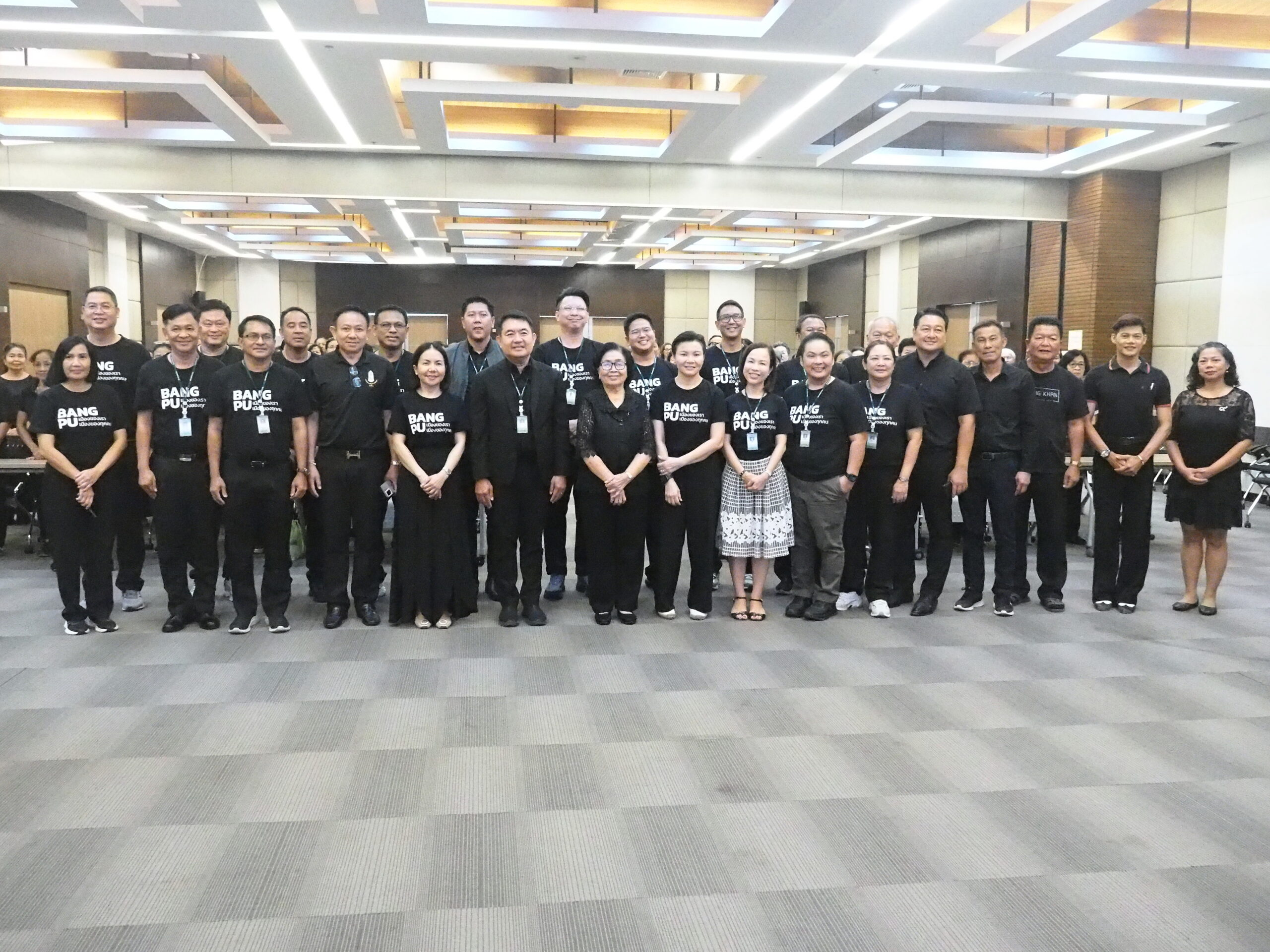 ชมรมผู้สูงอายุเทศบาลตำบลบางปู จัดโครงการส่งเสริมพัฒนาคุณภาพชีวิตผู้สูงวัย ที่ห้องประชุม 1 ชั้น 5 สำนักงานเทศบาลตำบลบางปู อำเภอเมือง จังหวัดสมุทรปราการ นายธีรพล ขุนเจริญ นายกเทศนตรีตำบลบางปู เป็นประธาน เปิดโครงการส่งเสริมพัฒนาคุณภาพชีวิตผู้สูงวัยด้วยรำวงย้อนยุค และโครงการออกกำลังกายรักษ์ลีลาสเพื่อสุขภาพผู้สูงวัย ประจำปีงบประมาณ พ.ศ.2569 โดยมีนางสาวปารณีย์ นาคคำ ปลัดเทศบาลตำบลบางปู กล่าวรายงานถึงวัตถุประสงค์ของการจัดโครงการ พร้อมด้วย นางสุวิมล รอดบำเรอ ประธานชมรมผู้สูงอายุเทศบาลตำบลบางปู คณะผู้บริหาร หัวหน้าส่วนราชการ สมาชิกสภาเทศบาล และคณะกรรมการ สมาชิกชมรมผู้สูงอายุเทศบาลตำบลบางปู เข้าร่วมโครงการ ทั้ง โครงการ 1.เพื่อเป็นการส่งเสริม พัฒนาคุณภาพชีวิตของสมาชิกผู้สูงอายุในด้านสุขภาพ สังคม และ สติปัญญา 2.เพื่อเป็นการพบปะ แลกเปลี่ยนเรียนรู้ ฝึกความรู้ ความสามารถของกิจกรรมกลุ่ม สนใจและสร้างความรัก ความสามัคคีในหมู่คณะ 3. เพื่อเป็นการอนุรักษ์ ฟื้นฟูศิลปะ วัฒนธรรม และภูมิปัญญา ประกอบด้วย 2 โครงการ โดยกองทุนหลักประกันสุขภาพเทศบาลตำบลบางปู ให้การสนับสนุนงบประมาณ ได้แก่ 1. โครงการออกกำลังกายรักษ์ลีลาศ เพื่อสุขภาพผู้สูงวัย กลุ่มเป้าหมาย 30 คน ดำเนินการทุกวันพฤหัสบดี ตั้งแต่มกราคม-กันยายน 2569 จำนวน 108 ชั่วโมง ณ ห้องประชุม 2 ชั้น 5 สำนักงานเทศบาลตำบลบางปู และ2.โครงการออกกำลังกายด้วยการรำวงย้อนยุค เพื่อสุขภาพผู้สูงวัย กลุ่มเป้าหมาย 30 คน ดำเนินการทุกวันพฤหัสบดี ตั้งแต่ มกราคม-กันยายน 2569 จำนวน 108 ชั่วโมง 