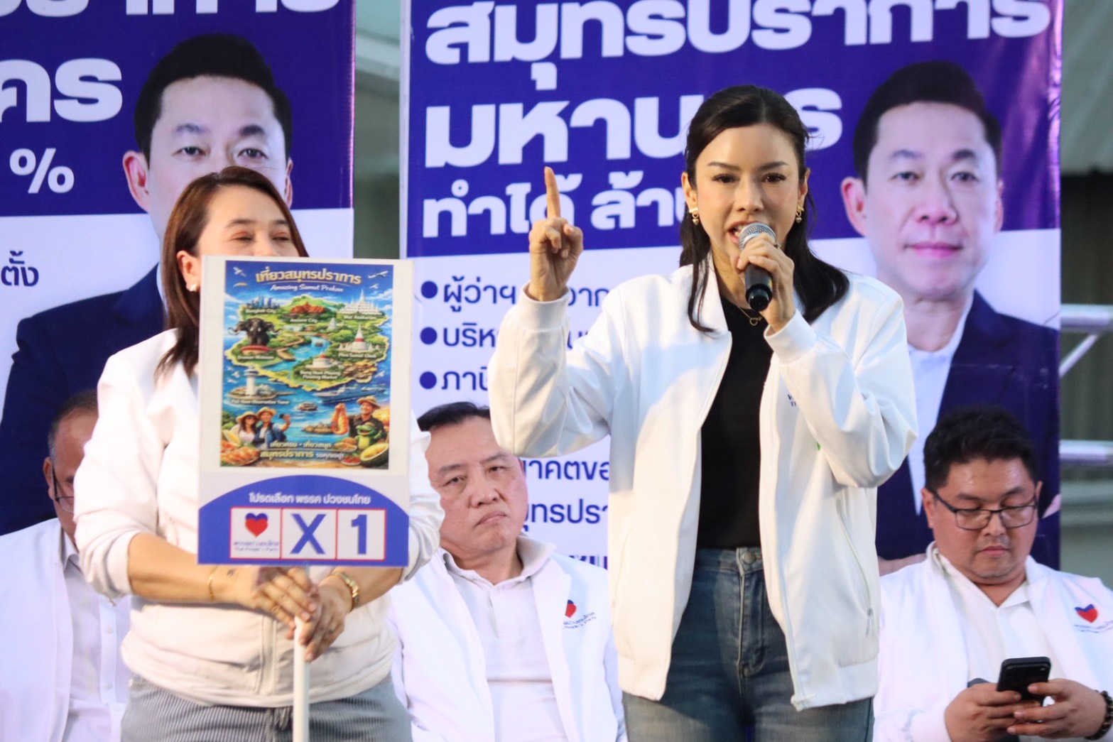 สมุทรปราการ สุทธิวิทย์ ชยุตม์วรกานต์ เอกสิทธิ์“ปวงชนไทย” ประกาศกร้าว!! ชูโมเดลสมุทรปราการมหานคร ถึงเวลาปลดล็อกอำนาจ คืนสิทธิ์คนปากน้ำลุกขึ้นกำหนดอนาคตตัวเอง วันที่ 30 ม.ค.69 นายเอกสิทธิ์ คุณานันทกุล หัวหน้าพรรคปวงชนไทย ผู้สมัคร สส.แบบบัญชีรายชื่อ หมายเลข 23 กล่าวว่า พรรคปวงชนไทย ตั้งใจเข้ามาดูแลพี่น้องประชาชนทุกจังหวัดทั่วประเทศไทย โดยเฉพาะที่ จังหวัดสมุทรปราการ ซึ่งเป็นบ้านเกิด ถือว่าเป็นจังหวัดใหญ่ที่สำคัญมากอีกจังหวัดหนึ่ง ซึ่งมีรายได้สูงเสียภาษีต่อปีเป็นอันดับที่ 3 ของประเทศ มีครบทั้งสนามบินสุวรรณภูมิ แหล่งท่องเที่ยวฟาร์มจระเข้ เมืองโบราณ เคซิตี้ ทะเลบางปู รวมถึง สว่างนิเวศน์ ถือเป็นจังหวัดที่มีแหล่งท่องเที่ยวคนรู้จัก แต่ยังคงพบปัญหาน้ำท่วมซ้ำซาก การก่อสร้างและซ่อมแซมถนนแพรกษา ซ่อมไม่เสร็จทั้งปี เป็นเหมือนถนนพระราม 2 และปัญหาบ่อขยะที่ส่งกลิ่นเหม็น เกิดผลกระทบต่อสุขภาพของประชาชนชาวสมุทรปราการเป็นอย่างมาก ทั้งนี้ที่ผ่านมา มีการแต่งตั้งโยกย้ายผู้ว่าราชการจังหวัดสมุทรปราการบ่อยครั้ง ทำให้การทำงานแก้ปัญหาในพื้นที่เกิดความไม่ต่อเนื่อง ดังนั้นหากมีการเลือกตั้งผู้ว่าราชการจังหวัดสมุทรปราการเอง ซึ่งมาจากคนในพื้นที่ซึ่งจะรู้ปัญหาจริง และสามารถบริหารจัดการงบประมาณ พัฒนาเศรษฐกิจ สร้างรายได้ยกระดับความเป็นอยู่คุณภาพชีวิตให้กับชาวสมุทรปราการได้มีประสิทธิภาพอย่างเต็มที่ “วันนี้ทุกปัญหาจะจบได้ด้วยโมเดล “สมุทรปราการมหานคร” ขอพี่น้องชาว สมุทรปราการมาร่วมกันสร้างบ้านของเรา ผลักดันให้สมุทรปราการเป็นพื้นที่บริหารจัดการตัวเอง กำหนดอนาคตของตัวเองได้ ยกระดับให้เป็น “สมุทรปราการมหานคร” ปลดล็อกอำนาจที่รวมศูนย์ เลือกผู้ว่าราชการจังหวัดของเราเอง บริหารงบประมาณภาษีของเราให้เกิดประโยชน์อย่างเต็มที่ นายเอกสิทธิ์ ระบุ ที่ผ่านมาเลือกพรรคเดิม ก็ได้แบบเดิม วันนี้ถึงเวลาแล้ว ขอคนไทยให้โอกาสตัวเองเลือกพรรคใหม่ พรรคปวงชนไทย หมายเลข 23 มาแก้ปัญหาให้กับประเทศ พี่น้องประชาชนคนไทยและชาวปากน้ำ มั่นใจ เราทำได้ทันที ทำจริง ทำเป็น ล้านเปอร์เซ็นต์”นายเอกสิทธิ์ ย้ำ