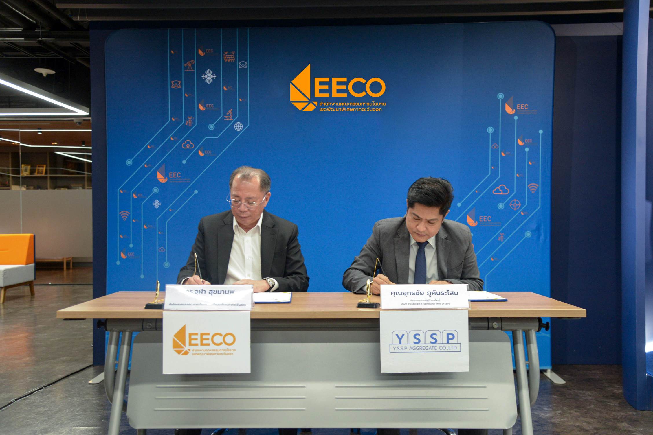 สุทธิวิทย์ ชยุตม์วรกานต์ EECO จับมือ YSSP ดึงพลังภาคเอกชน ผลักดันการจัดหาไฟฟ้าพลังงานสะอาด รองรับอุตสาหกรรมดิจิทัลในพื้นที่ EECd สำนักงานคณะกรรมการนโยบายเขตพัฒนาพิเศษภาคตะวันออก หรือ EECO โดย ดร.จุฬา สุขมานพ เลขาธิการ EECO และ บริษัท วาย.เอส.เอส.พี. แอกกริเกต จำกัด (YSSP) โดย นายยุทธชัย ภูคันธะโสม กรรมการผู้จัดการ ได้ร่วมกันลงนามในบันทึกข้อตกลงความร่วมมือ (MOA) ว่าด้วย การจัดหาไฟฟ้าพลังงานสะอาดสำหรับพื้นที่ในเขตส่งเสริมอุตสาหกรรมและนวัตกรรมดิจิทัล (EECd) พร้อมด้วยผู้บริหารระดับสูงจากทั้งสองฝ่ายร่วมเป็นสักขีพยาน เพื่อสนับสนุนการดำเนินนโยบายของ EECO ด้านการพัฒนาเขตพัฒนาพิเศษภาคตะวันออก ให้เป็นฐานเศรษฐกิจใหม่ที่ขับเคลื่อนด้วยเทคโนโลยีขั้นสูงและการพัฒนาอย่างยั่งยืน ทั้งนี้ บันทึกข้อตกลงฯ ดังกล่าว จะเป็นกลไกเชิงนโยบายในการเสริมสร้างความมั่นคงด้านพลังงาน ควบคู่กับการส่งเสริมการใช้พลังงานสะอาดในภาคอุตสาหกรรม โดยมุ่งยกระดับโครงสร้างพื้นฐานด้านสาธารณูปโภคให้มีความพร้อม รองรับการลงทุนในอุตสาหกรรมดิจิทัล เทคโนโลยีขั้นสูง และนวัตกรรม ซึ่งเป็นอุตสาหกรรมเป้าหมายของประเทศ และเป็นปัจจัยสำคัญในการเพิ่มขีดความสามารถในการแข่งขันของประเทศไทยในระยะยาว โดยความร่วมมือระหว่าง EECO และ YSSP ในครั้งนี้ สะท้อนถึงทิศทางการดำเนินงานของภาครัฐในการบูรณาการความร่วมมือกับภาคเอกชน เพื่อขับเคลื่อนการพัฒนา EEC บนพื้นฐานของการเติบโตทางเศรษฐกิจควบคู่กับการอนุรักษ์สิ่งแวดล้อม โดยเฉพาะการสนับสนุนพื้นที่ EECd ซึ่งได้รับการกำหนดให้เป็นพื้นที่ยุทธศาสตร์สำหรับการพัฒนาอุตสาหกรรมดิจิทัลและนวัตกรรม ที่ต้องอาศัยพลังงานที่มีเสถียรภาพ มีคุณภาพ และเป็นมิตรต่อสิ่งแวดล้อม ภายใต้บันทึกข้อตกลงฯ ดังกล่าว จะสร้างโอกาสให้ผู้ประกอบการในพื้นที่ EECd สามารถเข้าถึงไฟฟ้าพลังงานสะอาดในต้นทุนที่เหมาะสม ส่งผลให้เกิดการเพิ่มประสิทธิภาพการผลิต ลดต้นทุนในระยะยาว สนับสนุนการดำเนินธุรกิจตามหลักการพัฒนาที่ยั่งยืน (ESG) และการลดการปล่อยก๊าซเรือนกระจก ซึ่งสอดคล้องกับเป้าหมายการพัฒนาที่ยั่งยืนของประเทศ รวมถึงพันธกรณีด้านการเปลี่ยนแปลงสภาพภูมิอากาศในระดับสากล EECO เชื่อมั่นว่า ความร่วมมือครั้งนี้ จะเป็นจุดเริ่มต้นสำคัญในการพัฒนาโครงสร้างพื้นฐานด้านพลังงานสะอาดในพื้นที่ EECd และเป็นต้นแบบของการขับเคลื่อนเขตอุตสาหกรรมและนวัตกรรมดิจิทัลตามแนวทางเศรษฐกิจสีเขียว อันจะนำไปสู่การขยายผลเชิงนโยบาย และก่อให้เกิดประโยชน์ต่อระบบเศรษฐกิจ สังคม และสิ่งแวดล้อมของประเทศในภาพรวมต่อไป 