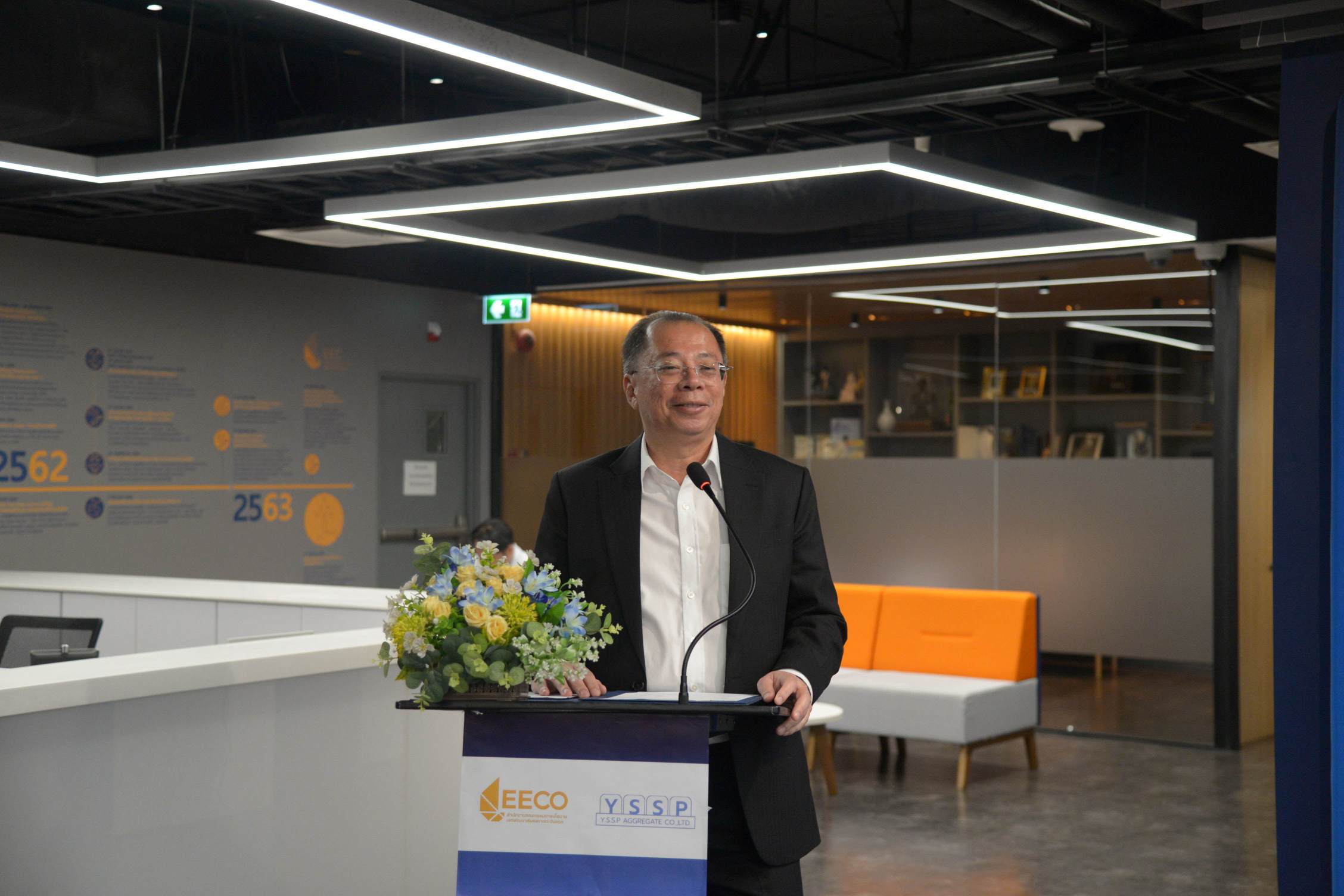 สุทธิวิทย์ ชยุตม์วรกานต์ EECO จับมือ YSSP ดึงพลังภาคเอกชน ผลักดันการจัดหาไฟฟ้าพลังงานสะอาด รองรับอุตสาหกรรมดิจิทัลในพื้นที่ EECd สำนักงานคณะกรรมการนโยบายเขตพัฒนาพิเศษภาคตะวันออก หรือ EECO โดย ดร.จุฬา สุขมานพ เลขาธิการ EECO และ บริษัท วาย.เอส.เอส.พี. แอกกริเกต จำกัด (YSSP) โดย นายยุทธชัย ภูคันธะโสม กรรมการผู้จัดการ ได้ร่วมกันลงนามในบันทึกข้อตกลงความร่วมมือ (MOA) ว่าด้วย การจัดหาไฟฟ้าพลังงานสะอาดสำหรับพื้นที่ในเขตส่งเสริมอุตสาหกรรมและนวัตกรรมดิจิทัล (EECd) พร้อมด้วยผู้บริหารระดับสูงจากทั้งสองฝ่ายร่วมเป็นสักขีพยาน เพื่อสนับสนุนการดำเนินนโยบายของ EECO ด้านการพัฒนาเขตพัฒนาพิเศษภาคตะวันออก ให้เป็นฐานเศรษฐกิจใหม่ที่ขับเคลื่อนด้วยเทคโนโลยีขั้นสูงและการพัฒนาอย่างยั่งยืน ทั้งนี้ บันทึกข้อตกลงฯ ดังกล่าว จะเป็นกลไกเชิงนโยบายในการเสริมสร้างความมั่นคงด้านพลังงาน ควบคู่กับการส่งเสริมการใช้พลังงานสะอาดในภาคอุตสาหกรรม โดยมุ่งยกระดับโครงสร้างพื้นฐานด้านสาธารณูปโภคให้มีความพร้อม รองรับการลงทุนในอุตสาหกรรมดิจิทัล เทคโนโลยีขั้นสูง และนวัตกรรม ซึ่งเป็นอุตสาหกรรมเป้าหมายของประเทศ และเป็นปัจจัยสำคัญในการเพิ่มขีดความสามารถในการแข่งขันของประเทศไทยในระยะยาว โดยความร่วมมือระหว่าง EECO และ YSSP ในครั้งนี้ สะท้อนถึงทิศทางการดำเนินงานของภาครัฐในการบูรณาการความร่วมมือกับภาคเอกชน เพื่อขับเคลื่อนการพัฒนา EEC บนพื้นฐานของการเติบโตทางเศรษฐกิจควบคู่กับการอนุรักษ์สิ่งแวดล้อม โดยเฉพาะการสนับสนุนพื้นที่ EECd ซึ่งได้รับการกำหนดให้เป็นพื้นที่ยุทธศาสตร์สำหรับการพัฒนาอุตสาหกรรมดิจิทัลและนวัตกรรม ที่ต้องอาศัยพลังงานที่มีเสถียรภาพ มีคุณภาพ และเป็นมิตรต่อสิ่งแวดล้อม ภายใต้บันทึกข้อตกลงฯ ดังกล่าว จะสร้างโอกาสให้ผู้ประกอบการในพื้นที่ EECd สามารถเข้าถึงไฟฟ้าพลังงานสะอาดในต้นทุนที่เหมาะสม ส่งผลให้เกิดการเพิ่มประสิทธิภาพการผลิต ลดต้นทุนในระยะยาว สนับสนุนการดำเนินธุรกิจตามหลักการพัฒนาที่ยั่งยืน (ESG) และการลดการปล่อยก๊าซเรือนกระจก ซึ่งสอดคล้องกับเป้าหมายการพัฒนาที่ยั่งยืนของประเทศ รวมถึงพันธกรณีด้านการเปลี่ยนแปลงสภาพภูมิอากาศในระดับสากล EECO เชื่อมั่นว่า ความร่วมมือครั้งนี้ จะเป็นจุดเริ่มต้นสำคัญในการพัฒนาโครงสร้างพื้นฐานด้านพลังงานสะอาดในพื้นที่ EECd และเป็นต้นแบบของการขับเคลื่อนเขตอุตสาหกรรมและนวัตกรรมดิจิทัลตามแนวทางเศรษฐกิจสีเขียว อันจะนำไปสู่การขยายผลเชิงนโยบาย และก่อให้เกิดประโยชน์ต่อระบบเศรษฐกิจ สังคม และสิ่งแวดล้อมของประเทศในภาพรวมต่อไป 