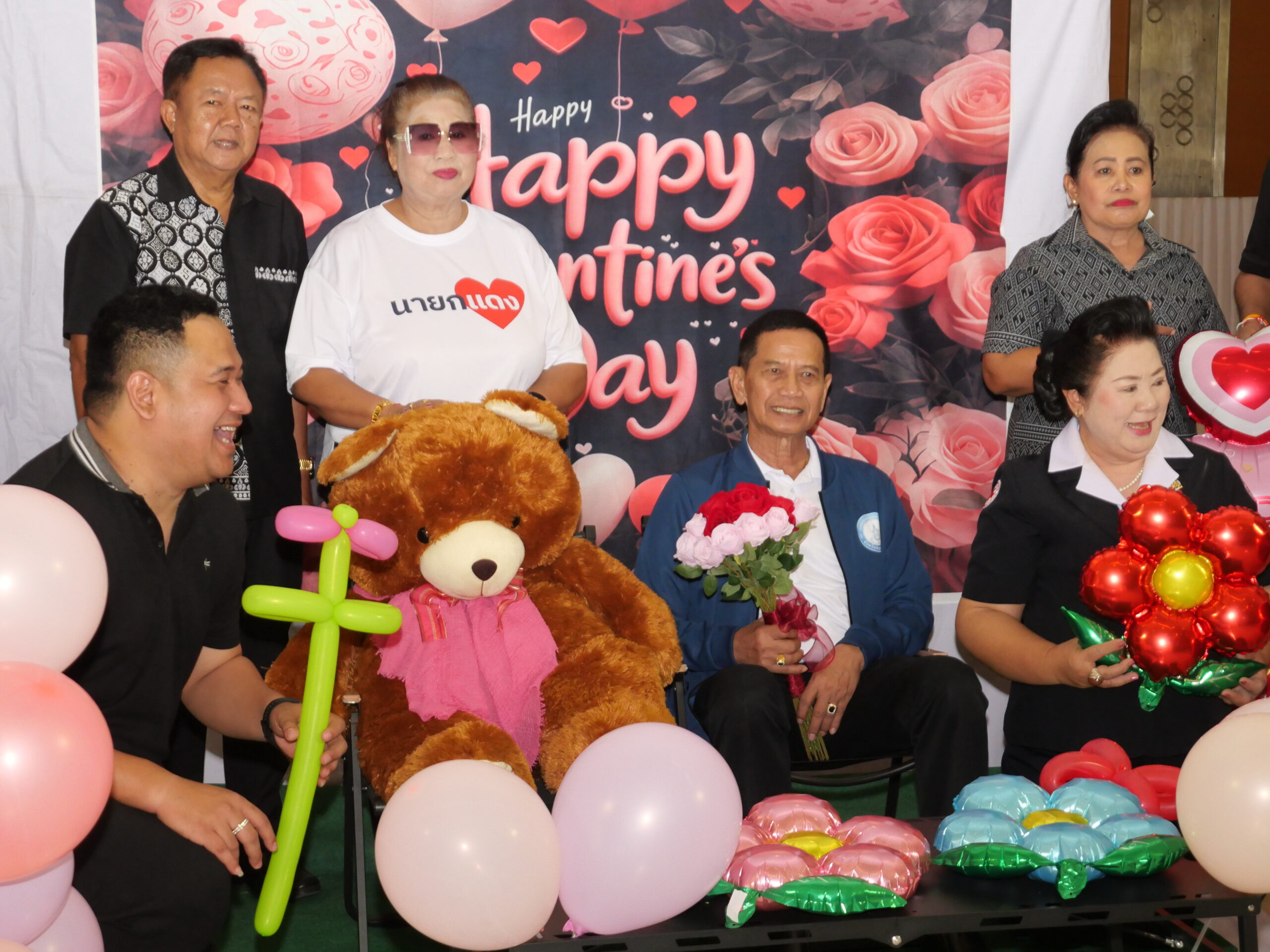 เทศบาลบางเมือง จัดกิจกรรมบริจาคโลหิตเนื่องในวันวาเลนไทน์ ที่อาคารศูนย์พักรักษาใจ เทศบาลตำบลบางเมือง ตำบลบางเมือง อำเภอเมือง จังหวัดสมุทรปราการ โดย นาวาเอกอนุศักดิ์ นาคทิม นายกเทศมนตรีตำบลบางเมือง พร้อมด้วยคณะผู้บริหาร คณะสมาชิกสภาเทศบาลฯ ประธานสภาฯ เลขานุการฯ หัวหน้าส่วนราชการ ร่วมกิจกรรมการบริจาคโลหิตเนื่องในวันวาเลนไทน์ โดยเทศบาลตำบลบางเมือง ได้เล็งเห็นความสำคัญเรื่องของสุขภาพ ที่ผ่านมาเทศบาลตำบลบางเมืองได้จัดกิจกรรมการบริจาคโลหิตในทุกๆ 3 เดือน มาโดยตลอด แต่การบริจาคโลหิตครั้งนี้ซึ่งตรงกับวันวาเลนไทน์ หรือวันแห่งความรัก ทางเทศบาลตำบลบางเมืองจึงได้จัดกิจกรรมดังกล่าวขึ้นในกรณีพิเศษ โดยจัดให้มีซุ้มถ่ายรูปที่ประดับด้วยหัวใจดวงใหญ่ ดอกกุหลาบ ตุ๊กตา และสิ่งของต่างๆ เพื่อเป็นสีสันให้เข้ากับบรรยากาศวันแห่งความรักหรือวันวาเลนไทน์ ทั้งนี้ประชาชนที่เดินทางมาร่วมบริจาคโลหิตจะได้รับของแจกจากทางเทศบาลตำบลบางเมือง เช่น ตุ๊กตา และดอกกุหลาบ หมอนรูปหัวใจ การจัดกิจกรรมครั้งนี้ได้รับความร่วมมือจากทุกภาคส่วน อาทิ เจ้าหน้าที่เหล่ากาชาดจังหวัดสมุทรปราการ เจ้าหน้าที่ฝ่ายปกครอง นำโดย กำนันขวัญเรือน นาคทิม กำนันตำบลบางเมือง ซึ่งกิจกรรมการบริจาคโลหิตครั้งนี้ยังได้รับความร่วมมือจากประชาชนทั้งในเขตพื้นที่ และนอกพื้นที่ที่ทราบข่าวจากการประชาสัมพันธ์ผ่านทาง Facebook ของทางเทศบาลตำบลบางเมือง เดินทางมาร่วมบริจาคโลหิตเป็นจำนวนมากซึ่งถือได้ว่าเป็นการร่วมสร้างบุญในวันแห่งความรักหรือวันวาเลนไทน์อีกด้วย