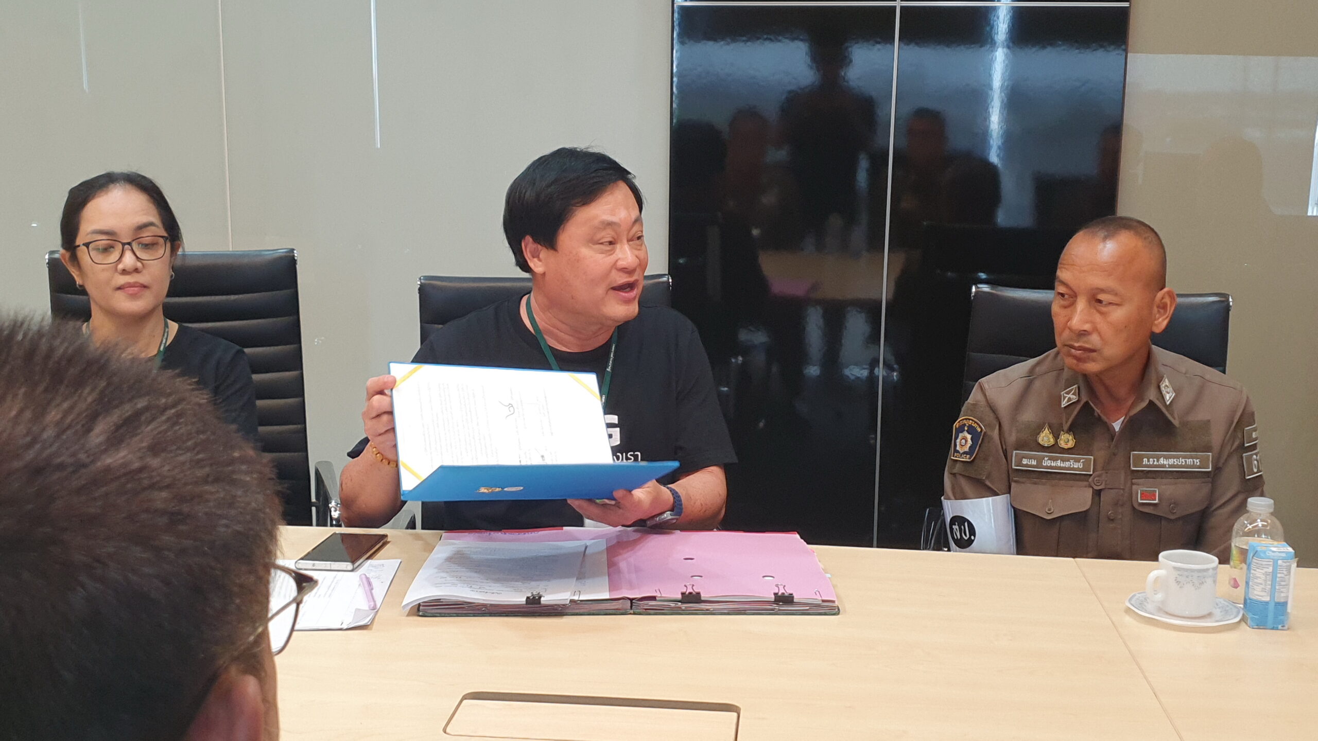 สมุทรปราการ สุทธิวิทย์ ชยุตม์วรกานต์ ทต.บางปูมอบเงินอุดหนุนให้กับสภ.บางปูและสภ.เมืองสมุทรปราการเพื่อทำโครงการแก้ไขปัญหายาเสพติด ที่ห้องประชุมย่อยชั้น3 สำนักงานเทศบาลตำบลบางปู นายธีรพล ชุนเจริญ นายกเทศมนตรีตำบลบางปู ได้มอบเงินอุดหนุนส่วนราชการ ประจำปีงบประมาณ พ.ศ.2569 ให้กับสถานีตำรวจภูธร 2 แห่ง แห่งละ 1,000,000-บาท (หนึ่งล้านบาท) ได้แก่ สถานีตำรวจภูธรบางปู ตำบลบางปูใหม่ อำเภอเมืองสมุทรปราการ จังหวัดสมุทรปราการ และสถานีตำรวจภูธรเมืองสมุทรปราการ ตำบลปากน้ำ อำเภอเมืองสมุทรปราการ จังหวัดสมุทรปราการ เพื่อจ่ายเป็นเงินอุดหนุนโครงการรณรงค์ ป้องกันและแก้ไขปัญหายาเสพติดในชุมชน พร้อมทั้งได้ทำบันทึกข้อตกลงร่วมกันระหว่างเทศบาลตำบลบางปูกับสถานีตำรวจภูธร ทั้ง 2 แห่ง โดยมี พ.ต.อ.จักรกฤช ศรีโรจนากูร ผกก.สภ.เมืองสมุทรปราการ และพ.ต.อ.วัชระ เทพเสน ผกก.สภ.บางปู ร่วมรับเงินสนับสนุนโครงการ มีนายณัฐพงษ์ เสรีพาณิชย์การ ผู้อำนวยการกองสาธารณสุขและสิ่งแวดล้อม นายณรงค์ บุญช่วย ที่ปรึกษานายกเทศมนตรี พร้อมด้วยนางสาวพัชรีภรณ์ แสนแก้ว พยาบาลวิชาชีพชำนาญการ หัวหน้างานป้องกันและควบคุมโรคเทศบาลตำบลบางปู เจ้าหน้าที่ตำรวจสภ.เมือง และสภ.บางปูร่วมเป็นสักขีพยาน 