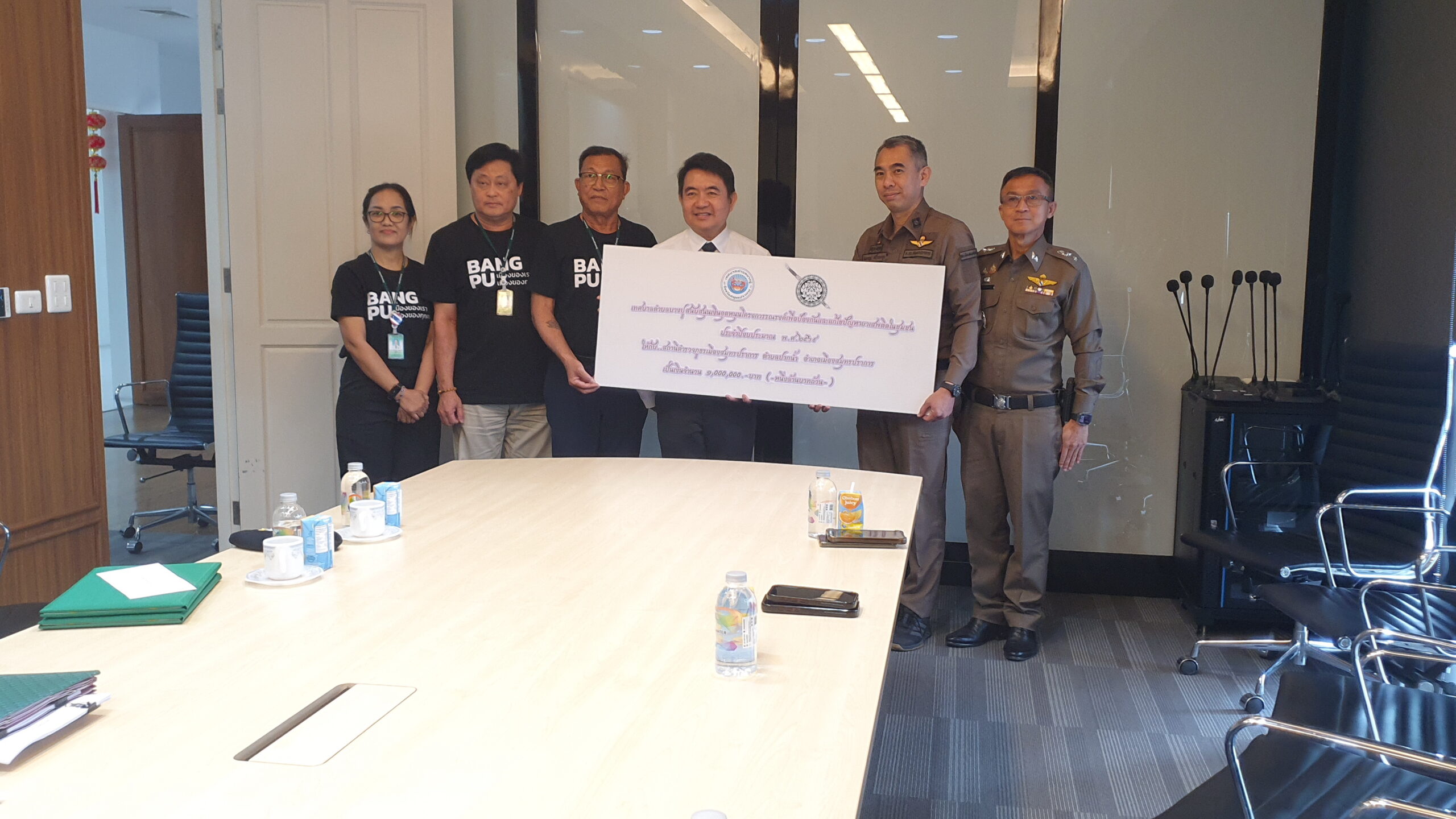 สมุทรปราการ สุทธิวิทย์ ชยุตม์วรกานต์ ทต.บางปูมอบเงินอุดหนุนให้กับสภ.บางปูและสภ.เมืองสมุทรปราการเพื่อทำโครงการแก้ไขปัญหายาเสพติด ที่ห้องประชุมย่อยชั้น3 สำนักงานเทศบาลตำบลบางปู นายธีรพล ชุนเจริญ นายกเทศมนตรีตำบลบางปู ได้มอบเงินอุดหนุนส่วนราชการ ประจำปีงบประมาณ พ.ศ.2569 ให้กับสถานีตำรวจภูธร 2 แห่ง แห่งละ 1,000,000-บาท (หนึ่งล้านบาท) ได้แก่ สถานีตำรวจภูธรบางปู ตำบลบางปูใหม่ อำเภอเมืองสมุทรปราการ จังหวัดสมุทรปราการ และสถานีตำรวจภูธรเมืองสมุทรปราการ ตำบลปากน้ำ อำเภอเมืองสมุทรปราการ จังหวัดสมุทรปราการ เพื่อจ่ายเป็นเงินอุดหนุนโครงการรณรงค์ ป้องกันและแก้ไขปัญหายาเสพติดในชุมชน พร้อมทั้งได้ทำบันทึกข้อตกลงร่วมกันระหว่างเทศบาลตำบลบางปูกับสถานีตำรวจภูธร ทั้ง 2 แห่ง โดยมี พ.ต.อ.จักรกฤช ศรีโรจนากูร ผกก.สภ.เมืองสมุทรปราการ และพ.ต.อ.วัชระ เทพเสน ผกก.สภ.บางปู ร่วมรับเงินสนับสนุนโครงการ มีนายณัฐพงษ์ เสรีพาณิชย์การ ผู้อำนวยการกองสาธารณสุขและสิ่งแวดล้อม นายณรงค์ บุญช่วย ที่ปรึกษานายกเทศมนตรี พร้อมด้วยนางสาวพัชรีภรณ์ แสนแก้ว พยาบาลวิชาชีพชำนาญการ หัวหน้างานป้องกันและควบคุมโรคเทศบาลตำบลบางปู เจ้าหน้าที่ตำรวจสภ.เมือง และสภ.บางปูร่วมเป็นสักขีพยาน 