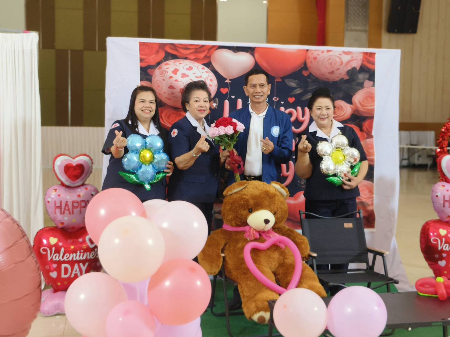 เทศบาลบางเมือง จัดกิจกรรมบริจาคโลหิตเนื่องในวันวาเลนไทน์ ที่อาคารศูนย์พักรักษาใจ เทศบาลตำบลบางเมือง ตำบลบางเมือง อำเภอเมือง จังหวัดสมุทรปราการ โดย นาวาเอกอนุศักดิ์ นาคทิม นายกเทศมนตรีตำบลบางเมือง พร้อมด้วยคณะผู้บริหาร คณะสมาชิกสภาเทศบาลฯ ประธานสภาฯ เลขานุการฯ หัวหน้าส่วนราชการ ร่วมกิจกรรมการบริจาคโลหิตเนื่องในวันวาเลนไทน์ โดยเทศบาลตำบลบางเมือง ได้เล็งเห็นความสำคัญเรื่องของสุขภาพ ที่ผ่านมาเทศบาลตำบลบางเมืองได้จัดกิจกรรมการบริจาคโลหิตในทุกๆ 3 เดือน มาโดยตลอด แต่การบริจาคโลหิตครั้งนี้ซึ่งตรงกับวันวาเลนไทน์ หรือวันแห่งความรัก ทางเทศบาลตำบลบางเมืองจึงได้จัดกิจกรรมดังกล่าวขึ้นในกรณีพิเศษ โดยจัดให้มีซุ้มถ่ายรูปที่ประดับด้วยหัวใจดวงใหญ่ ดอกกุหลาบ ตุ๊กตา และสิ่งของต่างๆ เพื่อเป็นสีสันให้เข้ากับบรรยากาศวันแห่งความรักหรือวันวาเลนไทน์ ทั้งนี้ประชาชนที่เดินทางมาร่วมบริจาคโลหิตจะได้รับของแจกจากทางเทศบาลตำบลบางเมือง เช่น ตุ๊กตา และดอกกุหลาบ หมอนรูปหัวใจ การจัดกิจกรรมครั้งนี้ได้รับความร่วมมือจากทุกภาคส่วน อาทิ เจ้าหน้าที่เหล่ากาชาดจังหวัดสมุทรปราการ เจ้าหน้าที่ฝ่ายปกครอง นำโดย กำนันขวัญเรือน นาคทิม กำนันตำบลบางเมือง ซึ่งกิจกรรมการบริจาคโลหิตครั้งนี้ยังได้รับความร่วมมือจากประชาชนทั้งในเขตพื้นที่ และนอกพื้นที่ที่ทราบข่าวจากการประชาสัมพันธ์ผ่านทาง Facebook ของทางเทศบาลตำบลบางเมือง เดินทางมาร่วมบริจาคโลหิตเป็นจำนวนมากซึ่งถือได้ว่าเป็นการร่วมสร้างบุญในวันแห่งความรักหรือวันวาเลนไทน์อีกด้วย