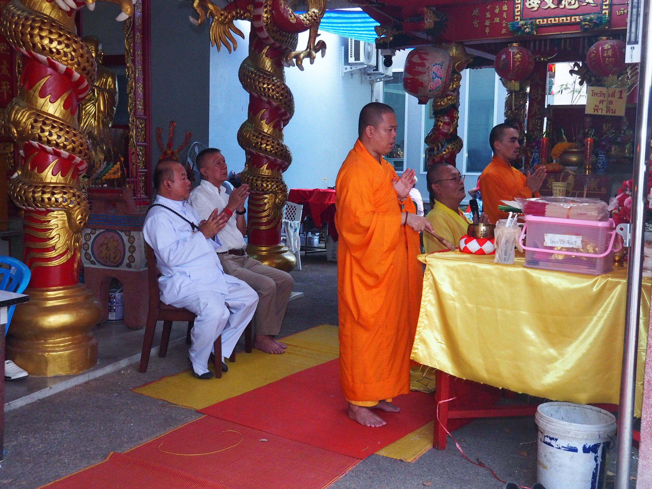 ศาลเจ้านาจาฯทำพิธีเบิกเนตรองค์เทพเจ้านาจาฯ ที่ศาลเจ้านาจาซาไท้จื้อ ปากน้ำซอย 17 มูลนิธิร่วมกุศล สมุทรปราการ ตำบลปากน้ำ อำเภอเมือง จังหวัดสมุทรปราการ ซินแซ ธีรพัตฌ์ เตชไชยพัตน์ (อาจารย์ใหญ่) ประธานและผู้ก่อตั้งศาลเจ้านาจาซาไท้จื้อ ปากน้ำ สมุทรปราการ เป็นประธานประกอบพิธีเบิกเนตรองค์เทพเจ้านาจาซาไท้จื้อ เทพแห่งความสำเร็จเนื้อทองเหลือง หล่อมาจากเมืองจีน สูง 1 เมตร 60 เซนติเมตร ปางนักรบสวรรค์ผู้มีอิทธิฤทธิ์สูงส่ง เป็นสัญลักษณ์ของการปราบมาร ขจัดสิ่งชั่วร้าย และปกป้องคุ้มครองภัยอันตราย โดยมีนายพิทักษ์ สุวรรณเสวก บอสใหญ่แห่งบริษัท กรีนครอตเซฟตี้ จำกัด เป็นประธานจุดธูปเทียนบูชาพระรัตนตรัย โดยได้นิมนต์พระสงฆ์จีนอนันนิกาย นำโดยองสังฆรักษ์จักรพันธ์ เถี่ยนเหว่ หรือ พระอาจารย์องต๊ะ กุศลปัญโญ รักษาการรองเจ้าอาวาสวัดสมณานัมบริหาร หรือวัดญวนสะพานขาว นางเลิ้ง กทม เป็นประธานฝ่ายสงฆ์ ประกอบพิธีเบิกเนตร เพื่ออัญเชิญองค์เทพเจ้าให้ลงมาสถิต เพื่อปกป้องคุ้มครอง (ปางปราบมาร) และประทานโชคลาภ พร้อมด้วยคณะศิษยานุศิษย์องค์เทพเจ้านาจาซาไท้จื้อ ปากน้ำ เข้าร่วมพิธี กันจำนวนมาก 