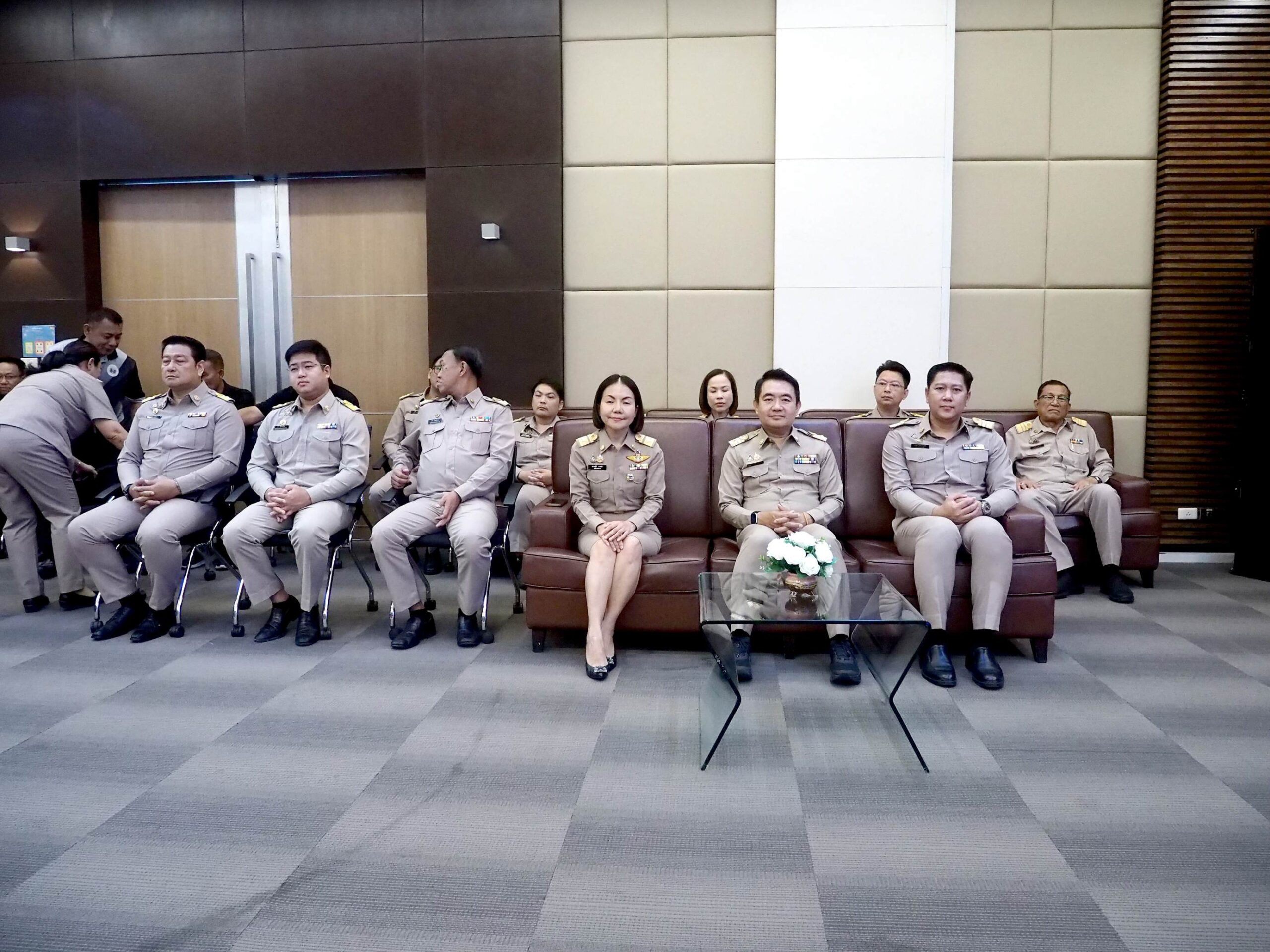 เทศบาลตำบลบางปู มอบเงินช่วยเหลือค่าใช้จ่ายที่จำเป็นในการศึกษาให้นักเรียน เทศบาลตำบลบางปู จัดพิธีมอบเงินให้ความช่วยเหลือค่าใช้จ่ายที่จำเป็นในการศึกษาของนักเรียน ตามโครงการช่วยเหลือนักเรียนภายในเขตเทศบาลตำบลบางปู ประจำปีงบประมาณ พ.ศ.2569 (ภาคการศึกษาที่ 2/2568)26 กุมภาพันธ์ 2569 ณ ห้องประชุม 1 ชั้น 5 เทศบาลตำบลบางปู ที่ ห้องประชุม 1 ชั้น 5 เทศบาลตำบลบางปู อำเภอเมือง จังหวัดสมุทรปราการ นายธีรพล ชุนเจริญ นายกเทศมนตรีตำบลบางปู เป็นประธานในพิธีมอบเงินให้ความช่วยเหลือค่าใช้จ่ายที่จำเป็นในการศึกษาของนักเรียน ตามโครงการช่วยเหลือนักเรียนในเขตเทศบาลตำบลบางปู ประจำปีงบประมาณ 2569 (ภาคการศึกษาที่ 2568) โดยมีนางสาวปารณีย์ นาคคำ ปลัดเทศบาลตำบลบางปู กล่าวรายงาน พร้อมด้วย รองนายกเทศมนตรี ที่ปรึกษา เลขานุการ สมาชิกสภาเทศบาล ที่ปรึกษาภาคประชาชน หัวหน้าส่วนราชการ พนักงานเทศบาลตำบลบางปู ตลอดจนคณะครู นักเรียน และตัวแทนโรงเรียน 17แห่ง ในเขตพื้นที่เทศบาลตำบลบางปู ตั้งแต่ระดับชั้นอนุบาล – ระดับชั้นประกาศนียบัตรวิชาชีพ จำนวน 2,157 ราย การจัดทำโครงการดังกล่าว เพื่อให้ความช่วยเหลือค่าใช้จ่ายที่จำเป็นในการศึกษาของนักเรียน ซึ่งเป็นผู้ยากจนหรือผู้ด้อยโอกาสในเขตเทศบาลตำบลบางปู อันเป็นการบรรเทาภาระทางการเงินของเด็กนักเรียนและครอบครัว และนำไปสู่การพัฒนาสังคมประเทศชาติที่เติบโตอย่างยั่งยืน เพื่อยกระดับคุณภาพชีวิต สร้างความเสมอภาคและลดความเหลื่อมล้ำให้กับนักเรียน ซึ่งเป็นผู้ยากจนหรือผู้ด้อยโอกาสในเขตเทศบาล เข้าถึงสิทธิและโอกาสทางด้านการศึกษาอย่างทั่วถึงและเท่าเทียม และ เพื่อสร้างความร่วมมือและส่งเสริมให้สถานศึกษาในเขตเทศบาลตำบลบางปู ผู้ปกครอง ชุมชน องค์กร และหน่วยงานที่เกี่ยวข้อง เข้ามามีส่วนร่วมในการดูแลและสนับสนุนนักเรียนอย่างเป็นระบบ โดยเทศบาลตำบลบางปู ได้เล็งเห็นถึงความสำคัญของการพัฒนายกระดับ และสร้างโอกาสทางการศึกษาให้กับประชาชนในท้องถิ่นให้มีความรู้ โดยมีเป้าหมายในการให้ความช่วยเหลือนักเรือน ซึ่งเป็นผู้ยากจนหรือผู้ด้อยโอกาส ในเขตเทศบาลตำบลบางปู่ และผ่านมติที่ประชุมคณะกรรมการช่วยเหลือประชาชนของเทศบาลดำบลบางปู พิจารณาเห็นชอบประกาศรายชื่อนักเรียนที่มีสิทธิ์รับความช่วยเหลือ ตามโครงการฯ ประจำปีงบประมาณ พ.ศ.2569 ในภาคการศึกษา 2/2568 จำนวน 2,157 ราย ประกอบด้วย ระดับชั้นอนุบาล จำนวน 510 ราย (รายละ 1,000 บาท) เป็นเงิน 510,000 บาท ระดับชั้นประถมศึกษา จำนวน 1,387 ราย (รายละ 1,000. บาท) เป็นเงิน 1,387,000 บาท.ระดับชั้นมัธยมศึกษาตอนต้น จำนวน 179 ราย (รายละ 2,000 บาท) เป็นเงิน 358,000 บาท.ระดับชั้นมัธยมศึกษาตอนปลาย จำนวน 38 ราย (รายละ 3,000 บาท) เป็นเงิน 114,000 บาท ระดับชั้นประกาศนียบัตรวิชาชีพ จำนวน 43 ราย (รายละ 3,000 บาท) เป็นเงิน 129,000 บาท รวมเป็นเงินทั้งสิ้น 2,498,000 บาท (-สองล้านสี่แสนเก้าหมื่นแปดพันบาทถ้วน-)