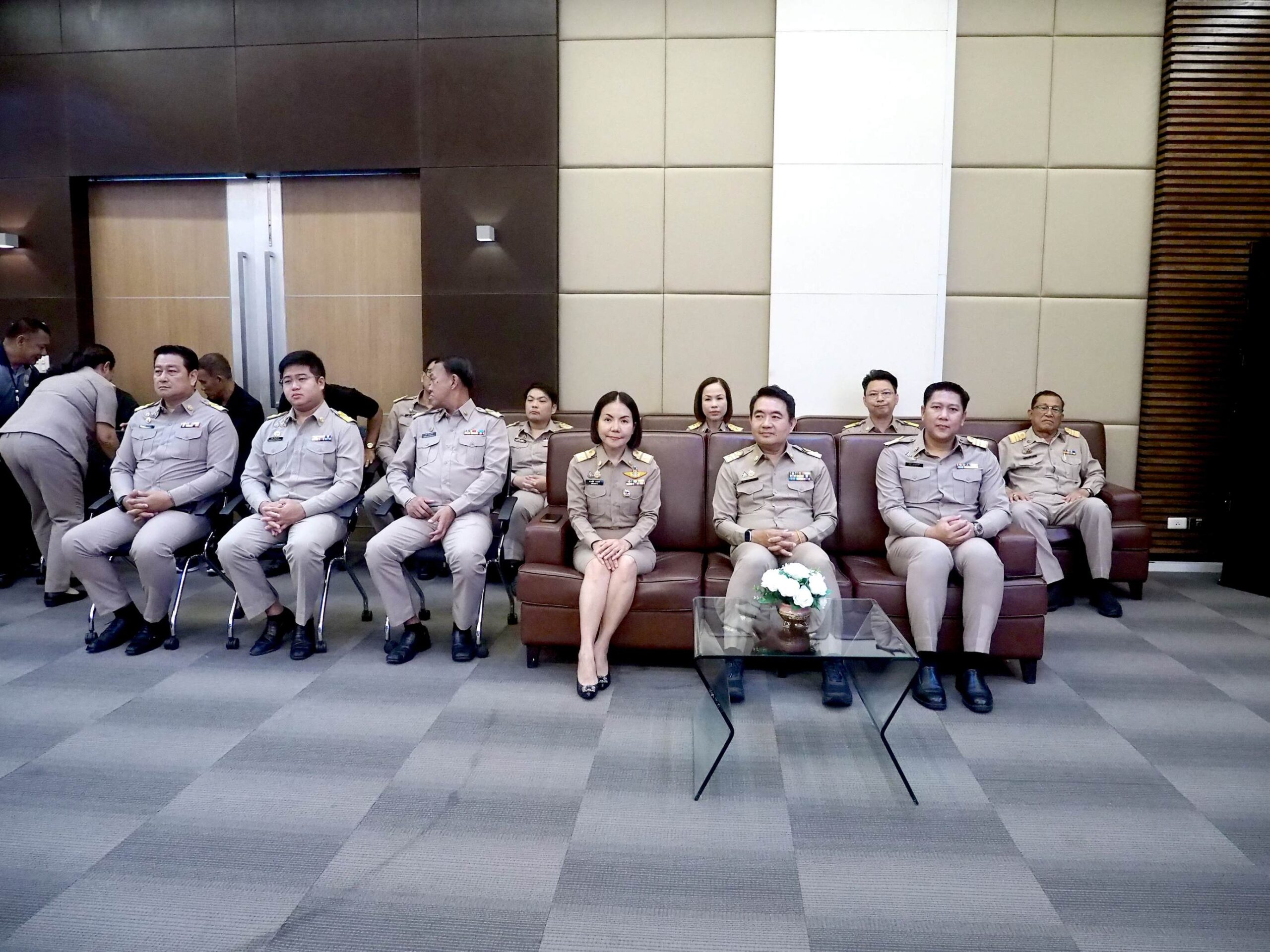เทศบาลตำบลบางปู มอบเงินช่วยเหลือค่าใช้จ่ายที่จำเป็นในการศึกษาให้นักเรียน เทศบาลตำบลบางปู จัดพิธีมอบเงินให้ความช่วยเหลือค่าใช้จ่ายที่จำเป็นในการศึกษาของนักเรียน ตามโครงการช่วยเหลือนักเรียนภายในเขตเทศบาลตำบลบางปู ประจำปีงบประมาณ พ.ศ.2569 (ภาคการศึกษาที่ 2/2568)26 กุมภาพันธ์ 2569 ณ ห้องประชุม 1 ชั้น 5 เทศบาลตำบลบางปู ที่ ห้องประชุม 1 ชั้น 5 เทศบาลตำบลบางปู อำเภอเมือง จังหวัดสมุทรปราการ นายธีรพล ชุนเจริญ นายกเทศมนตรีตำบลบางปู เป็นประธานในพิธีมอบเงินให้ความช่วยเหลือค่าใช้จ่ายที่จำเป็นในการศึกษาของนักเรียน ตามโครงการช่วยเหลือนักเรียนในเขตเทศบาลตำบลบางปู ประจำปีงบประมาณ 2569 (ภาคการศึกษาที่ 2568) โดยมีนางสาวปารณีย์ นาคคำ ปลัดเทศบาลตำบลบางปู กล่าวรายงาน พร้อมด้วย รองนายกเทศมนตรี ที่ปรึกษา เลขานุการ สมาชิกสภาเทศบาล ที่ปรึกษาภาคประชาชน หัวหน้าส่วนราชการ พนักงานเทศบาลตำบลบางปู ตลอดจนคณะครู นักเรียน และตัวแทนโรงเรียน 17แห่ง ในเขตพื้นที่เทศบาลตำบลบางปู ตั้งแต่ระดับชั้นอนุบาล – ระดับชั้นประกาศนียบัตรวิชาชีพ จำนวน 2,157 ราย การจัดทำโครงการดังกล่าว เพื่อให้ความช่วยเหลือค่าใช้จ่ายที่จำเป็นในการศึกษาของนักเรียน ซึ่งเป็นผู้ยากจนหรือผู้ด้อยโอกาสในเขตเทศบาลตำบลบางปู อันเป็นการบรรเทาภาระทางการเงินของเด็กนักเรียนและครอบครัว และนำไปสู่การพัฒนาสังคมประเทศชาติที่เติบโตอย่างยั่งยืน เพื่อยกระดับคุณภาพชีวิต สร้างความเสมอภาคและลดความเหลื่อมล้ำให้กับนักเรียน ซึ่งเป็นผู้ยากจนหรือผู้ด้อยโอกาสในเขตเทศบาล เข้าถึงสิทธิและโอกาสทางด้านการศึกษาอย่างทั่วถึงและเท่าเทียม และ เพื่อสร้างความร่วมมือและส่งเสริมให้สถานศึกษาในเขตเทศบาลตำบลบางปู ผู้ปกครอง ชุมชน องค์กร และหน่วยงานที่เกี่ยวข้อง เข้ามามีส่วนร่วมในการดูแลและสนับสนุนนักเรียนอย่างเป็นระบบ โดยเทศบาลตำบลบางปู ได้เล็งเห็นถึงความสำคัญของการพัฒนายกระดับ และสร้างโอกาสทางการศึกษาให้กับประชาชนในท้องถิ่นให้มีความรู้ โดยมีเป้าหมายในการให้ความช่วยเหลือนักเรือน ซึ่งเป็นผู้ยากจนหรือผู้ด้อยโอกาส ในเขตเทศบาลตำบลบางปู่ และผ่านมติที่ประชุมคณะกรรมการช่วยเหลือประชาชนของเทศบาลดำบลบางปู พิจารณาเห็นชอบประกาศรายชื่อนักเรียนที่มีสิทธิ์รับความช่วยเหลือ ตามโครงการฯ ประจำปีงบประมาณ พ.ศ.2569 ในภาคการศึกษา 2/2568 จำนวน 2,157 ราย ประกอบด้วย ระดับชั้นอนุบาล จำนวน 510 ราย (รายละ 1,000 บาท) เป็นเงิน 510,000 บาท ระดับชั้นประถมศึกษา จำนวน 1,387 ราย (รายละ 1,000. บาท) เป็นเงิน 1,387,000 บาท.ระดับชั้นมัธยมศึกษาตอนต้น จำนวน 179 ราย (รายละ 2,000 บาท) เป็นเงิน 358,000 บาท.ระดับชั้นมัธยมศึกษาตอนปลาย จำนวน 38 ราย (รายละ 3,000 บาท) เป็นเงิน 114,000 บาท ระดับชั้นประกาศนียบัตรวิชาชีพ จำนวน 43 ราย (รายละ 3,000 บาท) เป็นเงิน 129,000 บาท รวมเป็นเงินทั้งสิ้น 2,498,000 บาท (-สองล้านสี่แสนเก้าหมื่นแปดพันบาทถ้วน-)