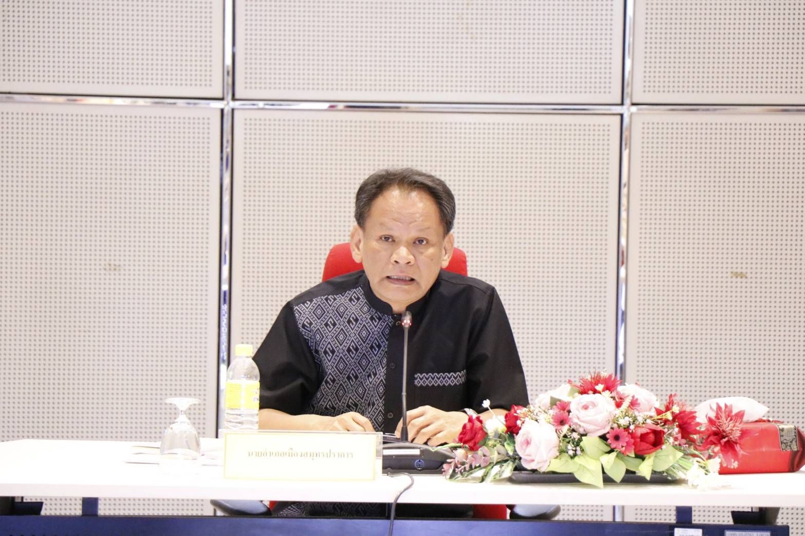 วันที่ 24 มีนาคม 2569 นายวัฒนา เจริญจิต นายอำเภอเมืองสมุทรปราการเป็นประธานในการประชุมคณะกรรมการร่วมติดตามตรวจสอบการดำเนินงานด้านสิ่งแวดล้อมและการพัฒนาคุณภาพชีวิตชุมชนโรงไฟฟ้าพระนครใต้ (ประชุมไตรภาคี) ครั้งที่ 1 ประจำปี 2569 ณ ห้องประชุม Auditorium อาคารที่ทำการโรงไฟฟ้าพระนครใต้ โดยมีนายรังสิต แก้วหวังสกูล ผู้อำนวยการโรงไฟฟ้าพระนครใต้ ให้การต้อนรับ  ในการประชุมมีการรายงานผลการดำเนินงานของโรงไฟฟ้าพระนครใต้ ในเดือนกรกฎาคม-ธันวาคม 2569  อาทิ ด้านคุณภาพสิ่งแวดล้อม กิจกรรมประชาสัมพันธ์ ชุมชนสัมพันธ์ และการพัฒนาคุณภาพชีวิต รวมถึงโครงการต่างๆที่ส่งเสริมด้านสิ่งแวดล้อมร่วมกับชุมชน  นอกจากนี้ยังได้เปิดโอกาสให้ผู้เข้าร่วมประชุมให้ข้อเสนอแนะในการปรับปรุงกิจกรรมที่ดำเนินงานร่วมกับชุมชนในพื้นที่รอบโรงไฟฟ้าพระนครใต้ เพื่อให้ได้ประโยชน์สูงสุดต่อประชาชนในพื้นที่