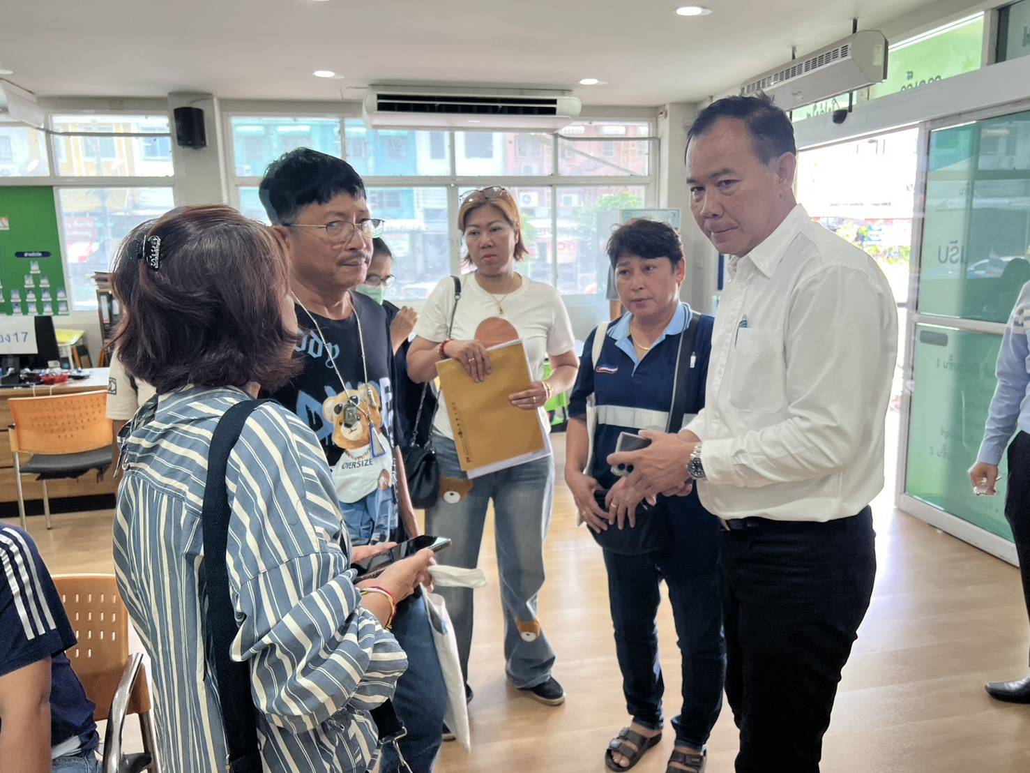 📣 “รองโจ” ลุยช่วยชุมชนซอยโรงน้ำแข็ง เดินหน้าแก้ปัญหาน้ำท่วมสะสมกว่า 30 ปี 📌วันที่ 24 มีนาคม 2569 พ.ต.อ.กรวัฒน์ หันประดิษฐ์ หรือ “รองโจ” อดีตผู้สมัครสมาชิกสภาผู้แทนราษฎร จังหวัดสมุทรปราการ เขต 4 พรรคเพื่อไทย ลงพื้นที่ช่วยเหลือประชาชนในชุมชนซอยโรงน้ำแข็ง หมู่ 20 ต.บางพลีใหญ่ อ.บางพลี จ.สมุทรปราการ หลังชาวบ้านรวมตัวร้องขอความช่วยเหลือในการดำเนินการยกถนนสาธารณะภายในชุมชนให้แก่องค์กรปกครองส่วนท้องถิ่น เพื่อนำงบประมาณมาพัฒนาปรับปรุงโครงสร้างพื้นฐานและแก้ไขปัญหาน้ำท่วมที่เกิดขึ้นซ้ำซากยาวนานกว่า 30 ปี โดย พ.ต.อ.กรวัฒน์ หันประดิษฐ์ ได้ลงพื้นที่รับฟังปัญหาความเดือดร้อนของประชาชน พร้อมให้คำปรึกษาด้านกฎหมายอย่างใกล้ชิด และพากลุ่มชาวบ้านเดินทางไปยังสำนักงานที่ดินจังหวัดสมุทรปราการ สาขาบางพลี เพื่อดำเนินการคัดลอกเอกสารโฉนดที่ดิน รวมถึงเตรียมความพร้อมในการยื่นฟ้องต่อศาล เพื่อนำคำพิพากษามาประกอบคำร้อง ในการผลักดันให้ถนนภายในชุมชนสามารถโอนเป็นสาธารณะและอยู่ในความดูแลของภาครัฐได้อย่างถูกต้อง ด้านนางโชคชุดา เพ็ชรสหาย แพทย์ประจำตำบลบางพลีใหญ่ ซึ่งเป็นหนึ่งในตัวแทนชาวบ้านและเป็นผู้พักอาศัยภายในชุมชนที่ได้รับความเดือดร้อนเปิดเผยว่า ชาวบ้านภายในชุมชนซอยโรงน้ำแข็ง ได้รับผลกระทบเกี่ยวกับปัญหาน้ำท่วมภายในชุมชนซ้ำซากมานานหลายปี เนื่องจากที่ผ่านมาถนนสาธารณะที่เป็นทางเข้าออกของคนในชุมชน ยังเป็นพื้นที่เอกชนทำให้หน่วยงานภาครัฐในพื้นที่ไม่สามารถเข้ามาดูแลในการแก้ไขปัญหาได้อย่างเต็มที่ โดยที่ผ่านมาชาวบ้านได้ช่วยกันติดตามหาเจ้าของที่ดินและทายาทมาเป็นเวลานานระยะหนึ่งแล้ว แต่ก็ยังไม่สามารถดำเนินการได้ เนื่องจากติดปัญหาในหลายๆด้าน ทั้งเรื่องค่าใช้จ่ายและข้อกฎหมายที่ชาวบ้านไม่รู้ จึงได้รวมตัวกันมาขอความช่วยเหลือกับทางด้าน "รองโจ" เพื่อให้ท่านช่วยเหลือเป็นสื่อกลางช่วยประสานงานและให้ความช่วยเหลือแก่ชาวบ้าน ซึ่งในครั้งนี้รู้สึกมีความหวังมากกว่าทุกครั้ง เนื่องจากการดำเนินงานด้านเอกสารมีความคืบหน้ามากกว่าทุกครั้งที่ชาวบ้านมาประสานงานเอง จึงอยากขอเป็นตัวแทนชาวบ้านในการขอบคุณท่าน รองโจ ที่เสียสละเวลามาช่วยเหลือชาวบ้านในครั้งนี้ ทั้งนี้ พ.ต.อ.กรวัฒน์ ยังได้ให้คำมั่นกับพี่น้องประชาชนในพื้นที่ว่าจะเดินหน้าช่วยเหลืออย่างเต็มที่ เพื่อให้โครงการดังกล่าวประสบความสำเร็จ พร้อมทั้งรับภาระค่าใช้จ่ายในกระบวนการทางกฎหมายและค่าดำเนินการในชั้นศาลให้แก่ชาวบ้านทั้งหมด เพื่อบรรเทาความเดือดร้อนเรื่องค่าใช้จ่ายของชาวบ้าน และจะเร่งแก้ไขปัญหาน้ำท่วมให้กับชาวบ้านอย่างยั่งยืนต่อไป