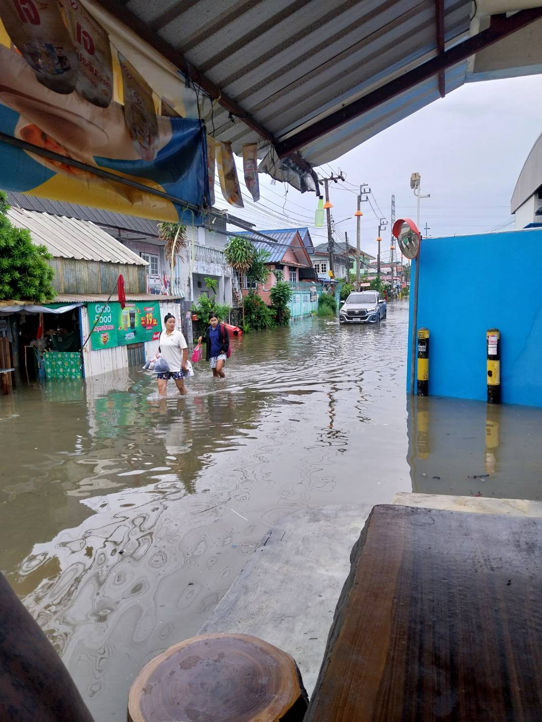 📣 “รองโจ” ลุยช่วยชุมชนซอยโรงน้ำแข็ง เดินหน้าแก้ปัญหาน้ำท่วมสะสมกว่า 30 ปี 📌วันที่ 24 มีนาคม 2569 พ.ต.อ.กรวัฒน์ หันประดิษฐ์ หรือ “รองโจ” อดีตผู้สมัครสมาชิกสภาผู้แทนราษฎร จังหวัดสมุทรปราการ เขต 4 พรรคเพื่อไทย ลงพื้นที่ช่วยเหลือประชาชนในชุมชนซอยโรงน้ำแข็ง หมู่ 20 ต.บางพลีใหญ่ อ.บางพลี จ.สมุทรปราการ หลังชาวบ้านรวมตัวร้องขอความช่วยเหลือในการดำเนินการยกถนนสาธารณะภายในชุมชนให้แก่องค์กรปกครองส่วนท้องถิ่น เพื่อนำงบประมาณมาพัฒนาปรับปรุงโครงสร้างพื้นฐานและแก้ไขปัญหาน้ำท่วมที่เกิดขึ้นซ้ำซากยาวนานกว่า 30 ปี โดย พ.ต.อ.กรวัฒน์ หันประดิษฐ์ ได้ลงพื้นที่รับฟังปัญหาความเดือดร้อนของประชาชน พร้อมให้คำปรึกษาด้านกฎหมายอย่างใกล้ชิด และพากลุ่มชาวบ้านเดินทางไปยังสำนักงานที่ดินจังหวัดสมุทรปราการ สาขาบางพลี เพื่อดำเนินการคัดลอกเอกสารโฉนดที่ดิน รวมถึงเตรียมความพร้อมในการยื่นฟ้องต่อศาล เพื่อนำคำพิพากษามาประกอบคำร้อง ในการผลักดันให้ถนนภายในชุมชนสามารถโอนเป็นสาธารณะและอยู่ในความดูแลของภาครัฐได้อย่างถูกต้อง ด้านนางโชคชุดา เพ็ชรสหาย แพทย์ประจำตำบลบางพลีใหญ่ ซึ่งเป็นหนึ่งในตัวแทนชาวบ้านและเป็นผู้พักอาศัยภายในชุมชนที่ได้รับความเดือดร้อนเปิดเผยว่า ชาวบ้านภายในชุมชนซอยโรงน้ำแข็ง ได้รับผลกระทบเกี่ยวกับปัญหาน้ำท่วมภายในชุมชนซ้ำซากมานานหลายปี เนื่องจากที่ผ่านมาถนนสาธารณะที่เป็นทางเข้าออกของคนในชุมชน ยังเป็นพื้นที่เอกชนทำให้หน่วยงานภาครัฐในพื้นที่ไม่สามารถเข้ามาดูแลในการแก้ไขปัญหาได้อย่างเต็มที่ โดยที่ผ่านมาชาวบ้านได้ช่วยกันติดตามหาเจ้าของที่ดินและทายาทมาเป็นเวลานานระยะหนึ่งแล้ว แต่ก็ยังไม่สามารถดำเนินการได้ เนื่องจากติดปัญหาในหลายๆด้าน ทั้งเรื่องค่าใช้จ่ายและข้อกฎหมายที่ชาวบ้านไม่รู้ จึงได้รวมตัวกันมาขอความช่วยเหลือกับทางด้าน "รองโจ" เพื่อให้ท่านช่วยเหลือเป็นสื่อกลางช่วยประสานงานและให้ความช่วยเหลือแก่ชาวบ้าน ซึ่งในครั้งนี้รู้สึกมีความหวังมากกว่าทุกครั้ง เนื่องจากการดำเนินงานด้านเอกสารมีความคืบหน้ามากกว่าทุกครั้งที่ชาวบ้านมาประสานงานเอง จึงอยากขอเป็นตัวแทนชาวบ้านในการขอบคุณท่าน รองโจ ที่เสียสละเวลามาช่วยเหลือชาวบ้านในครั้งนี้ ทั้งนี้ พ.ต.อ.กรวัฒน์ ยังได้ให้คำมั่นกับพี่น้องประชาชนในพื้นที่ว่าจะเดินหน้าช่วยเหลืออย่างเต็มที่ เพื่อให้โครงการดังกล่าวประสบความสำเร็จ พร้อมทั้งรับภาระค่าใช้จ่ายในกระบวนการทางกฎหมายและค่าดำเนินการในชั้นศาลให้แก่ชาวบ้านทั้งหมด เพื่อบรรเทาความเดือดร้อนเรื่องค่าใช้จ่ายของชาวบ้าน และจะเร่งแก้ไขปัญหาน้ำท่วมให้กับชาวบ้านอย่างยั่งยืนต่อไป