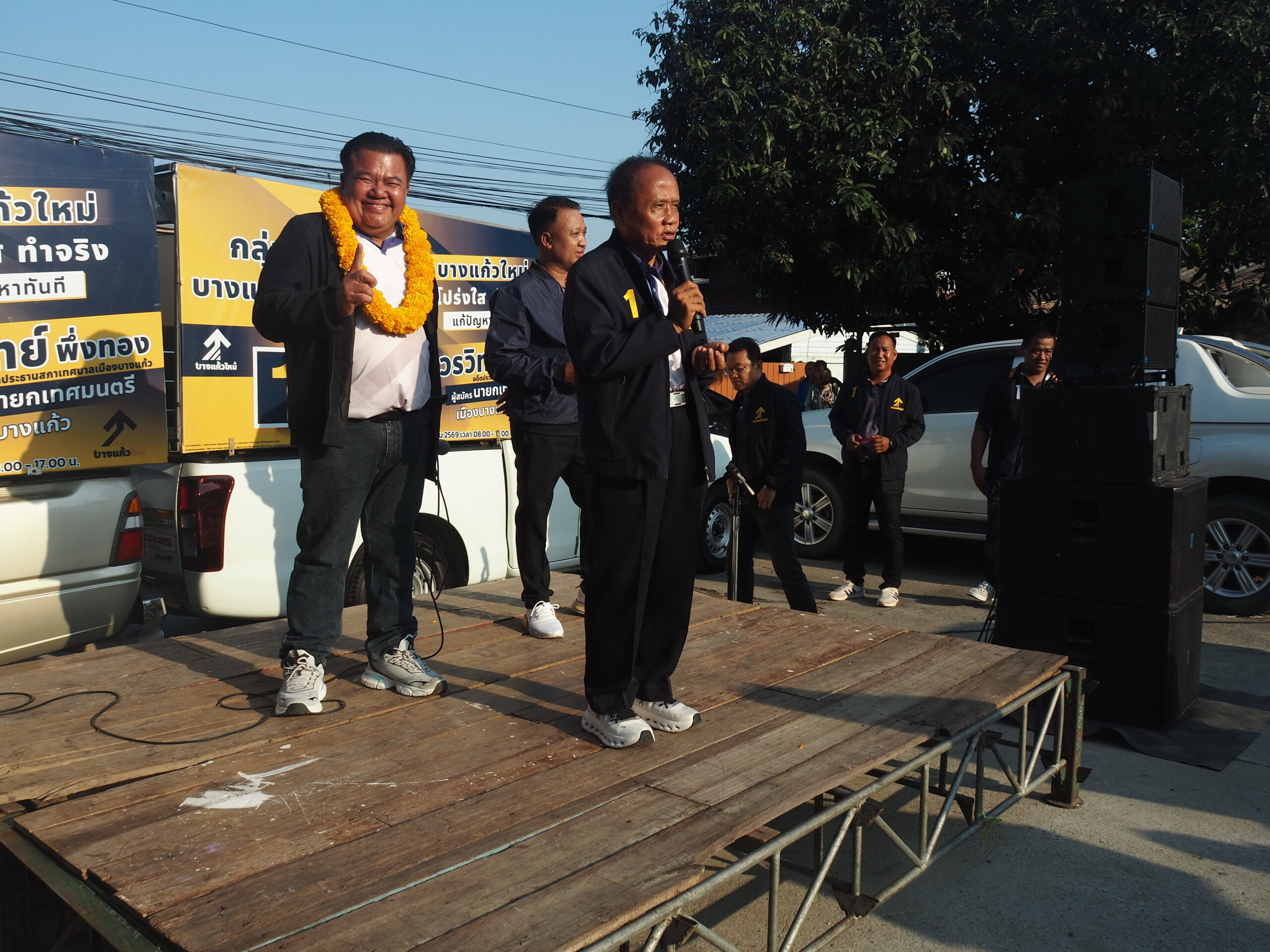          วันที่ 29 มีนาคม 2569 นายบวรวิทย์ พึ่งทอง อดีตประธานสภา เทศบาลเมืองบางแก้ว ลงพื้นที่หาเสียงในการสมัครรับเลือกตั้งนายกเทศมนตรีเทศบาลเมืองบางแก้ว หมายเลข1ภายในซอยชุมชนหลังวัดหนามแดง ต.บางแก้ว อ.บางพลี จ.สมุทรปราการ    โดยมี นายสุพัฒน์ สว่างอารมณ์ อดีตนายก อบต.บางแก้ว นายปิยะ นาคทรัพย์ นายชัชวาลย์ พันธ์พุ่ม อดีตรองนายก อบต.บางแก้ว พร้อมด้วย ผู้สมัคร สท. เขต 1 และเขต 2 และทีมผู้ช่วยหาเสียงลงพื้นที่เปิดเวทีหาเสียงภายในชุมชนหลังวัดหนามแดง       มีประชาชนในเขตพื้นที่จำนวนหลายร้อยคน มาร่วมรับฟังการปราศรัยและฟังการเสนอนโยบายในด้านต่างๆ เพื่อนำไปพัฒนาตำบลบางแก้วให้มีความเจริญก้าวหน้า ขณะที่ พ.ต.อ.กรวัฒน์ หันประดิษฐ์ อดีตผู้สมัครสมาชิกสภาผู้แทนราษฎร พรรคเพื่อไทย ได้มาร่วมเป็นกำลังใจ ให้กับ นายบวรวิทย์ พึ่งทอง นายกเทศมนตรีเมืองบางแก้ว หมายเลข 1 อีกด้วย       โดยทางด้าน นายบวรวิทย์ พึ่งทอง ผู้สมัครนายกเทศมนตรีเมืองบางแก้ว เบอร์ 1 ได้ขึ้นเวทีหาเสียง โดยกล่าวว่า ในวันนี้ตนพร้อมด้วยทีมผู้ช่วยหาเสียงและผู้สมัคร สท.       ล้วนเป็นบุคคลที่มีความรู้ ความสามารถ เข้าใจปัญหาในเขตพื้นที่ตำบลบางแก้วเป็นอย่างดี  เราถือเป็นทีมเดียวที่กล้าเปิดหน้าผู้บริหาร ตามสโลแกน “บางแก้วใหม่ โปร่งใส ทำจริง แก้ไขในทันที” ในการเลือกตั้งครั้งนี้จึงขอโอกาสจากพ่อแม่พี่น้องประชาชนชาวตำบลบางแก้ว ช่วยสนับสนุนตนได้มีโอกาสเข้าไปทำหน้าที่ขับเคลื่อนการพัฒนาเทศบาลเมืองบางแก้ว เพื่อดูแลทุกข์สุขของพี่น้องประชาชนตำบลบางแก้ว           จึงขอโอกาสจากพี่น้องประชาชนช่วยสนับสนุนเลือกตนเข้ามาทำหน้าที่บริหารงาน รับใช้ประชาชน เลือกนายบวรวิทย์ พึ่งทอง ผู้สมัครนายกเทศมนตรีเมืองบางแก้ว เบอร์ 1 ในวันที่ 19 เมษายน 2569 ที่จะถึงนี้