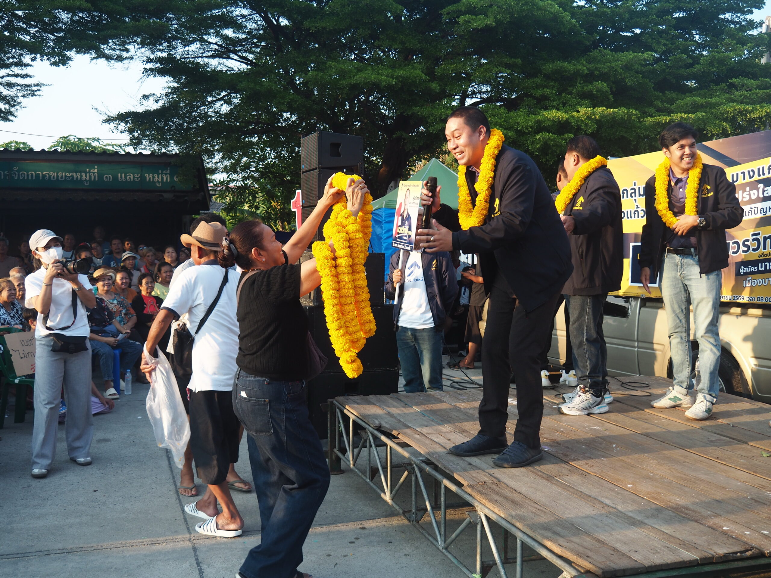          วันที่ 29 มีนาคม 2569 นายบวรวิทย์ พึ่งทอง อดีตประธานสภา เทศบาลเมืองบางแก้ว ลงพื้นที่หาเสียงในการสมัครรับเลือกตั้งนายกเทศมนตรีเทศบาลเมืองบางแก้ว หมายเลข1ภายในซอยชุมชนหลังวัดหนามแดง ต.บางแก้ว อ.บางพลี จ.สมุทรปราการ    โดยมี นายสุพัฒน์ สว่างอารมณ์ อดีตนายก อบต.บางแก้ว นายปิยะ นาคทรัพย์ นายชัชวาลย์ พันธ์พุ่ม อดีตรองนายก อบต.บางแก้ว พร้อมด้วย ผู้สมัคร สท. เขต 1 และเขต 2 และทีมผู้ช่วยหาเสียงลงพื้นที่เปิดเวทีหาเสียงภายในชุมชนหลังวัดหนามแดง       มีประชาชนในเขตพื้นที่จำนวนหลายร้อยคน มาร่วมรับฟังการปราศรัยและฟังการเสนอนโยบายในด้านต่างๆ เพื่อนำไปพัฒนาตำบลบางแก้วให้มีความเจริญก้าวหน้า ขณะที่ พ.ต.อ.กรวัฒน์ หันประดิษฐ์ อดีตผู้สมัครสมาชิกสภาผู้แทนราษฎร พรรคเพื่อไทย ได้มาร่วมเป็นกำลังใจ ให้กับ นายบวรวิทย์ พึ่งทอง นายกเทศมนตรีเมืองบางแก้ว หมายเลข 1 อีกด้วย       โดยทางด้าน นายบวรวิทย์ พึ่งทอง ผู้สมัครนายกเทศมนตรีเมืองบางแก้ว เบอร์ 1 ได้ขึ้นเวทีหาเสียง โดยกล่าวว่า ในวันนี้ตนพร้อมด้วยทีมผู้ช่วยหาเสียงและผู้สมัคร สท.       ล้วนเป็นบุคคลที่มีความรู้ ความสามารถ เข้าใจปัญหาในเขตพื้นที่ตำบลบางแก้วเป็นอย่างดี  เราถือเป็นทีมเดียวที่กล้าเปิดหน้าผู้บริหาร ตามสโลแกน “บางแก้วใหม่ โปร่งใส ทำจริง แก้ไขในทันที” ในการเลือกตั้งครั้งนี้จึงขอโอกาสจากพ่อแม่พี่น้องประชาชนชาวตำบลบางแก้ว ช่วยสนับสนุนตนได้มีโอกาสเข้าไปทำหน้าที่ขับเคลื่อนการพัฒนาเทศบาลเมืองบางแก้ว เพื่อดูแลทุกข์สุขของพี่น้องประชาชนตำบลบางแก้ว           จึงขอโอกาสจากพี่น้องประชาชนช่วยสนับสนุนเลือกตนเข้ามาทำหน้าที่บริหารงาน รับใช้ประชาชน เลือกนายบวรวิทย์ พึ่งทอง ผู้สมัครนายกเทศมนตรีเมืองบางแก้ว เบอร์ 1 ในวันที่ 19 เมษายน 2569 ที่จะถึงนี้