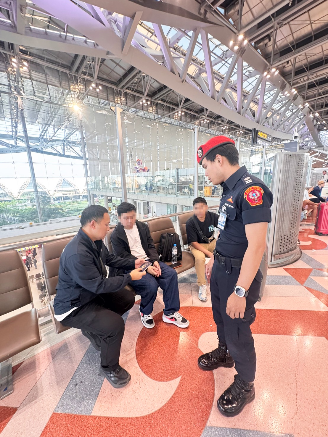 รั้งที่ 17 /2569 วันที่ 31 มีนาคม 2569   เจ้าหน้าที่ท่าอากาศยานสุวรรณภูมิเข้าช่วยเหลือผู้โดยสารแสดงพฤติกรรมเสี่ยงอันตรายได้ทันท่วงที สะท้อนความใส่ใจ สร้างความเชื่อมั่นต่อมาตรฐานความปลอดภัยของผู้โดยสาร   เมื่อวันที่ 28 มีนาคม พ.ศ. 2569 เวลาประมาณ 17.00 น. เกิดเหตุมีผู้โดยสารชายชาวจีน  มีลักษณะกระวนกระวาย เดินวนไปมา บริเวณพื้นที่ประตูหมายเลข 1 ชั้น 4 อาคารผู้โดยสาร ท่าอากาศยานสุวรรณภูมิ (ทสภ.) และต่อมาได้พยายามปีนเก้าอี้พักคอยและกระจกกันตก เพื่อจะกระโดดลงไปยังชั้นล่าง ในระหว่างนั้น นายไชยวัฒน์  แสงอ่อน เจ้าหน้าที่ประชาสัมพันธ์อาวุโส สังกัดส่วนผลิตสื่อประชาสัมพันธ์และบริหารจัดการ Social Media ฝ่ายกิจการพิเศษและมวลชนสัมพันธ์ ทสภ.อยู่ในระหว่างการปฏิบัติหน้าที่ควบคุมการติดตั้งจัดซุ้มกิจกรรม บริเวณดังกล่าว ได้สังเกตเห็นพฤติกรรมที่ผิดปกติและเข้าไปหยุดการกระทำดังกล่าวไว้ได้ทัน ก่อนพูดเกลี้ยกล่อมให้สงบสติอารมณ์ในเบื้องต้น พร้อมโทรศัพท์แจ้งเจ้าหน้าที่ศูนย์สุวรรณภูมิ เพื่อส่งตัวให้เจ้าหน้าที่ฝ่ายรักษาความปลอดภัยเข้าควบคุม และดำเนินการช่วยเหลือผู้โดยสารรายดังกล่าวต่อไป ส่งผลให้สถานการณ์คลี่คลายลงอย่างปลอดภัย การปฏิบัติหน้าที่ในครั้งนี้สะท้อนถึงความเอาใจใส่ ความมีสติ และความเป็นมืออาชีพของเจ้าหน้าที่ พร้อมทั้งให้ความช่วยเหลือด้านจิตใจแก่ผู้โดยสารอย่างเหมาะสม ทสภ. ขอชื่นชมเจ้าหน้าที่ที่เกี่ยวข้องในเหตุการณ์ครั้งนี้ ที่ได้แสดงถึงความทุ่มเทและความรับผิดชอบในการปฏิบัติหน้าที่อย่างเต็มกำลัง อันเป็นส่วนสำคัญในการสร้างความเชื่อมั่นด้านความปลอดภัยให้แก่ผู้โดยสารและผู้ใช้บริการทุกคน ทั้งนี้ ทสภ. ยังคงยึดมั่นในการดูแลความปลอดภัย และสวัสดิภาพของผู้โดยสารเป็นสำคัญ พร้อมพัฒนามาตรการและการฝึกอบรมบุคลากรอย่างต่อเนื่อง เพื่อรองรับทุกสถานการณ์ได้อย่างมีประสิทธิภาพ ****************************************  ฝ่ายกิจการพิเศษและมวลชนสัมพันธ์ ท่าอากาศยานสุวรรณภูมิ   โทรศัพท์ 0 2132 9021