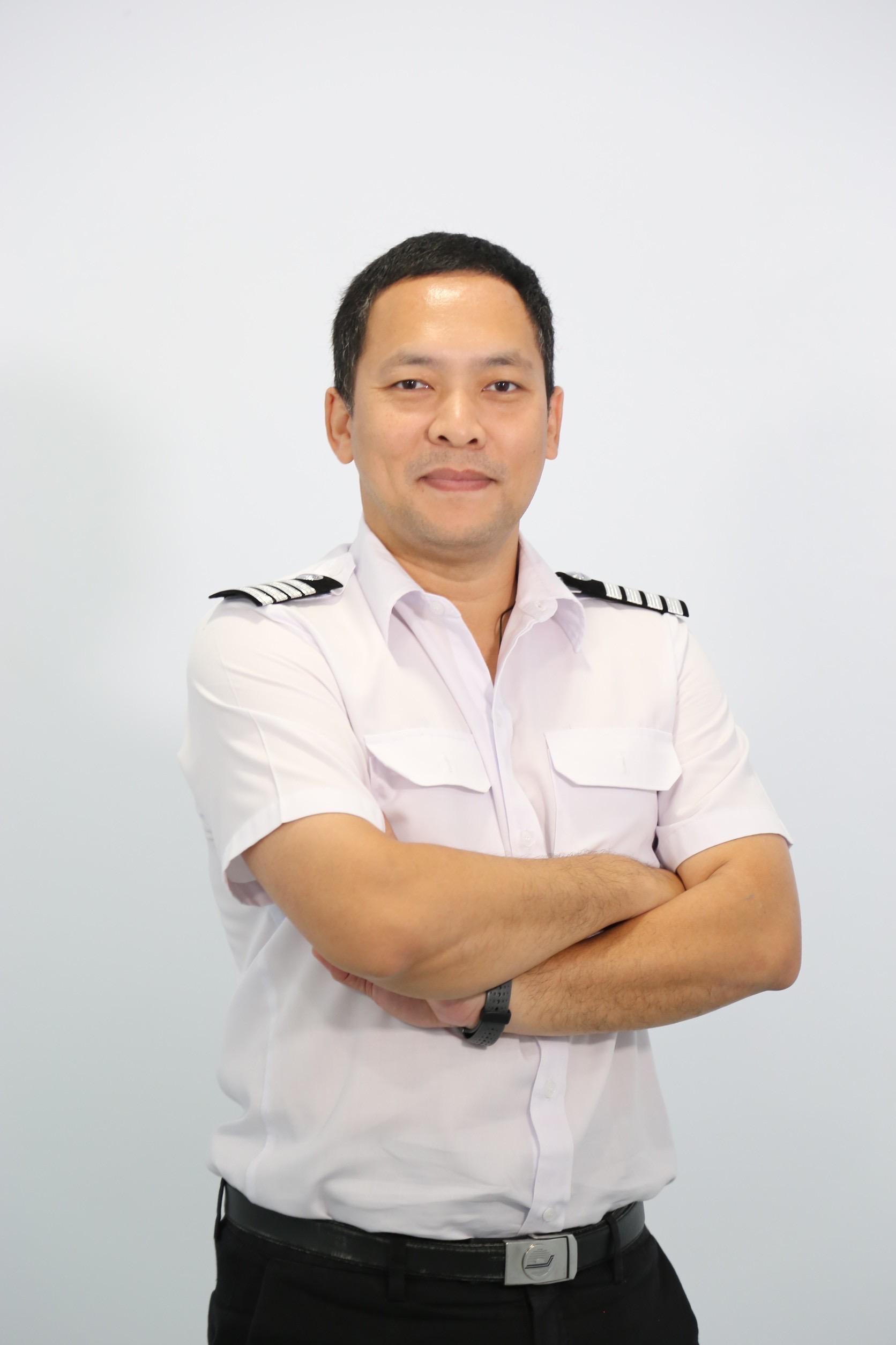 รั้งที่ 17 /2569 วันที่ 31 มีนาคม 2569   เจ้าหน้าที่ท่าอากาศยานสุวรรณภูมิเข้าช่วยเหลือผู้โดยสารแสดงพฤติกรรมเสี่ยงอันตรายได้ทันท่วงที สะท้อนความใส่ใจ สร้างความเชื่อมั่นต่อมาตรฐานความปลอดภัยของผู้โดยสาร   เมื่อวันที่ 28 มีนาคม พ.ศ. 2569 เวลาประมาณ 17.00 น. เกิดเหตุมีผู้โดยสารชายชาวจีน  มีลักษณะกระวนกระวาย เดินวนไปมา บริเวณพื้นที่ประตูหมายเลข 1 ชั้น 4 อาคารผู้โดยสาร ท่าอากาศยานสุวรรณภูมิ (ทสภ.) และต่อมาได้พยายามปีนเก้าอี้พักคอยและกระจกกันตก เพื่อจะกระโดดลงไปยังชั้นล่าง ในระหว่างนั้น นายไชยวัฒน์  แสงอ่อน เจ้าหน้าที่ประชาสัมพันธ์อาวุโส สังกัดส่วนผลิตสื่อประชาสัมพันธ์และบริหารจัดการ Social Media ฝ่ายกิจการพิเศษและมวลชนสัมพันธ์ ทสภ.อยู่ในระหว่างการปฏิบัติหน้าที่ควบคุมการติดตั้งจัดซุ้มกิจกรรม บริเวณดังกล่าว ได้สังเกตเห็นพฤติกรรมที่ผิดปกติและเข้าไปหยุดการกระทำดังกล่าวไว้ได้ทัน ก่อนพูดเกลี้ยกล่อมให้สงบสติอารมณ์ในเบื้องต้น พร้อมโทรศัพท์แจ้งเจ้าหน้าที่ศูนย์สุวรรณภูมิ เพื่อส่งตัวให้เจ้าหน้าที่ฝ่ายรักษาความปลอดภัยเข้าควบคุม และดำเนินการช่วยเหลือผู้โดยสารรายดังกล่าวต่อไป ส่งผลให้สถานการณ์คลี่คลายลงอย่างปลอดภัย การปฏิบัติหน้าที่ในครั้งนี้สะท้อนถึงความเอาใจใส่ ความมีสติ และความเป็นมืออาชีพของเจ้าหน้าที่ พร้อมทั้งให้ความช่วยเหลือด้านจิตใจแก่ผู้โดยสารอย่างเหมาะสม ทสภ. ขอชื่นชมเจ้าหน้าที่ที่เกี่ยวข้องในเหตุการณ์ครั้งนี้ ที่ได้แสดงถึงความทุ่มเทและความรับผิดชอบในการปฏิบัติหน้าที่อย่างเต็มกำลัง อันเป็นส่วนสำคัญในการสร้างความเชื่อมั่นด้านความปลอดภัยให้แก่ผู้โดยสารและผู้ใช้บริการทุกคน ทั้งนี้ ทสภ. ยังคงยึดมั่นในการดูแลความปลอดภัย และสวัสดิภาพของผู้โดยสารเป็นสำคัญ พร้อมพัฒนามาตรการและการฝึกอบรมบุคลากรอย่างต่อเนื่อง เพื่อรองรับทุกสถานการณ์ได้อย่างมีประสิทธิภาพ ****************************************  ฝ่ายกิจการพิเศษและมวลชนสัมพันธ์ ท่าอากาศยานสุวรรณภูมิ   โทรศัพท์ 0 2132 9021