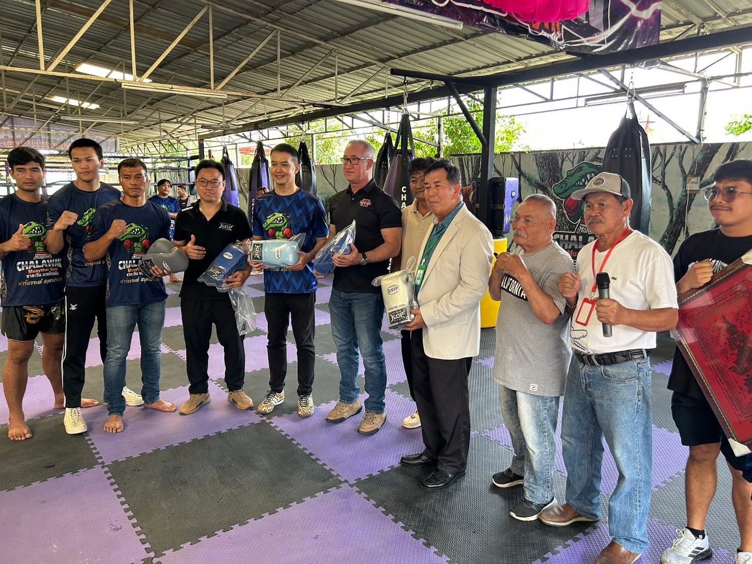 “ชาละวัน มวยไทยยิม”ได้ทำพิธีเปิดค่ายมวยอย่างเป็นทางการแล้ว  นางสาววิภาวี  คมคาย ท่องเที่ยวและกีฬาจังหวัดสมุทรปราการ เป็นประธาน พิธีเปิดศูนย์เผยแพร่ศิลปะมวยไทย “ชาละวัน มวยไทยยิม"  ณ ฟาร์มจระเข้และสวนสัตว์สมุทรปราการ โดย มี อดีต ส.ท.แจ๊ค ธนชาติ ยังประภากรเจ้าของค่ายมวย “ชาละวัน มวยไทยยิม"   และ อดีต ส.ว.จรูญ ยังประภากร /คุณทิมาธี ธรรมาชีวะ หัวหน้าคณะเจ้าของค่ายมวยศิษย์สองพี่น้อง และแขกผู้มีเกียรติเข้าร่วมในพิธีเปิดงานครั้งนี้ กันจำนวนมาก ด้านนายธนชาติ ยังประภากรเจ้าของค่ายมวย “ชาละวัน มวยไทยยิม"   กล่าวว่าต้องขอขอบพระคุณหัวหน้าค่ายมวยและทีมนักมวยทุกท่าน  ที่ให้เกียรตินำนักมวยมาร่วมซ้อมโชว์ในงานพิธีเปิดยิมในครั้งนี้อาทิ สิทธิชัย ศิษย์สิงพี่น้อง ธนัญชัย ศิษย์สองพี่น้อง, รุ่งราวี ศิษย์สองพี่น้อง,ครูตุ้ม ศักดิ์หอมศีลครูตุ้ม , ค่ายมวย @m.c.muaythai Smile Landทำให้งานมีสีสันและสร้างแรงบันดาลใจสนุกเป็นอย่างมากครับ 