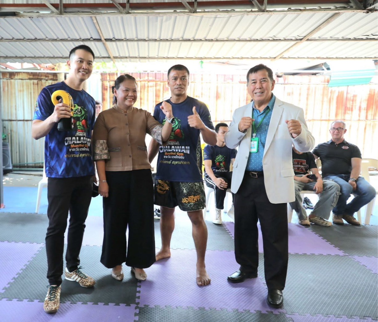 “ชาละวัน มวยไทยยิม”ได้ทำพิธีเปิดค่ายมวยอย่างเป็นทางการแล้ว  นางสาววิภาวี  คมคาย ท่องเที่ยวและกีฬาจังหวัดสมุทรปราการ เป็นประธาน พิธีเปิดศูนย์เผยแพร่ศิลปะมวยไทย “ชาละวัน มวยไทยยิม"  ณ ฟาร์มจระเข้และสวนสัตว์สมุทรปราการ โดย มี อดีต ส.ท.แจ๊ค ธนชาติ ยังประภากรเจ้าของค่ายมวย “ชาละวัน มวยไทยยิม"   และ อดีต ส.ว.จรูญ ยังประภากร /คุณทิมาธี ธรรมาชีวะ หัวหน้าคณะเจ้าของค่ายมวยศิษย์สองพี่น้อง และแขกผู้มีเกียรติเข้าร่วมในพิธีเปิดงานครั้งนี้ กันจำนวนมาก ด้านนายธนชาติ ยังประภากรเจ้าของค่ายมวย “ชาละวัน มวยไทยยิม"   กล่าวว่าต้องขอขอบพระคุณหัวหน้าค่ายมวยและทีมนักมวยทุกท่าน  ที่ให้เกียรตินำนักมวยมาร่วมซ้อมโชว์ในงานพิธีเปิดยิมในครั้งนี้อาทิ สิทธิชัย ศิษย์สิงพี่น้อง ธนัญชัย ศิษย์สองพี่น้อง, รุ่งราวี ศิษย์สองพี่น้อง,ครูตุ้ม ศักดิ์หอมศีลครูตุ้ม , ค่ายมวย @m.c.muaythai Smile Landทำให้งานมีสีสันและสร้างแรงบันดาลใจสนุกเป็นอย่างมากครับ 
