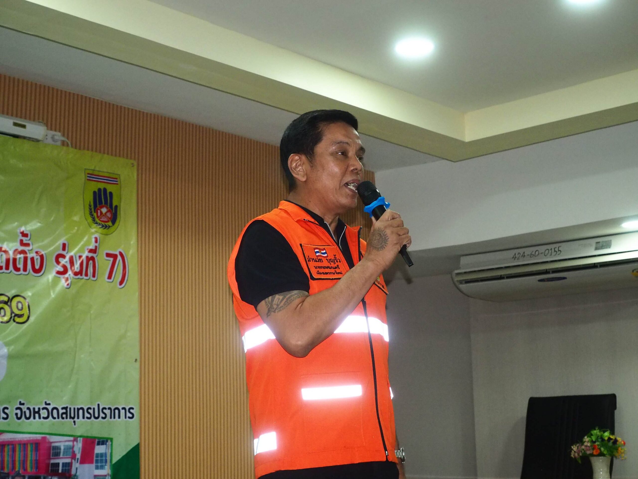  นายอำนวย บุญริ้ว นายกเทศมนตรีเมืองแพรกษาใหม่ เป็นประธาน มอบวุฒิบัตรแก่ผู้เข้าร่วมการฝึกอบรม โครงการฝึกอบรม อปพร. หลักสูตรจัดตั้ง รุ่นที่ 7 ณ กองป้องกันและบรรเทาสาธารณภัยเทศบาลเมืองแพรกษาใหม่ ต.แพรกษาใหม่ อ.เมือง จ.สมุทรปราการ โดยมี พ.จ.อ.พิรภพ แสงเพชร ที่ปรึกษานายกฯ พร้อมด้วย จ่าเอกสุทัศ ทับวันนา ผู้อำนวยการกองป้องกันและบรรเทาสาธารณภัย เทศบาลเมืองแพรกษาใหม่ เข้าร่วมในพิธี โครงการฝึกอบรม อปพร. ของทางเทศบาลเมืองแพรกษาใหม่ มีวัตถุประสงค์เพื่อให้ประชาชนในชุมชนในเขตพื้นที่ตำบลแพรกษาใหม่ มีความพร้อมในการป้องกันและบรรเทาสาธารณภัย เนื่องจากมีความสำคัญอย่างยิ่ง ทั้งนี้เพื่อเป็นการป้องกันและยับยั้งไม่ว่าจะเป็นภัยที่เกิดจากธรรมชาติ เช่น ธรณีพิบัติ วาตภัย อุทกภัย หรือภัยที่เกิดจากการกระทำของมนุษย์ เช่นอัคคีภัย อุบัติเหตุทางจราจร ซึ่งแต่ละครั้งทำให้เกิดความสูญเสียต่อชีวิตและทรัพย์สินของประชาชนเป็นอย่างมาก ทั้งนี้องค์การบริหารส่วนตำบลมีอำนาจและหน้าที่ในการจัดระบบการสาธารณะเพื่อประโยชน์ของประชาชนในท้องถิ่นตนเอง รวมถึงการรักษาความสงบเรียบร้อย พร้อมทั้งส่งเสริมและสนับสนุนการป้องกันและรักษาความปลอดภัยในชีวิตและทรัพย์สินเทศบาลเมืองแพรกษาใหม่ โดย นายอำนวย บุญริ้ว นายกเทศมนตรีเมืองแพรกษาใหม่ ตระหนักเห็นถึงความสำคัญจึงได้จัดให้มีการอบรมอาสาสมัครป้องกันภัยฝ่ายพลเรือน (อปพร.) หลักสูตรจัดตั้ง รุ่นที่ 7 ในพื้นที่รับผิดชอบเพื่อปฏิบัติหน้าที่ให้ความช่วยเหลือเจ้าพนักงานในการป้องกันและบรรเทาสาธารณภัย นอกจากนี้ เพื่อเป็นการเพิ่มจำนวนสมาชิกอาสาสมัครป้องกันฝ่ายพลเรือนในสังกัดศูนย์ อปพร. และเป็นกำลังสำคัญในการช่วยเหลือเจ้าหน้าที่รัฐเมื่อเกิดสาธารณภัยในด้านต่างๆ ในการฝึกอบรมอาสาสมัครครั้งนี้มีครูฝึกและบุคลากรที่มีความรู้ความสามารถมาฝึกอบรมให้ความรู้ ความเข้าใจ ในบทบาทหน้าที่และภารกิจของอาสาสมัครกองป้องกันฝ่ายพลเรือน เพื่อให้อาสาสมัครป้องกันภัยฝ่ายพลเรือนปฎิบัติหน้าที่ได้อย่างมีประสิทธิภาพ ซึ่งการฝึกอบรมมีการฝึกโรยตัวจากที่สูงลงสู่ที่ต่ำ มีระบบเซฟตี้ และมีครูฝึกคอยให้ความรู้แก่ผู้เข้าอบรม อย่างใกล้ชิด โดยมีผู้เข้าร่วมฝึกอบรม จำนวน 77 คน ตั้งแต่วันที่ 9-13 มีนาคม 2569 ณ กองป้องกันและบรรเทาสาธารณภัยเทศบาลเมืองแพรกษาใหม่
