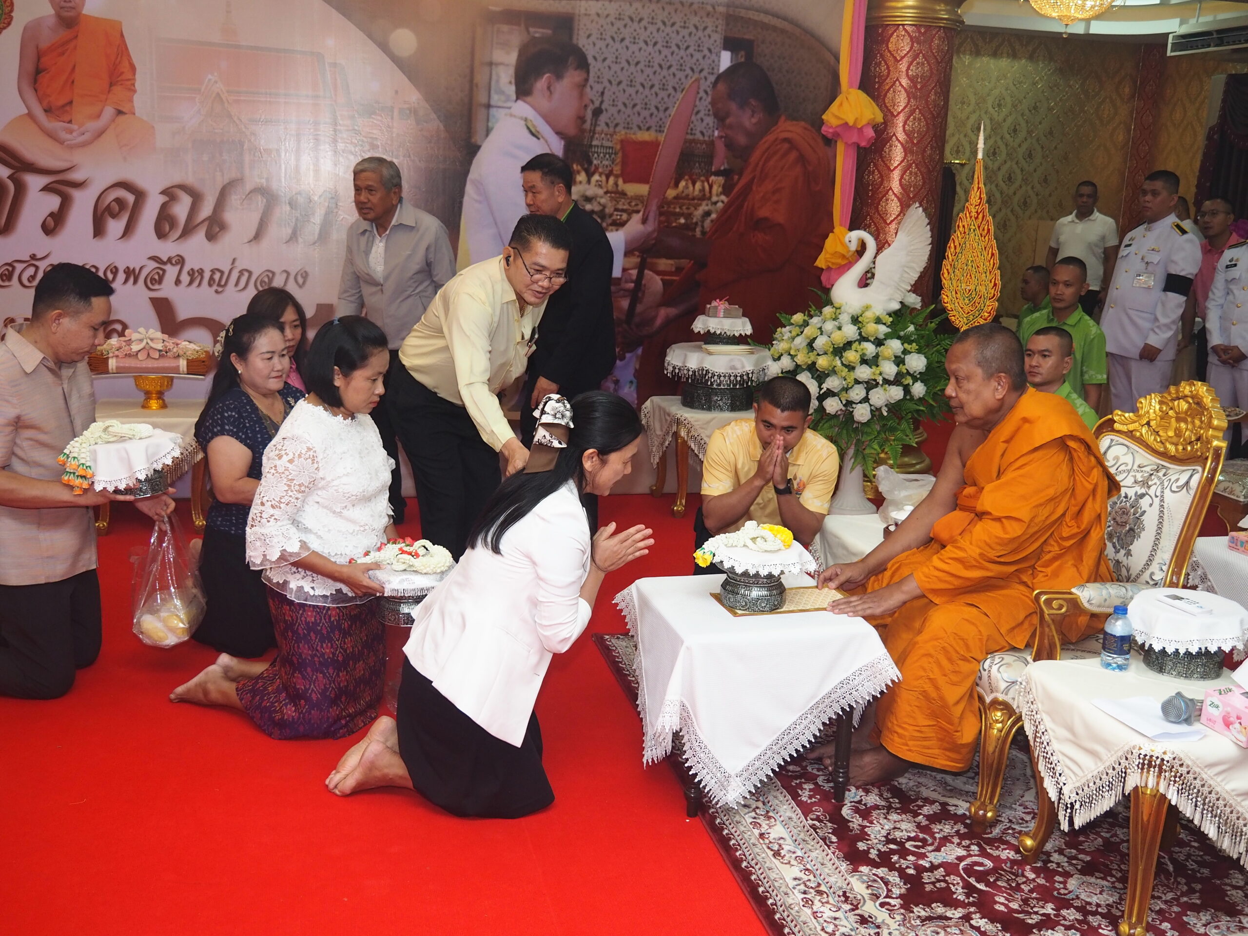 สมุทรปราการ-พระบาทสมเด็จพระเจ้าอยู่หัว ทรงพระกรุณาโปรดเกล้าฯ พระราชทานผ้าไตรในพิธีทำบุญอายุวัฒนมงคล 64 ปี พระวชิรคณาทร พระบาทสมเด็จพระเจ้าอยู่หัว ทรงพระกรุณาโปรดเกล้าฯ พระราชทานผ้าไตร และเครื่องสังฆทานพระราชทานเพื่อถวายแด่พระราชาคณะ จำนวน 1 รูป วันเสาร์ที่ 18 เมษายน 2569 เวลา 10.00 น. พระบาทสมเด็จพระเจ้าอยู่หัว ทรงพระกรุณาโปรดเกล้าฯ ให้ พลเรือตรีสกาย เภกะนันทน์ หัวหน้าส่วนราชการพระตำหนักราชฤทธิ์รุ่งโรจน์ ปิยนาฎวชิรพัทธ์ เป็นประธานในพิธีเชิญผ้าไตรพระราชทาน และเครื่องสังฆทานพระราชทาน เพื่อถวายแด่พระราชาคณะ จำนวน 1 รูป ในพิธีทำบุญอายุวัฒนมงคล 64 ปี พระวชิรคณาทร หรือที่พุทธศาสนิกชนรู้จักในนาม เจ้าคุณแจ้ วัดบางพลีใหญ่กลาง ตำบลบางพลีใหญ่ อำเภอบางพลี จังหวัดสมุทรปราการ โดยมี นายขจิตเวช แก้วน้อย นายอำเภอบางพลี หัวหน้าส่วนราชการ ผู้นำท้องถิ่น ผู้อำนวยการโรงพยาบาล ผู้อำนวยการสถานศึกษา เจ้าหน้าที่สำนักพุทธศาสนาจังหวัดสมุทรปราการ คณะแพทย์พยาบาล ข้าราชการตำรวจ ประชาชน และคณะสงฆ์ทรงสมณศักดิ์เข้าร่วมพิธี และกราบถวายมุทิตาสักการะเจริญอายุวัฒนมงคลครบ 64 ปี พระวชิรคณาทร หรือท่านเจ้าคุณแจ้ เจ้าอาวาสวัดบางพลีใหญ่กลาง จากนั้น ประธานในพิธีจุดธูปเทียนเครื่องนมัสการบูชาพระ ถวายความเคารพพระบรมฉายาลักษณ์สมเด็จพระเจ้าอยู่หัว กล่าวคำถวายสังฆทาน ประเคนเครื่องสังฆทานพระราชทาน ถวายแด่พระวชิรคณาทร เจ้าอาวาสวัดบางพลีใหญ่กลาง ในพิธีได้รับความเมตตาจาก พระพรหมวชิราธิบดี (พีร์ สุชาโต) อธิบดีสงฆ์วัดมหาธาตุยุวราชรังสฤษฎิ์ราชวรมหาวิหาร ที่ปรึกษาเจ้าคณะกรุงเทพมหานคร พร้อมด้วย พระพรหมดิลก พระราชาคณะเจ้าคณะรอง อดีตกรรมการมหาเถรสมาคม เจ้าอาวาสวัดสามพระยา วรวิหาร กรุงเทพมหานคร รวมทั้งพระเกจิและพระเถรานุเถระและพระสงฆ์ทรงสมณศักดิ์ ร่วมเจริญชัยมงคลคาถากราบถวายมุทิตาสักการะ เจริญอายุวัฒนมงคล ครบ 64 ปี พระวชิรคณาทร เจ้าอาวาสวัดบางพลีใหญ่กลาง พระวชิรคณาทร เป็นพระนักพัฒนาและเป็นพระที่เสียสละที่อุทิศตนปฏิบัติศาสนกิจ เผยแพร่หลักธรรมคำสอน เพื่อสืบต่ออายุพระพุทธศาสนา และแสดงเมตตาธรรมแก่สังคม โดยได้มอบเงินสนับสนุนสร้างอาคารเรียน สร้างโรงพยาบาล ส่งเสริมด้านการศึกษา ภารกิจช่วยเหลือดูแลสังคมและดูแลประชาชน รวมถึงการสงเคราะห์เผาศพผู้ยากไร้ฟรีไม่มีค่าใช้จ่าย