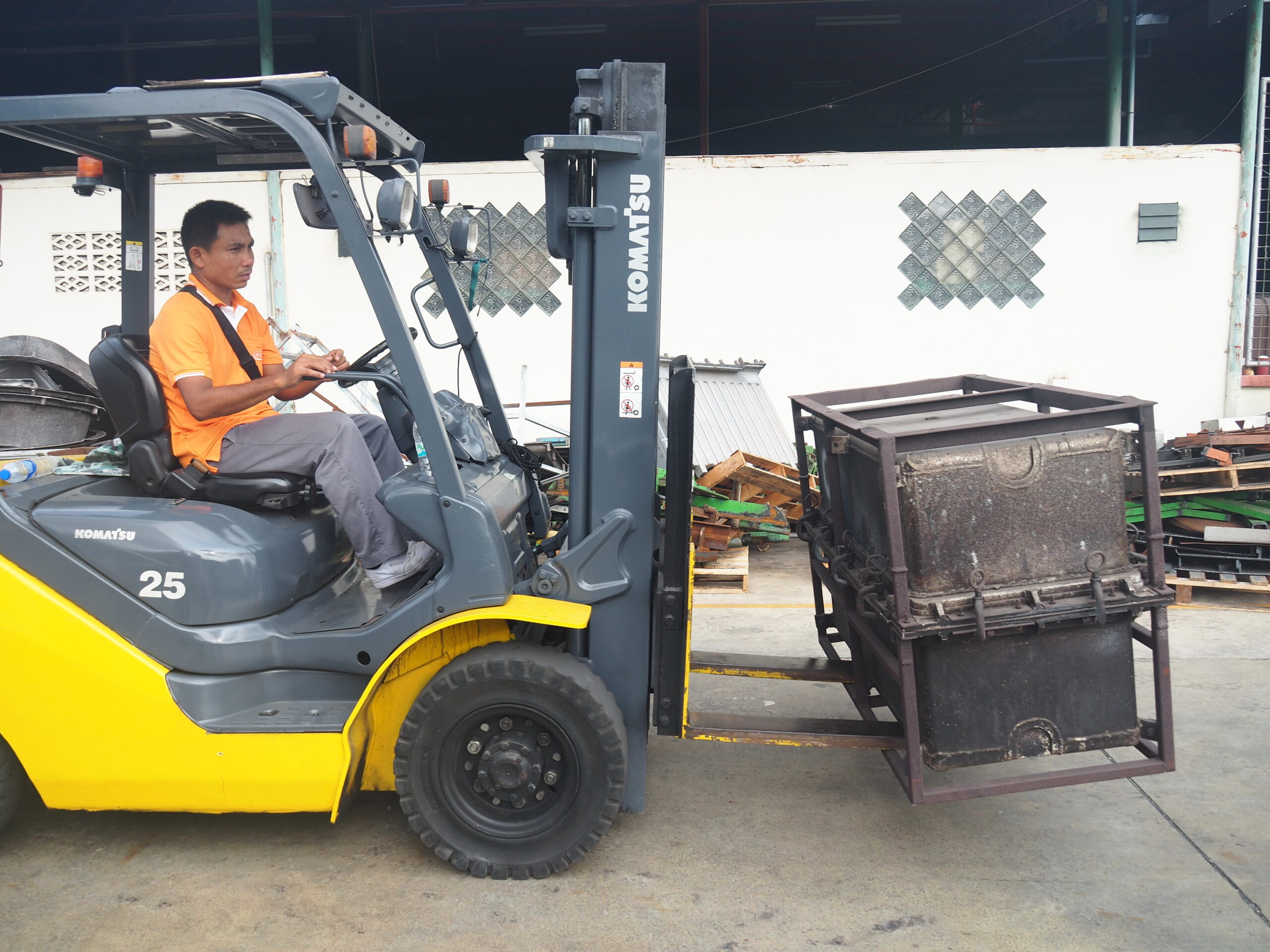 ผู้บริหารบ.โคมอสฯนำเงินสดจ่ายพนักงานทุกคนไม่มีลอยแพ ผู้บริหารบริษัท โคมอส คอร์ปอเรชั่น จำกัด นำเงินสดกว่า 16ล้านบาท นำมาจ่ายให้แก่พนักงานลูกจ้างบริษัท โคมอส คอร์ปอเรชั่น จำกัด ตามที่กฎหมายแรงงานกำหนด หลังหยุดกิจการ ยันไม่มีลอยแพพนักงานลูกจ้างตามที่เป็นข่าวแต่อย่างใด เมื่อ วันที่ 20 เมษายน 2569 ที่บริษัท โคมอส คอร์ปอเรชั่น จำกัด ต.ท้ายบ้าน อ.เมือง จ.สมุทรปราการ นายสุดใจ จิรยาภากร ผู้บริหารบริษัท โคมอส คอร์ปอเรชั่น จำกัด เบิกเงินสดกว่า 16ล้านบาท นำมาจ่ายให้แก่พนักงานลูกจ้างที่เคยทำงานให้กับ บริษัท โคมอส คอร์ปอเรชั่น จำกัด และพร้อมดูแลช่วยเหลือตามที่กฎหมายแรงงานกำหนด โดยยืนยันว่าไม่มีลอยแพพนักงานลูกจ้างตามที่เป็นข่าวแต่อย่างใด สืบเนื่องจาก วันที่ 17 เมษายน ที่ผ่านมา พรรคประชาชน นำโดย นายเซีย จำปาทอง สส.ระบบบัญชีรายชื่อพรรคประชาชน พร้อมด้วย นางสาวพนิดา มงคลสวัสดิ์ สส.พรรคประชาชน เขต 1 จังหวัดสมุทรปราการ พร้อมทั้งคณะเจ้าหน้าที่ นำพนักงานลูกจ้างของบริษัทโคมอส กว่า 20 คน เข้าพบนายศุภมิตร ชิณศรี ผู้ว่าราชการจังหวัดสมุทรปราการ โดยอ้างว่ามาร้องขอความเป็นธรรมให้กับพนักงานลูกจ้างบริษัทโคมอส ต.ท้ายบ้าน สมุทรปราการ ที่ยังไม่ได้รับการดูแลเยียวยา และไม่ได้รับความเป็นธรรม จากการปิดกิจการของนายจ้าง ด้านนาย สุดใจ จิรยาภากร ผู้บริหารบริษัท โคมอส คอร์ปอเรชั่น จำกัด เปิดเผยว่า ทางบริษัทโคมอสได้ปิดกิจการลงแล้วเมื่อวันที่ 11 เมษายน ที่ผ่านมา เนื่องจากได้รับผลกระทบพิษเศรษฐกิจน้ำมันแพงขึ้นอย่างต่อเนื่อง ส่งผลให้มีราคาต้นทุนการผลิตที่สูงขึ้นจึงต้องปิดกิจการลง และวันนี้ตนได้เบิกเงินสดจำนวน กว่า 16 ล้านบาท นำมาจ่ายให้แก่พนักงานลูกจ้างของบริษัท โดยบริษัทมีพนักงานทั้งคนไทยและต่างด้าว กว่า 400 คนวันนี้เป็นชุดที่ 3 และจะทยอยจ่ายเงินให้พนักงานในส่วนที่ยังตกค้างอยู่ให้ครบ ขณะเดียวกันทางบริษัทโคมอสได้มอบอุปกรณ์ ประเภท แบร์ริเออร์ กรวยพลาสติก และเสื้อผ้าแบรนด์เนม มอบให้กับทางมูลนิธิร่วมกุศลสมุทรปราการ เพื่อนำไปใช้ให้เกิดประโยชน์แก่สังคมอย่างสูงสุดต่อไป และในส่วนประเภทเหล็กโครงสร้างที่ไม่ได้ใช้จากการปิดกิจการลง ทางบริษัทก็จะนำไปขายทอดตลาดเป็นเศษเหล็กเพื่อนำเงินมาจ่ายเยียวยาให้แก่พนักงานที่ยังไม่ได้รับเงินจนครบทุกคน