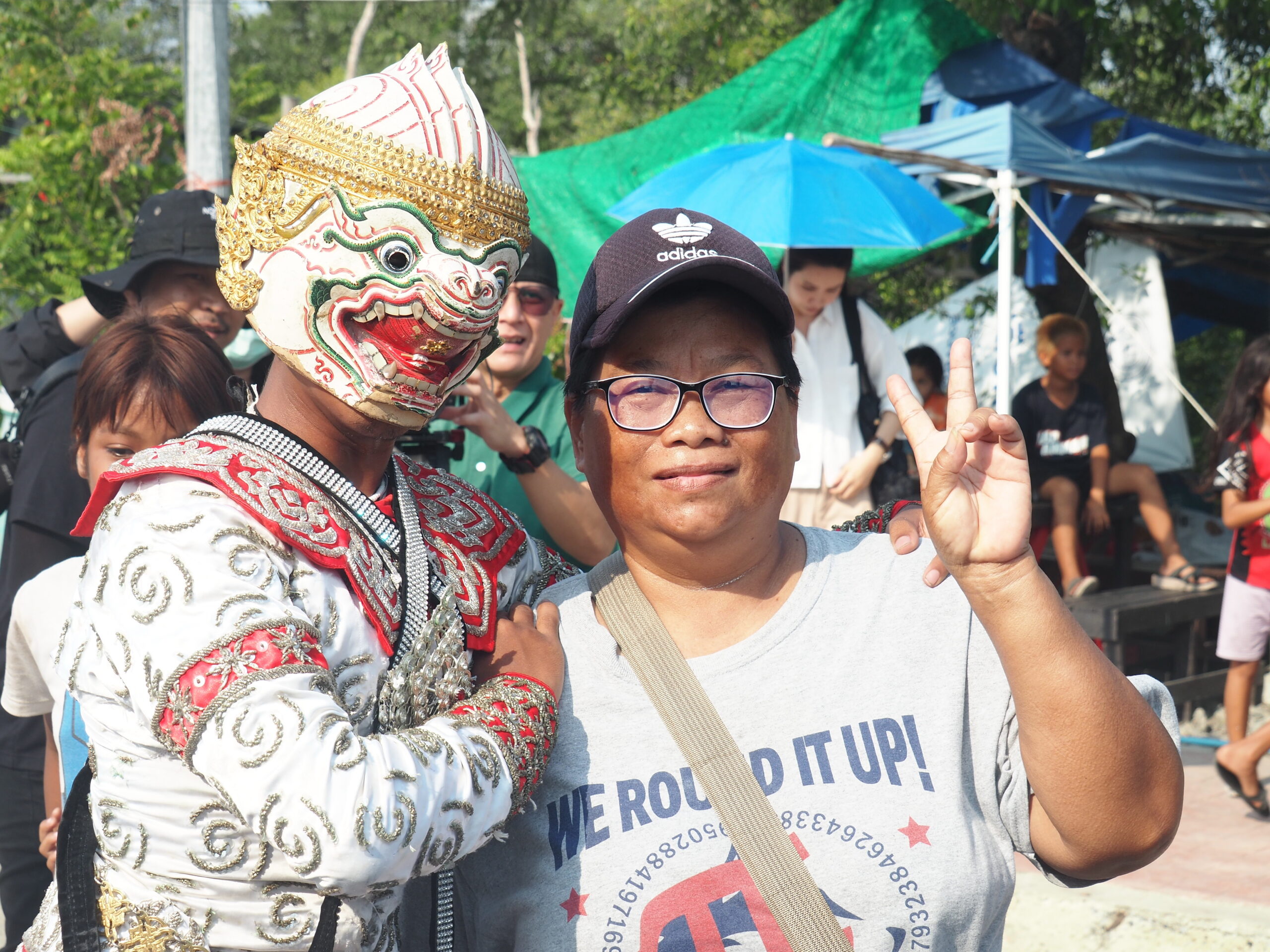 ท.ต.บางปูจัดกิจกรรม“วิถีน้ำ วิถีไทย มนต์เสน่ห์บางปู”ชวนแต่งกายสไตล์”สไบยีนส์” นายธีรพล ชุนเจริญ นายกเทศมนตรีตำบลบางปู พร้อม คุณศิริพร ยงค์สงวนชัย ภรรยา และ นายเมธัส แปลกพงษ์ศิริ รองนายกเทศมนตรี รวมทั้ง คณะผู้บริหาร ข้าราชการ เทศบาลตำบลบางปูร่วมจัดงาน ภายในงานมีการแสดงรำวงย้อนยุค การแสดงลีลาศผู้สูงอายุ การสาธิตการทำอาหาร จากเชฟจากัวร์ การแสดง หมากรุกคน และมีผู้สูงอายุร่วมพิธีรดน้ำดำหัวประมาณ600คน โดยชักชวนผู้ร่วมงานแต่งกายชุดไทยสไตล์ "สไบยีนส์" มาเดินชิลล์ดูนิทรรศการ เทศบาลตำบลบางปู จัดงานใหญ่ ขนทัพศิลปินดัง-เชฟร้อยล้าน ชวนแต่งไทยร่วมสมัยแบบสไบยีนส์ โดยนายธีรพล ชุนเจริญนายกเทศมนตรีตำบลบางปู เป็นประธานเปิดงาน พร้อมกับคณะผู้บริหาร ข้าราชการ ในงาน “วิถีน้ำ วิถีไทย มนต์เสน่ห์บางปู” ยกระดับภูมิปัญญาไทยสู่สากล พร้อมชมคอนเสิร์ตศิลปินดัง 25-26 เมษายนนี้ การจัดงาน สืบสานประเพณีวัฒนธรรม ภูมิปัญญาท้องถิ่น "วิถีน้ำ วิถีไทย มนต์เสน่ห์บางปูได้จัดขึ้นอย่างยิ่งใหญ่ในวันที่ 25 - 26 เมษายน 2569 ตั้งแต่เวลา 14.00 – 22.00 น. โดยมีวัตถุประสงค์เพื่อรื้อฟื้นและส่งเสริมมรดกทางวัฒนธรรมที่กำลังเลือนหายไป พร้อมสร้างความภาคภูมิใจในรากเหง้าของท้องถิ่นให้แก่เยาวชนรุ่นหลัง นายกเทศมนตรี กล่าวว่า งานนี้เป็นการรวมตัวของภูมิปัญญาที่ทรงคุณค่า ทั้งด้านอาหาร การละเล่น และพิธีกรรมที่แสดงถึงความกตัญญูต่อสายน้ำ ไฮไลต์สำคัญคือการยกระดับวัตถุดิบพื้นบ้านอย่าง กะปิ น้ำปลา และปลาแห้งบางปู โดย เชฟจากัวร์ ผู้ชนะเลิศสุดยอดข้าวแกงไทยสู่สากล 2025 ที่จะมาสาธิตการปรุงอาหารเมนูฟิวชั่นจากวัตถุดิบท้องถิ่น นอกจากนี้ ในวันที่ 26 เมษายน 2569 ผู้เข้าชมงานจะได้สัมผัสนิทรรศการย้อนรอยความรุ่งโรจน์ของบางปูในยุค 2493 และเพลิดเพลินกับร้านค้าของดีเมืองบางปูกว่า 50 ร้าน ปิดท้ายค่ำคืนด้วยคอนเสิร์ตจากศิลปินคุณภาพ Blackhead, ซูเปอร์เตย,บังนัส แอนด์ ฟิวเจอร์แบนด์, และต้นข้าว สุปรียา เทศบาลตำบลบางปู จังหวัดสมุทรปราการ ขอเชิญทุกท่านมาย้อนรอยเสน่ห์แห่งกาลเวลาในงาน สืบสานประเพณีวัฒนธรรม ภูมิปัญญาท้องถิ่น "วิถีน้ำ วิถีไทย มนต์เสน่ห์บางปู" พร้อมช้อปชิมของดีจากร้านค้าชื่อดังกว่า 50 ร้าน และสนุกสุดเหวี่ยงกับคอนเสิร์ตจากศิลปินระดับตำนาน อาทิ ไท ธนาวุฒิ, Blackhead, บังนัส แอนด์ ฟิวเจอร์แบนด์, และต้นข้าว สุปรียาส่วน วันอาทิตย์ที่ 26 เม.ย.: ปิดท้ายวันด้วยกิจกรรมเล่นน้ำสุดมันส์ตลอดวัน