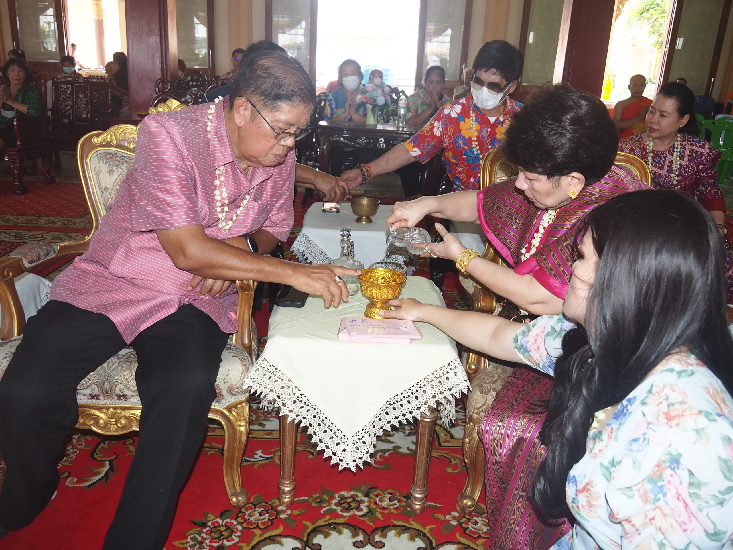 ครอบครัว “พาณิชย์พิศาล“ร่วม สืบสานประเพณีสงกรานต์ วันที่ 17 เมษายน 2569 ณ วัดมหาวงษ์ ปากน้ำ ต.ปากน้ำ อ.เมือง จ.สมุทรปราการ ครอบครัว “พาณิชย์พิศาล” นำโดย นายอัครนันท์ พร้อมด้วย นางธัญยธรณ์ พาณิชย์พิศาล ประธานที่ปรึกษากิตติมศักดิ์ ชมรมโฮปสะพานบุญแห่งความหวังและศรัทธา จ.สมุทรปราการ ดร.ปิยนุช พาณิชย์พิศาล ประธานชมรมโฮปสะพานบุญแห่งความหวังและศรัทธา จ.สมุทรปราการ และแขกผู้มีเกียรติได้ ร่วม สักการะขอพรองค์ท้าวเวสสุวรรณ สรงน้ำพระภิกษุสงฆ์ วัดมหาวงษ์ เนื่องในเทศกาลวันสงกรานต์ ประจำปี 2569 นำโดย พระปลัดสราวุธ โรจนธมฺโม (พระอาจารย์แดง) เจ้าอาวาสวัดมหาวงษ์ ปากน้ำ พระยุทธนา ภททญาโณ (พระอาจารย์ตุ๋ย) ผู้ช่วยเจ้าอาวาสวัดมหาวงษ์ พร้อมทั้งคณะสงฆ์วัดมหาวงษ์ เนื่องในเทศกาลวันสงกรานต์ และร่วมกันถวายภัตตาหารเพลแด่คณะสงฆ์วัดมหาวงษ์ เพื่อความสิริมงคลเนื่องในเทศกาลวันสงกรานต์ หลังจากนั้นประชาชน เจ้าหน้าที่ชมรมโฮปฯ คณะกรรมการวัด และสื่อมวลชน ได้ร่วมรดน้ำขอพร นายอัครนันท์ -นางธัญยธรณ์ พาณิชย์พิศาล นายธนิตพงษ์ นางทิพย์ประภา วรัณวงศ์เจริญ และครอบครัวกระแชงขาว โดยดร.ปิยนุช พาณิชย์พิศาล ได้รดน้ำขอพรเป็นคนแรก บรรยากาศเต็มไปด้วยความครึกครื้นและรอยยิ้มแห่งความสุข 