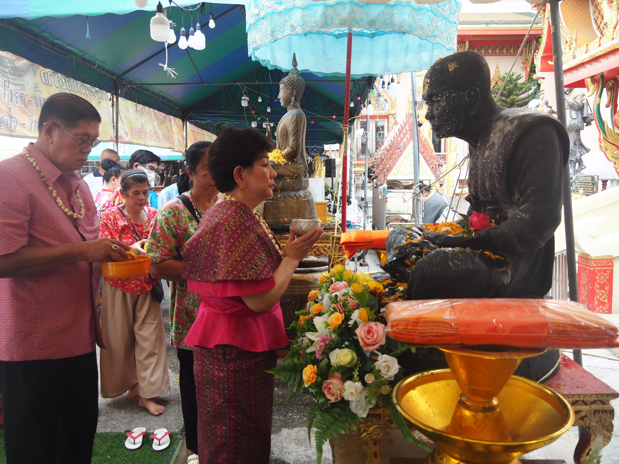 ครอบครัว “พาณิชย์พิศาล“ร่วม สืบสานประเพณีสงกรานต์ วันที่ 17 เมษายน 2569 ณ วัดมหาวงษ์ ปากน้ำ ต.ปากน้ำ อ.เมือง จ.สมุทรปราการ ครอบครัว “พาณิชย์พิศาล” นำโดย นายอัครนันท์ พร้อมด้วย นางธัญยธรณ์ พาณิชย์พิศาล ประธานที่ปรึกษากิตติมศักดิ์ ชมรมโฮปสะพานบุญแห่งความหวังและศรัทธา จ.สมุทรปราการ ดร.ปิยนุช พาณิชย์พิศาล ประธานชมรมโฮปสะพานบุญแห่งความหวังและศรัทธา จ.สมุทรปราการ และแขกผู้มีเกียรติได้ ร่วม สักการะขอพรองค์ท้าวเวสสุวรรณ สรงน้ำพระภิกษุสงฆ์ วัดมหาวงษ์ เนื่องในเทศกาลวันสงกรานต์ ประจำปี 2569 นำโดย พระปลัดสราวุธ โรจนธมฺโม (พระอาจารย์แดง) เจ้าอาวาสวัดมหาวงษ์ ปากน้ำ พระยุทธนา ภททญาโณ (พระอาจารย์ตุ๋ย) ผู้ช่วยเจ้าอาวาสวัดมหาวงษ์ พร้อมทั้งคณะสงฆ์วัดมหาวงษ์ เนื่องในเทศกาลวันสงกรานต์ และร่วมกันถวายภัตตาหารเพลแด่คณะสงฆ์วัดมหาวงษ์ เพื่อความสิริมงคลเนื่องในเทศกาลวันสงกรานต์ หลังจากนั้นประชาชน เจ้าหน้าที่ชมรมโฮปฯ คณะกรรมการวัด และสื่อมวลชน ได้ร่วมรดน้ำขอพร นายอัครนันท์ -นางธัญยธรณ์ พาณิชย์พิศาล นายธนิตพงษ์ นางทิพย์ประภา วรัณวงศ์เจริญ และครอบครัวกระแชงขาว โดยดร.ปิยนุช พาณิชย์พิศาล ได้รดน้ำขอพรเป็นคนแรก บรรยากาศเต็มไปด้วยความครึกครื้นและรอยยิ้มแห่งความสุข 