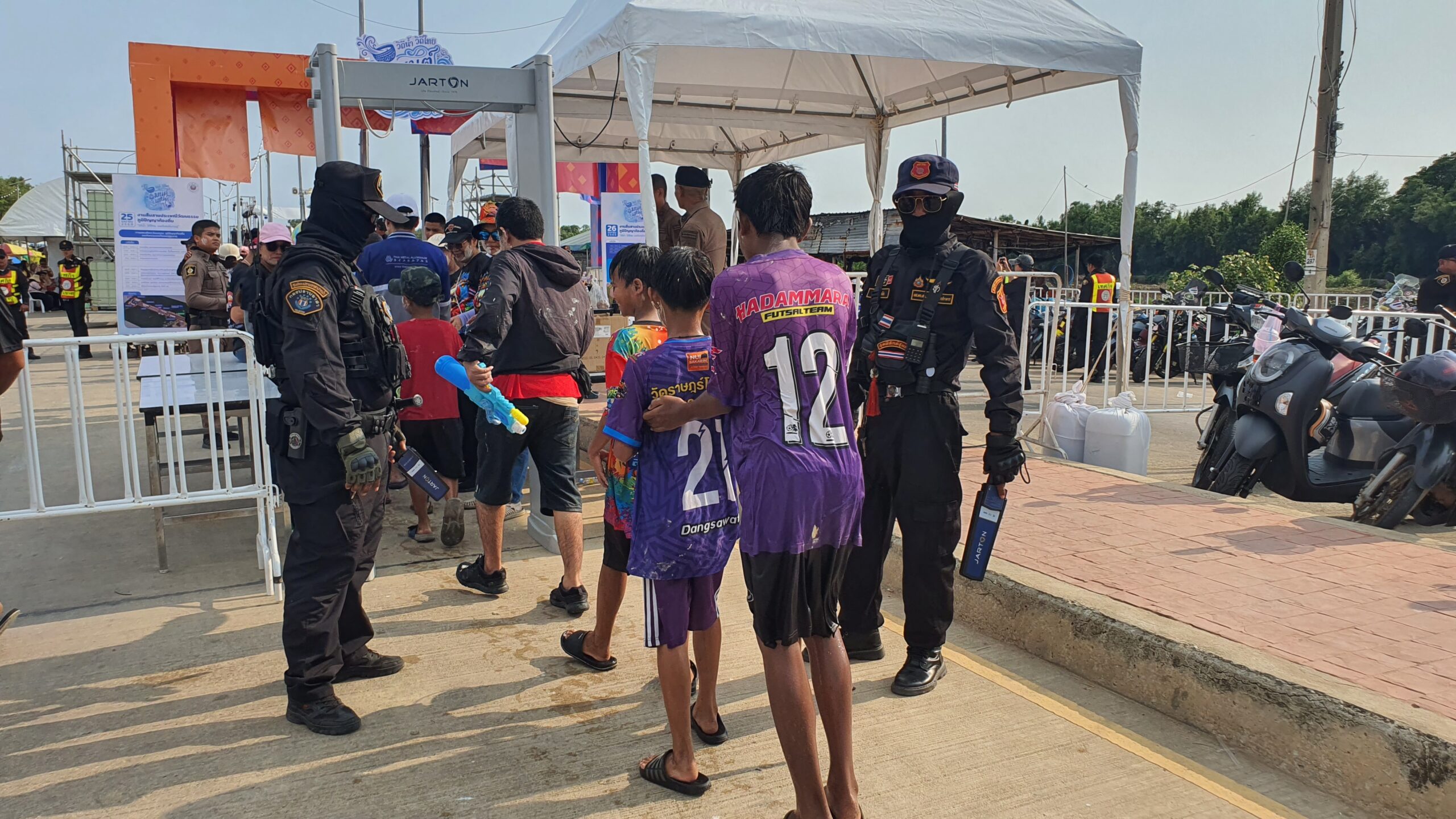 ท.ต.บางปูจัดงาน“วิถีน้ำ วิถีไทย มนต์เสน่ห์บางปู”ส่งท้ายสงกรานต์ เทศบาลตำบลบางปู จ.สมุทรปราการ จัดงานสืบสานประเพณีวัฒนธรรม ภูมิปัญญาท้องถิ่น “วิถีน้ำ วิถีไทย มนต์เสน่ห์บางปู” ร่วมอนุรักษ์มรดกแห่งวัฒนธรรมของชาว “บางปู” ให้กลายเป็นสมบัติอันทรงคุณค่า พร้อมส่งต่อให้เยาวชนคนรุ่นใหม่ เทศบาลตำบลบางปู จังหวัดสมุทรปราการ เมื่อเวลา 19.30น.วันที่ 26 เมษายน 2569 นายธีรพล ชุนเจริญ นายกเทศมนตรีตำบลบางปู พร้อมคณะผู้บริหารเทศบาลร่วมกันเปิดงาน “วิถีน้ำ วิถีไทย มนต์เสน่ห์บางปู” สืบสานประเพณี ภูมิปัญญาท้องถิ่น หนึ่งเดียวในโลก ท่ามกลางทัศนียภาพริมน้ำอันงดงามและความอุดมสมบูรณ์ของระบบนิเวศชายฝั่งบางปู พร้อมโชว์ศักยภาพการก้าวสู่หมุดหมายท่องเที่ยวเตรียมผลักดัน หาดอมรา เป็นแลนด์มาร์คแห่งใหม่ของจังหวัดสมุทรปราการ ณ วงเวียนหาดอมรา ถนนท้ายบ้าน อำเภอเมืองฯ จังหวัดสมุทรปราการ ภายในงานนำเสนอความโดดเด่นของ “บางปู” สถานที่สำคัญของจังหวัดสมุทรปราการและของประเทศไทย ซึ่งมีประวัติความเป็นมายาวนานกว่า 90 ปี ภายใต้แนวคิดหลักที่มี “น้ำ” เป็นจุดเชื่อมความสุข ได้แก่ ศรัทธาแห่งน้ำ ความสนุกแห่งน้ำ และ ภูมิปัญญาแห่งน้ำ ผ่านพิธีกรรมทางศาสนา กิจกรรมนันทนาการ การแสดงความกตัญญูกตเวทิตา การละเล่นพื้นบ้าน การแสดงมหรสพ ซุ้มนิทรรศการ และ การออกร้านค้าชุมชน อาหารท้องถิ่น ของดีบางปู เป็นต้น ปิดท้ายค่ำคืนด้วยคอนเสิร์ตจากศิลปินคุณภาพ Blackhead, ซูเปอร์เตย,บังนัส แอนด์ ฟิวเจอร์แบนด์, และต้นข้าว สุปรียา โดยการจัดการครั้งนี้ถือเป็นครั้งแรก แต่พบว่าได้มีประชาชนหลั่งไหลมาร่วมงานกันอย่างล้นหลาม ถือว่าประสบความสำเร็จเป็นอย่างมาก เมื่อการจัดงานประสบความสำเร็จ ทางเทศบาลตำบลบางปูก็จะพิจารณา ให้เป็นการประเพณีการจัดงานที่สำคัญเป็นประจำทุกปีโดยมีวัฒนธรรมการรดน้ำดำหัวการเล่นน้ำสงกรานต์ให้ชาวบ้านได้สนุกสนานกับวงดนตรีและศิลปินมากมาย หรือที่ชาวบ้านเรียกงานนี้ว่า “งานไหลหาดอมรา”
