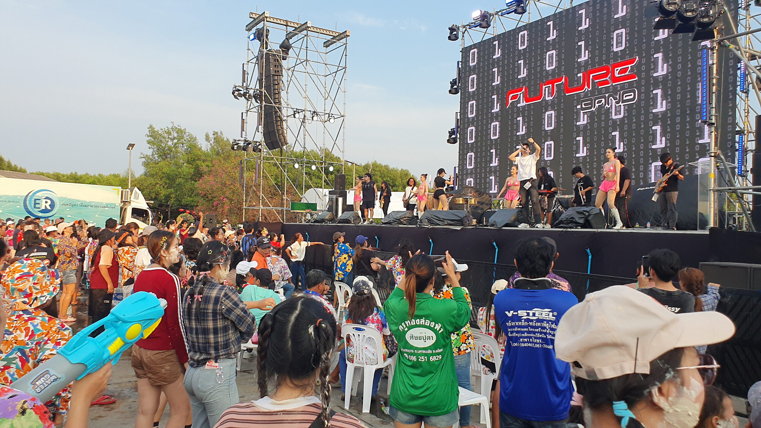 ท.ต.บางปูจัดงาน“วิถีน้ำ วิถีไทย มนต์เสน่ห์บางปู”ส่งท้ายสงกรานต์ เทศบาลตำบลบางปู จ.สมุทรปราการ จัดงานสืบสานประเพณีวัฒนธรรม ภูมิปัญญาท้องถิ่น “วิถีน้ำ วิถีไทย มนต์เสน่ห์บางปู” ร่วมอนุรักษ์มรดกแห่งวัฒนธรรมของชาว “บางปู” ให้กลายเป็นสมบัติอันทรงคุณค่า พร้อมส่งต่อให้เยาวชนคนรุ่นใหม่ เทศบาลตำบลบางปู จังหวัดสมุทรปราการ เมื่อเวลา 19.30น.วันที่ 26 เมษายน 2569 นายธีรพล ชุนเจริญ นายกเทศมนตรีตำบลบางปู พร้อมคณะผู้บริหารเทศบาลร่วมกันเปิดงาน “วิถีน้ำ วิถีไทย มนต์เสน่ห์บางปู” สืบสานประเพณี ภูมิปัญญาท้องถิ่น หนึ่งเดียวในโลก ท่ามกลางทัศนียภาพริมน้ำอันงดงามและความอุดมสมบูรณ์ของระบบนิเวศชายฝั่งบางปู พร้อมโชว์ศักยภาพการก้าวสู่หมุดหมายท่องเที่ยวเตรียมผลักดัน หาดอมรา เป็นแลนด์มาร์คแห่งใหม่ของจังหวัดสมุทรปราการ ณ วงเวียนหาดอมรา ถนนท้ายบ้าน อำเภอเมืองฯ จังหวัดสมุทรปราการ ภายในงานนำเสนอความโดดเด่นของ “บางปู” สถานที่สำคัญของจังหวัดสมุทรปราการและของประเทศไทย ซึ่งมีประวัติความเป็นมายาวนานกว่า 90 ปี ภายใต้แนวคิดหลักที่มี “น้ำ” เป็นจุดเชื่อมความสุข ได้แก่ ศรัทธาแห่งน้ำ ความสนุกแห่งน้ำ และ ภูมิปัญญาแห่งน้ำ ผ่านพิธีกรรมทางศาสนา กิจกรรมนันทนาการ การแสดงความกตัญญูกตเวทิตา การละเล่นพื้นบ้าน การแสดงมหรสพ ซุ้มนิทรรศการ และ การออกร้านค้าชุมชน อาหารท้องถิ่น ของดีบางปู เป็นต้น ปิดท้ายค่ำคืนด้วยคอนเสิร์ตจากศิลปินคุณภาพ Blackhead, ซูเปอร์เตย,บังนัส แอนด์ ฟิวเจอร์แบนด์, และต้นข้าว สุปรียา โดยการจัดการครั้งนี้ถือเป็นครั้งแรก แต่พบว่าได้มีประชาชนหลั่งไหลมาร่วมงานกันอย่างล้นหลาม ถือว่าประสบความสำเร็จเป็นอย่างมาก เมื่อการจัดงานประสบความสำเร็จ ทางเทศบาลตำบลบางปูก็จะพิจารณา ให้เป็นการประเพณีการจัดงานที่สำคัญเป็นประจำทุกปีโดยมีวัฒนธรรมการรดน้ำดำหัวการเล่นน้ำสงกรานต์ให้ชาวบ้านได้สนุกสนานกับวงดนตรีและศิลปินมากมาย หรือที่ชาวบ้านเรียกงานนี้ว่า “งานไหลหาดอมรา”