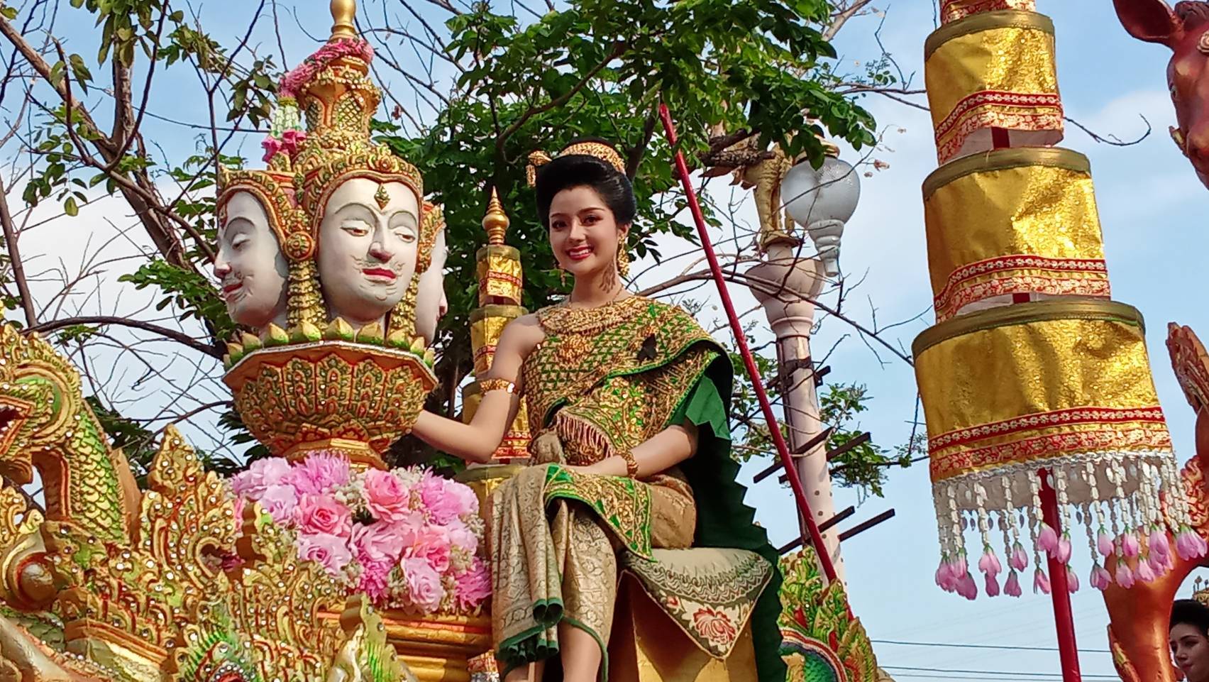 สมุทรปราการจัดยิ่งใหญ่ “สงกรานต์พระประแดง 2569” สืบสานวัฒนธรรมไทยรามัญ กระตุ้นท่องเที่ยวและเศรษฐกิจ .เมื่อวันที่ 26 เมษายน 2569 เวลา 15.30 น. ที่บริเวณโรงเรียนเทศบาลป้อมแผลงไฟฟ้า และเวทีสงกรานต์ท่าเรือพระประแดง นายสุนทร ปานแสงทอง นายกองค์การบริหารส่วนจังหวัดสมุทรปราการ พร้อมด้วย นายศุภมิตร ชิณศรี ผู้ว่าราชการจังหวัดสมุทรปราการ และบุคคลสำคัญในพื้นที่ ร่วมให้การต้อนรับ นายอนุทิน ชาญวีรกูล นายกรัฐมนตรี ในโอกาสเป็นประธานเปิดงานประเพณีสงกรานต์พระประแดง ประจำปี 2569 ซึ่งเทศบาลเมืองพระประแดง ร่วมกับการท่องเที่ยวแห่งประเทศไทย จัดขึ้นเพื่อสืบสานวัฒนธรรมประเพณีพื้นบ้านของชาวไทยรามัญ อนุรักษ์มรดกทางวัฒนธรรม และส่งเสริมการท่องเที่ยวของจังหวัด .ภายในงานมีคณะรัฐมนตรีและผู้บริหารระดับสูงเข้าร่วมอย่างพร้อมเพรียง อาทิ นายทรงศักดิ์ ทองศรี รองนายกรัฐมนตรี นายสุรศักดิ์ พันธุ์เจริญวรกุล รัฐมนตรีว่าการกระทรวงการท่องเที่ยวและกีฬา นางสาวซาบีดา ไทยเศรษฐ์ รัฐมนตรีว่าการกระทรวงวัฒนธรรม รวมถึงผู้บริหารหน่วยงานต่าง ๆ โดยหลังพิธีเปิด นายอนุทินและคณะได้ร่วมกิจกรรมสำคัญ ได้แก่ ปล่อยนก ปล่อยปลา สรงน้ำพระพุทธรูป รดน้ำขอพรผู้สูงอายุ เล่นสะบ้า และกวนกาละแม ก่อนร่วมพิธีลั่นฆ้องปล่อยขบวนแห่สงกรานต์พระประแดง .สำหรับงานประเพณีสงกรานต์พระประแดง หรือ “สงกรานต์ปากลัด” เป็นประเพณีเก่าแก่ของชาวไทยรามัญที่สืบทอดมาตั้งแต่สมัยรัชกาลที่ 2 โดยมีเอกลักษณ์โดดเด่นทั้งการแต่งกายแบบไทยรามัญ ขบวนแห่นางสงกรานต์ ขบวนแห่นก-ปลา และรถบุปผชาติที่งดงาม อีกทั้งองค์การยูเนสโกได้ประกาศให้ “สงกรานต์ไทย” เป็นมรดกภูมิปัญญาทางวัฒนธรรมของมนุษยชาติ และสงกรานต์พระประแดงยังเป็น 1 ใน 5 พื้นที่ต้นแบบที่ประเทศไทยนำเสนอขึ้นทะเบียนอีกด้วย นับเป็นงานสำคัญที่สะท้อนอัตลักษณ์ท้องถิ่น และช่วยสร้างรายได้ กระตุ้นเศรษฐกิจ และส่งเสริมภาพลักษณ์การท่องเที่ยวของจังหวัดสมุทรปราการอย่างยั่งยืน .